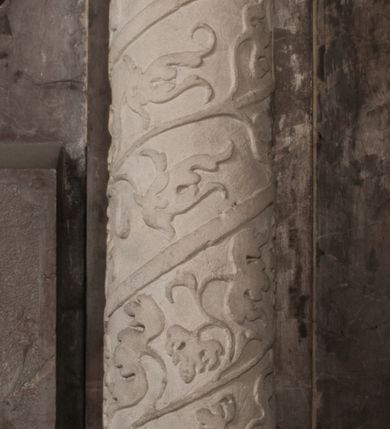 Zdjęcie nr 126: Nagrobek Grzegorza i Katarzyny Branickich znajduje się w kaplicy rodowej pod wezwaniem Najświętszej Marii Panny, na ścianie południowej, naprzeciwko wejścia. Składa się z trójosiowego cokołu i potrójnej filarowo-kolumnowej arkady z klęczącymi postaciami zmarłych po bokach adorujących znajdującą się pośrodku scenę ze zmartwychwstałym Chrystusem ukazującym się niewiernemu Tomaszowi. Całość wieńczy półkolista arkada z herbami Gryf i Kotwicz i tablicami inskrypcyjnymi. 
Dolna część artykułowa lizenami ozdobionymi motywami kandelabrowymi. W polu środkowym czaszka ze skrzyżowanymi piszczelami z inskrypcją w górnej i dolnej części: „POWIEDZ SVIETA [M]ADROSCI IESLI ZE SMIERC ZIWA / CZI MARTWA IESLI MARTWA CZEMV ZIWĄ BIWA / MALOWANA A IESLI ZIWA SMIERCIĄ CZEMV / ZOWIĄ IĄ NAD TO ZYWOT PRZECZ BIERZE KOZI/DEMV / TA IEST NA TWE PITANIE ODPOWIEC PRAWDZIWA / GDI TI ZYESZ SMIERC MARTVA GDY VMIERAS ZIWA / A IESLI ZLA CZI DOBRA CHCZES WIEDZIEC LI O TYM / IAKIS SĄM TAKĄ SMIELE SMIERC MIEĆ BĘDZIESZ PO TYM”. Na lewym polu inskrypcja „CO ZA DZIW ZEM POPIOLEM / WIEDZCIE ZESCIE WY / IAKO IA TENZE POPIOL, TO / IEDNO ZE ZYWY / BO GDIM SIĘ W PROCH ROSSIPAL / DOPIROM PRAWDZIWIE DOSZEDL, ZE CZLOWIEK TYMZE / PROCHEM CHOCIA ZYWIE / PATRZ ZE ZYWY POPIELIE A / TO POMNI SOBIE / ZES NA SWIECIE POPIOLEM / POPIOLEM I W GROBIE / A ZASZ NIEWIES CZYMEM BYL / A TERAZEM IAKI / OGLIANDAI, VWAZAIACZ ZE / SAM BEDZIESZ TAKI / BYLEM TERAS MIE NIE MASZ / IAK BIM TISZ NA SWIECIE / NIE BYL WY DZIS IESTESCIE / IUTRO NIEBEDZIECIE”. W polu cokołu „KTO TV LEZY POBOZNOSC / CNOTA OBYCZAIE / IAKICH NIERYCHLO VIZRĄ / BLISKO LEGLE KRAIE / IAKOSZ IE TAK MALY KĄT / MOGL ZACHOWAC W SOBIE / CZOSZ ALBO CNOTI LVCZKIE / GRZEBIĄ SCZIALEM W GROBIE / TILKOC TV CIALO LIEZY LIECZ / DVSZA W PRZESTRONE / NIEBIESKIE GMACHI WESŁA / KĘDI NIEZLICZONE / LATA POWIEDZIE. CZEMV IZE / MATKĄ BYLA / NIERZKAC POTOMSTWV ALIE / I SIROTOM SILA / TAKCI ZYWOT ZYWOTEM BYWA ZAKVPIONY / DOBRI FRIMARK DAC PLOCHI / ZA ON NIESKONCZONY”. Cokół zamyka wąski, silnie wysunięty gzyms z kimationem jońskim.
Trójosiowy podział nagrobka jest zachowany w partii środkowej, składającej się z trzech arkadowych wnęk, z których środkowa ujęta jest wolnostojącymi kolumnami jońskimi pokrytymi spiralnie ułożonymi pasami z motywem wici roślinnej, a sąsiednie od zewnątrz flankowane filarami pokrytymi motywami kandelabrowymi. W niezbyt głębokich niszach, których podniebienia zdobią kasetony z rozetami w kluczach uskrzydlone główki aniołków umieszczono wykonane w marmurze pińczowskim płaskorzeźby Chrystusa Zmartwychwstałego i adorujących go zmarłych, Grzegorza i Katarzynę Branickich. 
Zbawiciel jest ujęty całopostaciowo, frontalnie, w niewielkim wykroku, z głową zwróconą lekko do klęczącego po prawej stronie św. Tomasza. Jego ciało jest smukłe, wąskie w ramionach, z zaznaczonymi żebrami i mięśniami, osłonięte przewiązaną na biodrach szatą i płaszczem na lewym ramieniu. Chrystus ma pociągłą twarz, o wysokim czole, szerokich kościach policzkowych, wydatnym nosie i z głębokimi oczodołami. Przedstawiony został z długimi wąsami i brodą oraz opadającymi na ramiona, kręconymi włosami. W lewej ręce trzyma chorągiew i podtrzymuje szatę, a prawą rękę ma opuszczoną ku dołowi. 
Święty Tomasz ukazany jest z profilu, w szacie podwójnie przewiązanej w pasie sznurem i przerzuconym przez lewe ramie płaszczem. Twarz z brodą i długimi włosami, odwrócona w stronę Chrystusa. Do góry unosi również prawą rękę, zachowaną tylko do łokcia, lewą rękę trzyma ponad pasem. Figura mężczyzny wyrzeźbiona w kamieniu, polichromowana, przysłania wieniec z obłoków i uskrzydlonych głów puttów otaczający Chrystusa. 
Postacie stoją na podwójnym postumencie. W jego górnej części wyryto sentencję łacińską na prostokątnej tablicy umieszczonej w ozdobnym kartuszu, z zawiniętym spiralnie wycięciem krawędzi górnej i z dodaną w krawędzi dolnej główką uskrzydlonego putta. Napis na postumencie: „PER QVEM ET NOS / RESVRGERE DEVOTA / MENTE, CREDIMVS”. Na płycie poniżej płaskorzeźbione, leżące na prawym boku putto podpierające głowę na prawej ręce, natomiast w lewej trzymające klepsydrę. Nagie ciało, lekko przysłonięte draperią, spoczywa na poduszce z dwoma pomponami. Prawa noga jest wyprostowana, lewa zgięta w kolanie. Twarz pucołowata, z otwartymi oczami, otoczona gęstymi puklami loków. Przed dzieckiem leży czaszka. Nad nim znajduje się grawerowany kartusz z napisem: „HODIE MIHI / CRAS TIBI”. 
W arkadzie po lewej stronie przedstawiony został w trzech czwartych, zwrócony ramionami do widza Grzegorz Branicki. Postać klęczy na poduszce, szerokie dłonie złożone ma razem na piersiach, a głowę lekko uniesioną. Twarz Branickiego o pociągłych rysach, szerokich kościach policzkowych i dużych oczach, z wysokim czołem przysłoniętym zaczesanymi do przodu włosami. Ukazany z wąsami i długą, pofalowaną brodą. Ubrany jest w pełną, dekorowaną zbroję, spod której wystaje jaka i nogawice. Na szyi zawieszony łańcuch, a u stóp ostrogi. Przy nogach Branickiego leżą rękawice i hełm z trzema piórami. Nad głową wznoszą się panoplia, złożone z okrągłej tarczy i skrzyżowanych miecza, szabli, buławy, łuku, kołczanu ze strzałami i włóczni.
Po lewej stronie arkadę wypełnia ujęta z profilu, postać klęczącej na dwóch kolanach Katarzyny Branickiej. Jest ubrana w długą szubę, opadającą sztywnymi, rozchodzącymi się fałdami, u dołu załamującymi się, które zasłaniają sylwetkę. Na głowie ma czepiec przysłaniający włosy i podwikę. Twarz o łagodnych rysach, z długim nosem, małymi ustami i lekko zadartym podbródkiem. Ręce złożone razem na piersiach. Na palcach wskazującym i serdecznym lewej dłoni pierścienie, a ponad nadgarstkiem czterokrotnie nawinięty różaniec. Ponad figurą płaskorzeźbione tondo z Matką Boską z Dzieciątkiem otoczonymi wieńcem obłoków. Maria siedzi, ubrana w długą suknię, z welonem na głowie, z płaszczem zarzuconym na ramiona, którym lekko okrywa nagie Dzieciątko.
Zwieńczenie nagrobka o brzegach inkrustowanych marmurowymi kołami i elipsami, ujęte ornamentalnymi uszami, jest zakończone pasem z zawijającymi się do środkami kartuszami i równolegle ułożonymi liśćmi akantu. Tympanon wypełnia dekoracja złożona z czterech kartuszy: dwóch owalnych na tle paludamentu, zwieńczonych uskrzydloną główką anioła z godłami herbów Gryf i Kotwicz i dwóch podłużnych z inskrypcjami. Na tablicy po lewej stronie inskrypcja: „MAGNIFICO D(OMI)NO GREGORIO A RUSCA BRANICZKI OLIM VENA/TORI ET BURGRABIO CRAC(OVIENSI) CAPITANEO NIEPOŁOMIECEN(SI) VIRO / INTEGERRIMO DE REGIBVS SVIS ET RE PVB(LICA) BENE MERITO RELIGIO/NIS CATHOLICE AMANTISSIMO AMICIS FIDELISSIMO, OMNIBVS AFFABI/LI ET BENIGNO JOANNES A RUSCA BRANICZKI VENATOR CRACO(VIENSIS) CAPITANEVS NIEPOŁOMICEN(SI) MESTVS FILIUS PARENTI CHA/RISSIMO POSVIT OBYT 9 MAII A(NNO) D(OMINI) 1595 AETATIS SUE 60”. Napis wykuty po prawej stronie: “MAGNIFICAE D(OMI)NE CATHARINAE MAGNIFICI OLIM D(OMI)NI AUGUSTINI / KOTFICZ D(OMINI) SIGISMVNDI I POLONIAE REGIS STABVLI PREFECTI / VEXILIFERISQUE CURIE ET BURGRABY CRACO(VIENSIS) FILIE MATRONAE / LECTISSIME QVE CVM PVDORE ET MORVM MIRA ELEGANTIA / MARITI SUMMUM AMOREM VIRTUTE ET MODESTIA OMNIVM BENE/VOLENTIAM MERVISSET ACERBISSIMA MORTE AB OCVLIS EREPTA EST / IDEM FILIUS MATRI AMANTISSIME CVM LACRIMIS POSVIT. OBYT / 8 OCTOBRIS A(NNO) D)OMINI) 1588 AETATIS SUE 38&quot;. 
