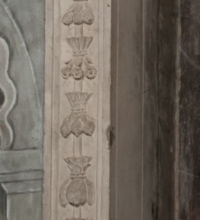 Zdjęcie nr 128: Nagrobek Grzegorza i Katarzyny Branickich znajduje się w kaplicy rodowej pod wezwaniem Najświętszej Marii Panny, na ścianie południowej, naprzeciwko wejścia. Składa się z trójosiowego cokołu i potrójnej filarowo-kolumnowej arkady z klęczącymi postaciami zmarłych po bokach adorujących znajdującą się pośrodku scenę ze zmartwychwstałym Chrystusem ukazującym się niewiernemu Tomaszowi. Całość wieńczy półkolista arkada z herbami Gryf i Kotwicz i tablicami inskrypcyjnymi. 
Dolna część artykułowa lizenami ozdobionymi motywami kandelabrowymi. W polu środkowym czaszka ze skrzyżowanymi piszczelami z inskrypcją w górnej i dolnej części: „POWIEDZ SVIETA [M]ADROSCI IESLI ZE SMIERC ZIWA / CZI MARTWA IESLI MARTWA CZEMV ZIWĄ BIWA / MALOWANA A IESLI ZIWA SMIERCIĄ CZEMV / ZOWIĄ IĄ NAD TO ZYWOT PRZECZ BIERZE KOZI/DEMV / TA IEST NA TWE PITANIE ODPOWIEC PRAWDZIWA / GDI TI ZYESZ SMIERC MARTVA GDY VMIERAS ZIWA / A IESLI ZLA CZI DOBRA CHCZES WIEDZIEC LI O TYM / IAKIS SĄM TAKĄ SMIELE SMIERC MIEĆ BĘDZIESZ PO TYM”. Na lewym polu inskrypcja „CO ZA DZIW ZEM POPIOLEM / WIEDZCIE ZESCIE WY / IAKO IA TENZE POPIOL, TO / IEDNO ZE ZYWY / BO GDIM SIĘ W PROCH ROSSIPAL / DOPIROM PRAWDZIWIE DOSZEDL, ZE CZLOWIEK TYMZE / PROCHEM CHOCIA ZYWIE / PATRZ ZE ZYWY POPIELIE A / TO POMNI SOBIE / ZES NA SWIECIE POPIOLEM / POPIOLEM I W GROBIE / A ZASZ NIEWIES CZYMEM BYL / A TERAZEM IAKI / OGLIANDAI, VWAZAIACZ ZE / SAM BEDZIESZ TAKI / BYLEM TERAS MIE NIE MASZ / IAK BIM TISZ NA SWIECIE / NIE BYL WY DZIS IESTESCIE / IUTRO NIEBEDZIECIE”. W polu cokołu „KTO TV LEZY POBOZNOSC / CNOTA OBYCZAIE / IAKICH NIERYCHLO VIZRĄ / BLISKO LEGLE KRAIE / IAKOSZ IE TAK MALY KĄT / MOGL ZACHOWAC W SOBIE / CZOSZ ALBO CNOTI LVCZKIE / GRZEBIĄ SCZIALEM W GROBIE / TILKOC TV CIALO LIEZY LIECZ / DVSZA W PRZESTRONE / NIEBIESKIE GMACHI WESŁA / KĘDI NIEZLICZONE / LATA POWIEDZIE. CZEMV IZE / MATKĄ BYLA / NIERZKAC POTOMSTWV ALIE / I SIROTOM SILA / TAKCI ZYWOT ZYWOTEM BYWA ZAKVPIONY / DOBRI FRIMARK DAC PLOCHI / ZA ON NIESKONCZONY”. Cokół zamyka wąski, silnie wysunięty gzyms z kimationem jońskim.
Trójosiowy podział nagrobka jest zachowany w partii środkowej, składającej się z trzech arkadowych wnęk, z których środkowa ujęta jest wolnostojącymi kolumnami jońskimi pokrytymi spiralnie ułożonymi pasami z motywem wici roślinnej, a sąsiednie od zewnątrz flankowane filarami pokrytymi motywami kandelabrowymi. W niezbyt głębokich niszach, których podniebienia zdobią kasetony z rozetami w kluczach uskrzydlone główki aniołków umieszczono wykonane w marmurze pińczowskim płaskorzeźby Chrystusa Zmartwychwstałego i adorujących go zmarłych, Grzegorza i Katarzynę Branickich. 
Zbawiciel jest ujęty całopostaciowo, frontalnie, w niewielkim wykroku, z głową zwróconą lekko do klęczącego po prawej stronie św. Tomasza. Jego ciało jest smukłe, wąskie w ramionach, z zaznaczonymi żebrami i mięśniami, osłonięte przewiązaną na biodrach szatą i płaszczem na lewym ramieniu. Chrystus ma pociągłą twarz, o wysokim czole, szerokich kościach policzkowych, wydatnym nosie i z głębokimi oczodołami. Przedstawiony został z długimi wąsami i brodą oraz opadającymi na ramiona, kręconymi włosami. W lewej ręce trzyma chorągiew i podtrzymuje szatę, a prawą rękę ma opuszczoną ku dołowi. 
Święty Tomasz ukazany jest z profilu, w szacie podwójnie przewiązanej w pasie sznurem i przerzuconym przez lewe ramie płaszczem. Twarz z brodą i długimi włosami, odwrócona w stronę Chrystusa. Do góry unosi również prawą rękę, zachowaną tylko do łokcia, lewą rękę trzyma ponad pasem. Figura mężczyzny wyrzeźbiona w kamieniu, polichromowana, przysłania wieniec z obłoków i uskrzydlonych głów puttów otaczający Chrystusa. 
Postacie stoją na podwójnym postumencie. W jego górnej części wyryto sentencję łacińską na prostokątnej tablicy umieszczonej w ozdobnym kartuszu, z zawiniętym spiralnie wycięciem krawędzi górnej i z dodaną w krawędzi dolnej główką uskrzydlonego putta. Napis na postumencie: „PER QVEM ET NOS / RESVRGERE DEVOTA / MENTE, CREDIMVS”. Na płycie poniżej płaskorzeźbione, leżące na prawym boku putto podpierające głowę na prawej ręce, natomiast w lewej trzymające klepsydrę. Nagie ciało, lekko przysłonięte draperią, spoczywa na poduszce z dwoma pomponami. Prawa noga jest wyprostowana, lewa zgięta w kolanie. Twarz pucołowata, z otwartymi oczami, otoczona gęstymi puklami loków. Przed dzieckiem leży czaszka. Nad nim znajduje się grawerowany kartusz z napisem: „HODIE MIHI / CRAS TIBI”. 
W arkadzie po lewej stronie przedstawiony został w trzech czwartych, zwrócony ramionami do widza Grzegorz Branicki. Postać klęczy na poduszce, szerokie dłonie złożone ma razem na piersiach, a głowę lekko uniesioną. Twarz Branickiego o pociągłych rysach, szerokich kościach policzkowych i dużych oczach, z wysokim czołem przysłoniętym zaczesanymi do przodu włosami. Ukazany z wąsami i długą, pofalowaną brodą. Ubrany jest w pełną, dekorowaną zbroję, spod której wystaje jaka i nogawice. Na szyi zawieszony łańcuch, a u stóp ostrogi. Przy nogach Branickiego leżą rękawice i hełm z trzema piórami. Nad głową wznoszą się panoplia, złożone z okrągłej tarczy i skrzyżowanych miecza, szabli, buławy, łuku, kołczanu ze strzałami i włóczni.
Po lewej stronie arkadę wypełnia ujęta z profilu, postać klęczącej na dwóch kolanach Katarzyny Branickiej. Jest ubrana w długą szubę, opadającą sztywnymi, rozchodzącymi się fałdami, u dołu załamującymi się, które zasłaniają sylwetkę. Na głowie ma czepiec przysłaniający włosy i podwikę. Twarz o łagodnych rysach, z długim nosem, małymi ustami i lekko zadartym podbródkiem. Ręce złożone razem na piersiach. Na palcach wskazującym i serdecznym lewej dłoni pierścienie, a ponad nadgarstkiem czterokrotnie nawinięty różaniec. Ponad figurą płaskorzeźbione tondo z Matką Boską z Dzieciątkiem otoczonymi wieńcem obłoków. Maria siedzi, ubrana w długą suknię, z welonem na głowie, z płaszczem zarzuconym na ramiona, którym lekko okrywa nagie Dzieciątko.
Zwieńczenie nagrobka o brzegach inkrustowanych marmurowymi kołami i elipsami, ujęte ornamentalnymi uszami, jest zakończone pasem z zawijającymi się do środkami kartuszami i równolegle ułożonymi liśćmi akantu. Tympanon wypełnia dekoracja złożona z czterech kartuszy: dwóch owalnych na tle paludamentu, zwieńczonych uskrzydloną główką anioła z godłami herbów Gryf i Kotwicz i dwóch podłużnych z inskrypcjami. Na tablicy po lewej stronie inskrypcja: „MAGNIFICO D(OMI)NO GREGORIO A RUSCA BRANICZKI OLIM VENA/TORI ET BURGRABIO CRAC(OVIENSI) CAPITANEO NIEPOŁOMIECEN(SI) VIRO / INTEGERRIMO DE REGIBVS SVIS ET RE PVB(LICA) BENE MERITO RELIGIO/NIS CATHOLICE AMANTISSIMO AMICIS FIDELISSIMO, OMNIBVS AFFABI/LI ET BENIGNO JOANNES A RUSCA BRANICZKI VENATOR CRACO(VIENSIS) CAPITANEVS NIEPOŁOMICEN(SI) MESTVS FILIUS PARENTI CHA/RISSIMO POSVIT OBYT 9 MAII A(NNO) D(OMINI) 1595 AETATIS SUE 60”. Napis wykuty po prawej stronie: “MAGNIFICAE D(OMI)NE CATHARINAE MAGNIFICI OLIM D(OMI)NI AUGUSTINI / KOTFICZ D(OMINI) SIGISMVNDI I POLONIAE REGIS STABVLI PREFECTI / VEXILIFERISQUE CURIE ET BURGRABY CRACO(VIENSIS) FILIE MATRONAE / LECTISSIME QVE CVM PVDORE ET MORVM MIRA ELEGANTIA / MARITI SUMMUM AMOREM VIRTUTE ET MODESTIA OMNIVM BENE/VOLENTIAM MERVISSET ACERBISSIMA MORTE AB OCVLIS EREPTA EST / IDEM FILIUS MATRI AMANTISSIME CVM LACRIMIS POSVIT. OBYT / 8 OCTOBRIS A(NNO) D)OMINI) 1588 AETATIS SUE 38". 
