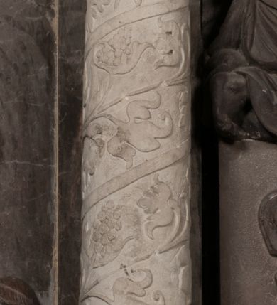 Zdjęcie nr 129: Nagrobek Grzegorza i Katarzyny Branickich znajduje się w kaplicy rodowej pod wezwaniem Najświętszej Marii Panny, na ścianie południowej, naprzeciwko wejścia. Składa się z trójosiowego cokołu i potrójnej filarowo-kolumnowej arkady z klęczącymi postaciami zmarłych po bokach adorujących znajdującą się pośrodku scenę ze zmartwychwstałym Chrystusem ukazującym się niewiernemu Tomaszowi. Całość wieńczy półkolista arkada z herbami Gryf i Kotwicz i tablicami inskrypcyjnymi. 
Dolna część artykułowa lizenami ozdobionymi motywami kandelabrowymi. W polu środkowym czaszka ze skrzyżowanymi piszczelami z inskrypcją w górnej i dolnej części: „POWIEDZ SVIETA [M]ADROSCI IESLI ZE SMIERC ZIWA / CZI MARTWA IESLI MARTWA CZEMV ZIWĄ BIWA / MALOWANA A IESLI ZIWA SMIERCIĄ CZEMV / ZOWIĄ IĄ NAD TO ZYWOT PRZECZ BIERZE KOZI/DEMV / TA IEST NA TWE PITANIE ODPOWIEC PRAWDZIWA / GDI TI ZYESZ SMIERC MARTVA GDY VMIERAS ZIWA / A IESLI ZLA CZI DOBRA CHCZES WIEDZIEC LI O TYM / IAKIS SĄM TAKĄ SMIELE SMIERC MIEĆ BĘDZIESZ PO TYM”. Na lewym polu inskrypcja „CO ZA DZIW ZEM POPIOLEM / WIEDZCIE ZESCIE WY / IAKO IA TENZE POPIOL, TO / IEDNO ZE ZYWY / BO GDIM SIĘ W PROCH ROSSIPAL / DOPIROM PRAWDZIWIE DOSZEDL, ZE CZLOWIEK TYMZE / PROCHEM CHOCIA ZYWIE / PATRZ ZE ZYWY POPIELIE A / TO POMNI SOBIE / ZES NA SWIECIE POPIOLEM / POPIOLEM I W GROBIE / A ZASZ NIEWIES CZYMEM BYL / A TERAZEM IAKI / OGLIANDAI, VWAZAIACZ ZE / SAM BEDZIESZ TAKI / BYLEM TERAS MIE NIE MASZ / IAK BIM TISZ NA SWIECIE / NIE BYL WY DZIS IESTESCIE / IUTRO NIEBEDZIECIE”. W polu cokołu „KTO TV LEZY POBOZNOSC / CNOTA OBYCZAIE / IAKICH NIERYCHLO VIZRĄ / BLISKO LEGLE KRAIE / IAKOSZ IE TAK MALY KĄT / MOGL ZACHOWAC W SOBIE / CZOSZ ALBO CNOTI LVCZKIE / GRZEBIĄ SCZIALEM W GROBIE / TILKOC TV CIALO LIEZY LIECZ / DVSZA W PRZESTRONE / NIEBIESKIE GMACHI WESŁA / KĘDI NIEZLICZONE / LATA POWIEDZIE. CZEMV IZE / MATKĄ BYLA / NIERZKAC POTOMSTWV ALIE / I SIROTOM SILA / TAKCI ZYWOT ZYWOTEM BYWA ZAKVPIONY / DOBRI FRIMARK DAC PLOCHI / ZA ON NIESKONCZONY”. Cokół zamyka wąski, silnie wysunięty gzyms z kimationem jońskim.
Trójosiowy podział nagrobka jest zachowany w partii środkowej, składającej się z trzech arkadowych wnęk, z których środkowa ujęta jest wolnostojącymi kolumnami jońskimi pokrytymi spiralnie ułożonymi pasami z motywem wici roślinnej, a sąsiednie od zewnątrz flankowane filarami pokrytymi motywami kandelabrowymi. W niezbyt głębokich niszach, których podniebienia zdobią kasetony z rozetami w kluczach uskrzydlone główki aniołków umieszczono wykonane w marmurze pińczowskim płaskorzeźby Chrystusa Zmartwychwstałego i adorujących go zmarłych, Grzegorza i Katarzynę Branickich. 
Zbawiciel jest ujęty całopostaciowo, frontalnie, w niewielkim wykroku, z głową zwróconą lekko do klęczącego po prawej stronie św. Tomasza. Jego ciało jest smukłe, wąskie w ramionach, z zaznaczonymi żebrami i mięśniami, osłonięte przewiązaną na biodrach szatą i płaszczem na lewym ramieniu. Chrystus ma pociągłą twarz, o wysokim czole, szerokich kościach policzkowych, wydatnym nosie i z głębokimi oczodołami. Przedstawiony został z długimi wąsami i brodą oraz opadającymi na ramiona, kręconymi włosami. W lewej ręce trzyma chorągiew i podtrzymuje szatę, a prawą rękę ma opuszczoną ku dołowi. 
Święty Tomasz ukazany jest z profilu, w szacie podwójnie przewiązanej w pasie sznurem i przerzuconym przez lewe ramie płaszczem. Twarz z brodą i długimi włosami, odwrócona w stronę Chrystusa. Do góry unosi również prawą rękę, zachowaną tylko do łokcia, lewą rękę trzyma ponad pasem. Figura mężczyzny wyrzeźbiona w kamieniu, polichromowana, przysłania wieniec z obłoków i uskrzydlonych głów puttów otaczający Chrystusa. 
Postacie stoją na podwójnym postumencie. W jego górnej części wyryto sentencję łacińską na prostokątnej tablicy umieszczonej w ozdobnym kartuszu, z zawiniętym spiralnie wycięciem krawędzi górnej i z dodaną w krawędzi dolnej główką uskrzydlonego putta. Napis na postumencie: „PER QVEM ET NOS / RESVRGERE DEVOTA / MENTE, CREDIMVS”. Na płycie poniżej płaskorzeźbione, leżące na prawym boku putto podpierające głowę na prawej ręce, natomiast w lewej trzymające klepsydrę. Nagie ciało, lekko przysłonięte draperią, spoczywa na poduszce z dwoma pomponami. Prawa noga jest wyprostowana, lewa zgięta w kolanie. Twarz pucołowata, z otwartymi oczami, otoczona gęstymi puklami loków. Przed dzieckiem leży czaszka. Nad nim znajduje się grawerowany kartusz z napisem: „HODIE MIHI / CRAS TIBI”. 
W arkadzie po lewej stronie przedstawiony został w trzech czwartych, zwrócony ramionami do widza Grzegorz Branicki. Postać klęczy na poduszce, szerokie dłonie złożone ma razem na piersiach, a głowę lekko uniesioną. Twarz Branickiego o pociągłych rysach, szerokich kościach policzkowych i dużych oczach, z wysokim czołem przysłoniętym zaczesanymi do przodu włosami. Ukazany z wąsami i długą, pofalowaną brodą. Ubrany jest w pełną, dekorowaną zbroję, spod której wystaje jaka i nogawice. Na szyi zawieszony łańcuch, a u stóp ostrogi. Przy nogach Branickiego leżą rękawice i hełm z trzema piórami. Nad głową wznoszą się panoplia, złożone z okrągłej tarczy i skrzyżowanych miecza, szabli, buławy, łuku, kołczanu ze strzałami i włóczni.
Po lewej stronie arkadę wypełnia ujęta z profilu, postać klęczącej na dwóch kolanach Katarzyny Branickiej. Jest ubrana w długą szubę, opadającą sztywnymi, rozchodzącymi się fałdami, u dołu załamującymi się, które zasłaniają sylwetkę. Na głowie ma czepiec przysłaniający włosy i podwikę. Twarz o łagodnych rysach, z długim nosem, małymi ustami i lekko zadartym podbródkiem. Ręce złożone razem na piersiach. Na palcach wskazującym i serdecznym lewej dłoni pierścienie, a ponad nadgarstkiem czterokrotnie nawinięty różaniec. Ponad figurą płaskorzeźbione tondo z Matką Boską z Dzieciątkiem otoczonymi wieńcem obłoków. Maria siedzi, ubrana w długą suknię, z welonem na głowie, z płaszczem zarzuconym na ramiona, którym lekko okrywa nagie Dzieciątko.
Zwieńczenie nagrobka o brzegach inkrustowanych marmurowymi kołami i elipsami, ujęte ornamentalnymi uszami, jest zakończone pasem z zawijającymi się do środkami kartuszami i równolegle ułożonymi liśćmi akantu. Tympanon wypełnia dekoracja złożona z czterech kartuszy: dwóch owalnych na tle paludamentu, zwieńczonych uskrzydloną główką anioła z godłami herbów Gryf i Kotwicz i dwóch podłużnych z inskrypcjami. Na tablicy po lewej stronie inskrypcja: „MAGNIFICO D(OMI)NO GREGORIO A RUSCA BRANICZKI OLIM VENA/TORI ET BURGRABIO CRAC(OVIENSI) CAPITANEO NIEPOŁOMIECEN(SI) VIRO / INTEGERRIMO DE REGIBVS SVIS ET RE PVB(LICA) BENE MERITO RELIGIO/NIS CATHOLICE AMANTISSIMO AMICIS FIDELISSIMO, OMNIBVS AFFABI/LI ET BENIGNO JOANNES A RUSCA BRANICZKI VENATOR CRACO(VIENSIS) CAPITANEVS NIEPOŁOMICEN(SI) MESTVS FILIUS PARENTI CHA/RISSIMO POSVIT OBYT 9 MAII A(NNO) D(OMINI) 1595 AETATIS SUE 60”. Napis wykuty po prawej stronie: “MAGNIFICAE D(OMI)NE CATHARINAE MAGNIFICI OLIM D(OMI)NI AUGUSTINI / KOTFICZ D(OMINI) SIGISMVNDI I POLONIAE REGIS STABVLI PREFECTI / VEXILIFERISQUE CURIE ET BURGRABY CRACO(VIENSIS) FILIE MATRONAE / LECTISSIME QVE CVM PVDORE ET MORVM MIRA ELEGANTIA / MARITI SUMMUM AMOREM VIRTUTE ET MODESTIA OMNIVM BENE/VOLENTIAM MERVISSET ACERBISSIMA MORTE AB OCVLIS EREPTA EST / IDEM FILIUS MATRI AMANTISSIME CVM LACRIMIS POSVIT. OBYT / 8 OCTOBRIS A(NNO) D)OMINI) 1588 AETATIS SUE 38&quot;. 
