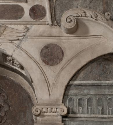 Zdjęcie nr 131: Nagrobek Grzegorza i Katarzyny Branickich znajduje się w kaplicy rodowej pod wezwaniem Najświętszej Marii Panny, na ścianie południowej, naprzeciwko wejścia. Składa się z trójosiowego cokołu i potrójnej filarowo-kolumnowej arkady z klęczącymi postaciami zmarłych po bokach adorujących znajdującą się pośrodku scenę ze zmartwychwstałym Chrystusem ukazującym się niewiernemu Tomaszowi. Całość wieńczy półkolista arkada z herbami Gryf i Kotwicz i tablicami inskrypcyjnymi. 
Dolna część artykułowa lizenami ozdobionymi motywami kandelabrowymi. W polu środkowym czaszka ze skrzyżowanymi piszczelami z inskrypcją w górnej i dolnej części: „POWIEDZ SVIETA [M]ADROSCI IESLI ZE SMIERC ZIWA / CZI MARTWA IESLI MARTWA CZEMV ZIWĄ BIWA / MALOWANA A IESLI ZIWA SMIERCIĄ CZEMV / ZOWIĄ IĄ NAD TO ZYWOT PRZECZ BIERZE KOZI/DEMV / TA IEST NA TWE PITANIE ODPOWIEC PRAWDZIWA / GDI TI ZYESZ SMIERC MARTVA GDY VMIERAS ZIWA / A IESLI ZLA CZI DOBRA CHCZES WIEDZIEC LI O TYM / IAKIS SĄM TAKĄ SMIELE SMIERC MIEĆ BĘDZIESZ PO TYM”. Na lewym polu inskrypcja „CO ZA DZIW ZEM POPIOLEM / WIEDZCIE ZESCIE WY / IAKO IA TENZE POPIOL, TO / IEDNO ZE ZYWY / BO GDIM SIĘ W PROCH ROSSIPAL / DOPIROM PRAWDZIWIE DOSZEDL, ZE CZLOWIEK TYMZE / PROCHEM CHOCIA ZYWIE / PATRZ ZE ZYWY POPIELIE A / TO POMNI SOBIE / ZES NA SWIECIE POPIOLEM / POPIOLEM I W GROBIE / A ZASZ NIEWIES CZYMEM BYL / A TERAZEM IAKI / OGLIANDAI, VWAZAIACZ ZE / SAM BEDZIESZ TAKI / BYLEM TERAS MIE NIE MASZ / IAK BIM TISZ NA SWIECIE / NIE BYL WY DZIS IESTESCIE / IUTRO NIEBEDZIECIE”. W polu cokołu „KTO TV LEZY POBOZNOSC / CNOTA OBYCZAIE / IAKICH NIERYCHLO VIZRĄ / BLISKO LEGLE KRAIE / IAKOSZ IE TAK MALY KĄT / MOGL ZACHOWAC W SOBIE / CZOSZ ALBO CNOTI LVCZKIE / GRZEBIĄ SCZIALEM W GROBIE / TILKOC TV CIALO LIEZY LIECZ / DVSZA W PRZESTRONE / NIEBIESKIE GMACHI WESŁA / KĘDI NIEZLICZONE / LATA POWIEDZIE. CZEMV IZE / MATKĄ BYLA / NIERZKAC POTOMSTWV ALIE / I SIROTOM SILA / TAKCI ZYWOT ZYWOTEM BYWA ZAKVPIONY / DOBRI FRIMARK DAC PLOCHI / ZA ON NIESKONCZONY”. Cokół zamyka wąski, silnie wysunięty gzyms z kimationem jońskim.
Trójosiowy podział nagrobka jest zachowany w partii środkowej, składającej się z trzech arkadowych wnęk, z których środkowa ujęta jest wolnostojącymi kolumnami jońskimi pokrytymi spiralnie ułożonymi pasami z motywem wici roślinnej, a sąsiednie od zewnątrz flankowane filarami pokrytymi motywami kandelabrowymi. W niezbyt głębokich niszach, których podniebienia zdobią kasetony z rozetami w kluczach uskrzydlone główki aniołków umieszczono wykonane w marmurze pińczowskim płaskorzeźby Chrystusa Zmartwychwstałego i adorujących go zmarłych, Grzegorza i Katarzynę Branickich. 
Zbawiciel jest ujęty całopostaciowo, frontalnie, w niewielkim wykroku, z głową zwróconą lekko do klęczącego po prawej stronie św. Tomasza. Jego ciało jest smukłe, wąskie w ramionach, z zaznaczonymi żebrami i mięśniami, osłonięte przewiązaną na biodrach szatą i płaszczem na lewym ramieniu. Chrystus ma pociągłą twarz, o wysokim czole, szerokich kościach policzkowych, wydatnym nosie i z głębokimi oczodołami. Przedstawiony został z długimi wąsami i brodą oraz opadającymi na ramiona, kręconymi włosami. W lewej ręce trzyma chorągiew i podtrzymuje szatę, a prawą rękę ma opuszczoną ku dołowi. 
Święty Tomasz ukazany jest z profilu, w szacie podwójnie przewiązanej w pasie sznurem i przerzuconym przez lewe ramie płaszczem. Twarz z brodą i długimi włosami, odwrócona w stronę Chrystusa. Do góry unosi również prawą rękę, zachowaną tylko do łokcia, lewą rękę trzyma ponad pasem. Figura mężczyzny wyrzeźbiona w kamieniu, polichromowana, przysłania wieniec z obłoków i uskrzydlonych głów puttów otaczający Chrystusa. 
Postacie stoją na podwójnym postumencie. W jego górnej części wyryto sentencję łacińską na prostokątnej tablicy umieszczonej w ozdobnym kartuszu, z zawiniętym spiralnie wycięciem krawędzi górnej i z dodaną w krawędzi dolnej główką uskrzydlonego putta. Napis na postumencie: „PER QVEM ET NOS / RESVRGERE DEVOTA / MENTE, CREDIMVS”. Na płycie poniżej płaskorzeźbione, leżące na prawym boku putto podpierające głowę na prawej ręce, natomiast w lewej trzymające klepsydrę. Nagie ciało, lekko przysłonięte draperią, spoczywa na poduszce z dwoma pomponami. Prawa noga jest wyprostowana, lewa zgięta w kolanie. Twarz pucołowata, z otwartymi oczami, otoczona gęstymi puklami loków. Przed dzieckiem leży czaszka. Nad nim znajduje się grawerowany kartusz z napisem: „HODIE MIHI / CRAS TIBI”. 
W arkadzie po lewej stronie przedstawiony został w trzech czwartych, zwrócony ramionami do widza Grzegorz Branicki. Postać klęczy na poduszce, szerokie dłonie złożone ma razem na piersiach, a głowę lekko uniesioną. Twarz Branickiego o pociągłych rysach, szerokich kościach policzkowych i dużych oczach, z wysokim czołem przysłoniętym zaczesanymi do przodu włosami. Ukazany z wąsami i długą, pofalowaną brodą. Ubrany jest w pełną, dekorowaną zbroję, spod której wystaje jaka i nogawice. Na szyi zawieszony łańcuch, a u stóp ostrogi. Przy nogach Branickiego leżą rękawice i hełm z trzema piórami. Nad głową wznoszą się panoplia, złożone z okrągłej tarczy i skrzyżowanych miecza, szabli, buławy, łuku, kołczanu ze strzałami i włóczni.
Po lewej stronie arkadę wypełnia ujęta z profilu, postać klęczącej na dwóch kolanach Katarzyny Branickiej. Jest ubrana w długą szubę, opadającą sztywnymi, rozchodzącymi się fałdami, u dołu załamującymi się, które zasłaniają sylwetkę. Na głowie ma czepiec przysłaniający włosy i podwikę. Twarz o łagodnych rysach, z długim nosem, małymi ustami i lekko zadartym podbródkiem. Ręce złożone razem na piersiach. Na palcach wskazującym i serdecznym lewej dłoni pierścienie, a ponad nadgarstkiem czterokrotnie nawinięty różaniec. Ponad figurą płaskorzeźbione tondo z Matką Boską z Dzieciątkiem otoczonymi wieńcem obłoków. Maria siedzi, ubrana w długą suknię, z welonem na głowie, z płaszczem zarzuconym na ramiona, którym lekko okrywa nagie Dzieciątko.
Zwieńczenie nagrobka o brzegach inkrustowanych marmurowymi kołami i elipsami, ujęte ornamentalnymi uszami, jest zakończone pasem z zawijającymi się do środkami kartuszami i równolegle ułożonymi liśćmi akantu. Tympanon wypełnia dekoracja złożona z czterech kartuszy: dwóch owalnych na tle paludamentu, zwieńczonych uskrzydloną główką anioła z godłami herbów Gryf i Kotwicz i dwóch podłużnych z inskrypcjami. Na tablicy po lewej stronie inskrypcja: „MAGNIFICO D(OMI)NO GREGORIO A RUSCA BRANICZKI OLIM VENA/TORI ET BURGRABIO CRAC(OVIENSI) CAPITANEO NIEPOŁOMIECEN(SI) VIRO / INTEGERRIMO DE REGIBVS SVIS ET RE PVB(LICA) BENE MERITO RELIGIO/NIS CATHOLICE AMANTISSIMO AMICIS FIDELISSIMO, OMNIBVS AFFABI/LI ET BENIGNO JOANNES A RUSCA BRANICZKI VENATOR CRACO(VIENSIS) CAPITANEVS NIEPOŁOMICEN(SI) MESTVS FILIUS PARENTI CHA/RISSIMO POSVIT OBYT 9 MAII A(NNO) D(OMINI) 1595 AETATIS SUE 60”. Napis wykuty po prawej stronie: “MAGNIFICAE D(OMI)NE CATHARINAE MAGNIFICI OLIM D(OMI)NI AUGUSTINI / KOTFICZ D(OMINI) SIGISMVNDI I POLONIAE REGIS STABVLI PREFECTI / VEXILIFERISQUE CURIE ET BURGRABY CRACO(VIENSIS) FILIE MATRONAE / LECTISSIME QVE CVM PVDORE ET MORVM MIRA ELEGANTIA / MARITI SUMMUM AMOREM VIRTUTE ET MODESTIA OMNIVM BENE/VOLENTIAM MERVISSET ACERBISSIMA MORTE AB OCVLIS EREPTA EST / IDEM FILIUS MATRI AMANTISSIME CVM LACRIMIS POSVIT. OBYT / 8 OCTOBRIS A(NNO) D)OMINI) 1588 AETATIS SUE 38". 
