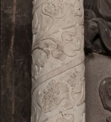 Zdjęcie nr 127: Nagrobek Grzegorza i Katarzyny Branickich znajduje się w kaplicy rodowej pod wezwaniem Najświętszej Marii Panny, na ścianie południowej, naprzeciwko wejścia. Składa się z trójosiowego cokołu i potrójnej filarowo-kolumnowej arkady z klęczącymi postaciami zmarłych po bokach adorujących znajdującą się pośrodku scenę ze zmartwychwstałym Chrystusem ukazującym się niewiernemu Tomaszowi. Całość wieńczy półkolista arkada z herbami Gryf i Kotwicz i tablicami inskrypcyjnymi. 
Dolna część artykułowa lizenami ozdobionymi motywami kandelabrowymi. W polu środkowym czaszka ze skrzyżowanymi piszczelami z inskrypcją w górnej i dolnej części: „POWIEDZ SVIETA [M]ADROSCI IESLI ZE SMIERC ZIWA / CZI MARTWA IESLI MARTWA CZEMV ZIWĄ BIWA / MALOWANA A IESLI ZIWA SMIERCIĄ CZEMV / ZOWIĄ IĄ NAD TO ZYWOT PRZECZ BIERZE KOZI/DEMV / TA IEST NA TWE PITANIE ODPOWIEC PRAWDZIWA / GDI TI ZYESZ SMIERC MARTVA GDY VMIERAS ZIWA / A IESLI ZLA CZI DOBRA CHCZES WIEDZIEC LI O TYM / IAKIS SĄM TAKĄ SMIELE SMIERC MIEĆ BĘDZIESZ PO TYM”. Na lewym polu inskrypcja „CO ZA DZIW ZEM POPIOLEM / WIEDZCIE ZESCIE WY / IAKO IA TENZE POPIOL, TO / IEDNO ZE ZYWY / BO GDIM SIĘ W PROCH ROSSIPAL / DOPIROM PRAWDZIWIE DOSZEDL, ZE CZLOWIEK TYMZE / PROCHEM CHOCIA ZYWIE / PATRZ ZE ZYWY POPIELIE A / TO POMNI SOBIE / ZES NA SWIECIE POPIOLEM / POPIOLEM I W GROBIE / A ZASZ NIEWIES CZYMEM BYL / A TERAZEM IAKI / OGLIANDAI, VWAZAIACZ ZE / SAM BEDZIESZ TAKI / BYLEM TERAS MIE NIE MASZ / IAK BIM TISZ NA SWIECIE / NIE BYL WY DZIS IESTESCIE / IUTRO NIEBEDZIECIE”. W polu cokołu „KTO TV LEZY POBOZNOSC / CNOTA OBYCZAIE / IAKICH NIERYCHLO VIZRĄ / BLISKO LEGLE KRAIE / IAKOSZ IE TAK MALY KĄT / MOGL ZACHOWAC W SOBIE / CZOSZ ALBO CNOTI LVCZKIE / GRZEBIĄ SCZIALEM W GROBIE / TILKOC TV CIALO LIEZY LIECZ / DVSZA W PRZESTRONE / NIEBIESKIE GMACHI WESŁA / KĘDI NIEZLICZONE / LATA POWIEDZIE. CZEMV IZE / MATKĄ BYLA / NIERZKAC POTOMSTWV ALIE / I SIROTOM SILA / TAKCI ZYWOT ZYWOTEM BYWA ZAKVPIONY / DOBRI FRIMARK DAC PLOCHI / ZA ON NIESKONCZONY”. Cokół zamyka wąski, silnie wysunięty gzyms z kimationem jońskim.
Trójosiowy podział nagrobka jest zachowany w partii środkowej, składającej się z trzech arkadowych wnęk, z których środkowa ujęta jest wolnostojącymi kolumnami jońskimi pokrytymi spiralnie ułożonymi pasami z motywem wici roślinnej, a sąsiednie od zewnątrz flankowane filarami pokrytymi motywami kandelabrowymi. W niezbyt głębokich niszach, których podniebienia zdobią kasetony z rozetami w kluczach uskrzydlone główki aniołków umieszczono wykonane w marmurze pińczowskim płaskorzeźby Chrystusa Zmartwychwstałego i adorujących go zmarłych, Grzegorza i Katarzynę Branickich. 
Zbawiciel jest ujęty całopostaciowo, frontalnie, w niewielkim wykroku, z głową zwróconą lekko do klęczącego po prawej stronie św. Tomasza. Jego ciało jest smukłe, wąskie w ramionach, z zaznaczonymi żebrami i mięśniami, osłonięte przewiązaną na biodrach szatą i płaszczem na lewym ramieniu. Chrystus ma pociągłą twarz, o wysokim czole, szerokich kościach policzkowych, wydatnym nosie i z głębokimi oczodołami. Przedstawiony został z długimi wąsami i brodą oraz opadającymi na ramiona, kręconymi włosami. W lewej ręce trzyma chorągiew i podtrzymuje szatę, a prawą rękę ma opuszczoną ku dołowi. 
Święty Tomasz ukazany jest z profilu, w szacie podwójnie przewiązanej w pasie sznurem i przerzuconym przez lewe ramie płaszczem. Twarz z brodą i długimi włosami, odwrócona w stronę Chrystusa. Do góry unosi również prawą rękę, zachowaną tylko do łokcia, lewą rękę trzyma ponad pasem. Figura mężczyzny wyrzeźbiona w kamieniu, polichromowana, przysłania wieniec z obłoków i uskrzydlonych głów puttów otaczający Chrystusa. 
Postacie stoją na podwójnym postumencie. W jego górnej części wyryto sentencję łacińską na prostokątnej tablicy umieszczonej w ozdobnym kartuszu, z zawiniętym spiralnie wycięciem krawędzi górnej i z dodaną w krawędzi dolnej główką uskrzydlonego putta. Napis na postumencie: „PER QVEM ET NOS / RESVRGERE DEVOTA / MENTE, CREDIMVS”. Na płycie poniżej płaskorzeźbione, leżące na prawym boku putto podpierające głowę na prawej ręce, natomiast w lewej trzymające klepsydrę. Nagie ciało, lekko przysłonięte draperią, spoczywa na poduszce z dwoma pomponami. Prawa noga jest wyprostowana, lewa zgięta w kolanie. Twarz pucołowata, z otwartymi oczami, otoczona gęstymi puklami loków. Przed dzieckiem leży czaszka. Nad nim znajduje się grawerowany kartusz z napisem: „HODIE MIHI / CRAS TIBI”. 
W arkadzie po lewej stronie przedstawiony został w trzech czwartych, zwrócony ramionami do widza Grzegorz Branicki. Postać klęczy na poduszce, szerokie dłonie złożone ma razem na piersiach, a głowę lekko uniesioną. Twarz Branickiego o pociągłych rysach, szerokich kościach policzkowych i dużych oczach, z wysokim czołem przysłoniętym zaczesanymi do przodu włosami. Ukazany z wąsami i długą, pofalowaną brodą. Ubrany jest w pełną, dekorowaną zbroję, spod której wystaje jaka i nogawice. Na szyi zawieszony łańcuch, a u stóp ostrogi. Przy nogach Branickiego leżą rękawice i hełm z trzema piórami. Nad głową wznoszą się panoplia, złożone z okrągłej tarczy i skrzyżowanych miecza, szabli, buławy, łuku, kołczanu ze strzałami i włóczni.
Po lewej stronie arkadę wypełnia ujęta z profilu, postać klęczącej na dwóch kolanach Katarzyny Branickiej. Jest ubrana w długą szubę, opadającą sztywnymi, rozchodzącymi się fałdami, u dołu załamującymi się, które zasłaniają sylwetkę. Na głowie ma czepiec przysłaniający włosy i podwikę. Twarz o łagodnych rysach, z długim nosem, małymi ustami i lekko zadartym podbródkiem. Ręce złożone razem na piersiach. Na palcach wskazującym i serdecznym lewej dłoni pierścienie, a ponad nadgarstkiem czterokrotnie nawinięty różaniec. Ponad figurą płaskorzeźbione tondo z Matką Boską z Dzieciątkiem otoczonymi wieńcem obłoków. Maria siedzi, ubrana w długą suknię, z welonem na głowie, z płaszczem zarzuconym na ramiona, którym lekko okrywa nagie Dzieciątko.
Zwieńczenie nagrobka o brzegach inkrustowanych marmurowymi kołami i elipsami, ujęte ornamentalnymi uszami, jest zakończone pasem z zawijającymi się do środkami kartuszami i równolegle ułożonymi liśćmi akantu. Tympanon wypełnia dekoracja złożona z czterech kartuszy: dwóch owalnych na tle paludamentu, zwieńczonych uskrzydloną główką anioła z godłami herbów Gryf i Kotwicz i dwóch podłużnych z inskrypcjami. Na tablicy po lewej stronie inskrypcja: „MAGNIFICO D(OMI)NO GREGORIO A RUSCA BRANICZKI OLIM VENA/TORI ET BURGRABIO CRAC(OVIENSI) CAPITANEO NIEPOŁOMIECEN(SI) VIRO / INTEGERRIMO DE REGIBVS SVIS ET RE PVB(LICA) BENE MERITO RELIGIO/NIS CATHOLICE AMANTISSIMO AMICIS FIDELISSIMO, OMNIBVS AFFABI/LI ET BENIGNO JOANNES A RUSCA BRANICZKI VENATOR CRACO(VIENSIS) CAPITANEVS NIEPOŁOMICEN(SI) MESTVS FILIUS PARENTI CHA/RISSIMO POSVIT OBYT 9 MAII A(NNO) D(OMINI) 1595 AETATIS SUE 60”. Napis wykuty po prawej stronie: “MAGNIFICAE D(OMI)NE CATHARINAE MAGNIFICI OLIM D(OMI)NI AUGUSTINI / KOTFICZ D(OMINI) SIGISMVNDI I POLONIAE REGIS STABVLI PREFECTI / VEXILIFERISQUE CURIE ET BURGRABY CRACO(VIENSIS) FILIE MATRONAE / LECTISSIME QVE CVM PVDORE ET MORVM MIRA ELEGANTIA / MARITI SUMMUM AMOREM VIRTUTE ET MODESTIA OMNIVM BENE/VOLENTIAM MERVISSET ACERBISSIMA MORTE AB OCVLIS EREPTA EST / IDEM FILIUS MATRI AMANTISSIME CVM LACRIMIS POSVIT. OBYT / 8 OCTOBRIS A(NNO) D)OMINI) 1588 AETATIS SUE 38". 
