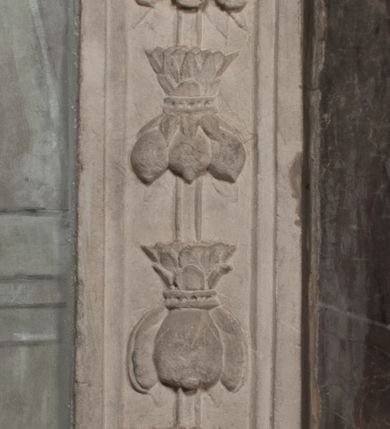 Zdjęcie nr 130: Nagrobek Grzegorza i Katarzyny Branickich znajduje się w kaplicy rodowej pod wezwaniem Najświętszej Marii Panny, na ścianie południowej, naprzeciwko wejścia. Składa się z trójosiowego cokołu i potrójnej filarowo-kolumnowej arkady z klęczącymi postaciami zmarłych po bokach adorujących znajdującą się pośrodku scenę ze zmartwychwstałym Chrystusem ukazującym się niewiernemu Tomaszowi. Całość wieńczy półkolista arkada z herbami Gryf i Kotwicz i tablicami inskrypcyjnymi. 
Dolna część artykułowa lizenami ozdobionymi motywami kandelabrowymi. W polu środkowym czaszka ze skrzyżowanymi piszczelami z inskrypcją w górnej i dolnej części: „POWIEDZ SVIETA [M]ADROSCI IESLI ZE SMIERC ZIWA / CZI MARTWA IESLI MARTWA CZEMV ZIWĄ BIWA / MALOWANA A IESLI ZIWA SMIERCIĄ CZEMV / ZOWIĄ IĄ NAD TO ZYWOT PRZECZ BIERZE KOZI/DEMV / TA IEST NA TWE PITANIE ODPOWIEC PRAWDZIWA / GDI TI ZYESZ SMIERC MARTVA GDY VMIERAS ZIWA / A IESLI ZLA CZI DOBRA CHCZES WIEDZIEC LI O TYM / IAKIS SĄM TAKĄ SMIELE SMIERC MIEĆ BĘDZIESZ PO TYM”. Na lewym polu inskrypcja „CO ZA DZIW ZEM POPIOLEM / WIEDZCIE ZESCIE WY / IAKO IA TENZE POPIOL, TO / IEDNO ZE ZYWY / BO GDIM SIĘ W PROCH ROSSIPAL / DOPIROM PRAWDZIWIE DOSZEDL, ZE CZLOWIEK TYMZE / PROCHEM CHOCIA ZYWIE / PATRZ ZE ZYWY POPIELIE A / TO POMNI SOBIE / ZES NA SWIECIE POPIOLEM / POPIOLEM I W GROBIE / A ZASZ NIEWIES CZYMEM BYL / A TERAZEM IAKI / OGLIANDAI, VWAZAIACZ ZE / SAM BEDZIESZ TAKI / BYLEM TERAS MIE NIE MASZ / IAK BIM TISZ NA SWIECIE / NIE BYL WY DZIS IESTESCIE / IUTRO NIEBEDZIECIE”. W polu cokołu „KTO TV LEZY POBOZNOSC / CNOTA OBYCZAIE / IAKICH NIERYCHLO VIZRĄ / BLISKO LEGLE KRAIE / IAKOSZ IE TAK MALY KĄT / MOGL ZACHOWAC W SOBIE / CZOSZ ALBO CNOTI LVCZKIE / GRZEBIĄ SCZIALEM W GROBIE / TILKOC TV CIALO LIEZY LIECZ / DVSZA W PRZESTRONE / NIEBIESKIE GMACHI WESŁA / KĘDI NIEZLICZONE / LATA POWIEDZIE. CZEMV IZE / MATKĄ BYLA / NIERZKAC POTOMSTWV ALIE / I SIROTOM SILA / TAKCI ZYWOT ZYWOTEM BYWA ZAKVPIONY / DOBRI FRIMARK DAC PLOCHI / ZA ON NIESKONCZONY”. Cokół zamyka wąski, silnie wysunięty gzyms z kimationem jońskim.
Trójosiowy podział nagrobka jest zachowany w partii środkowej, składającej się z trzech arkadowych wnęk, z których środkowa ujęta jest wolnostojącymi kolumnami jońskimi pokrytymi spiralnie ułożonymi pasami z motywem wici roślinnej, a sąsiednie od zewnątrz flankowane filarami pokrytymi motywami kandelabrowymi. W niezbyt głębokich niszach, których podniebienia zdobią kasetony z rozetami w kluczach uskrzydlone główki aniołków umieszczono wykonane w marmurze pińczowskim płaskorzeźby Chrystusa Zmartwychwstałego i adorujących go zmarłych, Grzegorza i Katarzynę Branickich. 
Zbawiciel jest ujęty całopostaciowo, frontalnie, w niewielkim wykroku, z głową zwróconą lekko do klęczącego po prawej stronie św. Tomasza. Jego ciało jest smukłe, wąskie w ramionach, z zaznaczonymi żebrami i mięśniami, osłonięte przewiązaną na biodrach szatą i płaszczem na lewym ramieniu. Chrystus ma pociągłą twarz, o wysokim czole, szerokich kościach policzkowych, wydatnym nosie i z głębokimi oczodołami. Przedstawiony został z długimi wąsami i brodą oraz opadającymi na ramiona, kręconymi włosami. W lewej ręce trzyma chorągiew i podtrzymuje szatę, a prawą rękę ma opuszczoną ku dołowi. 
Święty Tomasz ukazany jest z profilu, w szacie podwójnie przewiązanej w pasie sznurem i przerzuconym przez lewe ramie płaszczem. Twarz z brodą i długimi włosami, odwrócona w stronę Chrystusa. Do góry unosi również prawą rękę, zachowaną tylko do łokcia, lewą rękę trzyma ponad pasem. Figura mężczyzny wyrzeźbiona w kamieniu, polichromowana, przysłania wieniec z obłoków i uskrzydlonych głów puttów otaczający Chrystusa. 
Postacie stoją na podwójnym postumencie. W jego górnej części wyryto sentencję łacińską na prostokątnej tablicy umieszczonej w ozdobnym kartuszu, z zawiniętym spiralnie wycięciem krawędzi górnej i z dodaną w krawędzi dolnej główką uskrzydlonego putta. Napis na postumencie: „PER QVEM ET NOS / RESVRGERE DEVOTA / MENTE, CREDIMVS”. Na płycie poniżej płaskorzeźbione, leżące na prawym boku putto podpierające głowę na prawej ręce, natomiast w lewej trzymające klepsydrę. Nagie ciało, lekko przysłonięte draperią, spoczywa na poduszce z dwoma pomponami. Prawa noga jest wyprostowana, lewa zgięta w kolanie. Twarz pucołowata, z otwartymi oczami, otoczona gęstymi puklami loków. Przed dzieckiem leży czaszka. Nad nim znajduje się grawerowany kartusz z napisem: „HODIE MIHI / CRAS TIBI”. 
W arkadzie po lewej stronie przedstawiony został w trzech czwartych, zwrócony ramionami do widza Grzegorz Branicki. Postać klęczy na poduszce, szerokie dłonie złożone ma razem na piersiach, a głowę lekko uniesioną. Twarz Branickiego o pociągłych rysach, szerokich kościach policzkowych i dużych oczach, z wysokim czołem przysłoniętym zaczesanymi do przodu włosami. Ukazany z wąsami i długą, pofalowaną brodą. Ubrany jest w pełną, dekorowaną zbroję, spod której wystaje jaka i nogawice. Na szyi zawieszony łańcuch, a u stóp ostrogi. Przy nogach Branickiego leżą rękawice i hełm z trzema piórami. Nad głową wznoszą się panoplia, złożone z okrągłej tarczy i skrzyżowanych miecza, szabli, buławy, łuku, kołczanu ze strzałami i włóczni.
Po lewej stronie arkadę wypełnia ujęta z profilu, postać klęczącej na dwóch kolanach Katarzyny Branickiej. Jest ubrana w długą szubę, opadającą sztywnymi, rozchodzącymi się fałdami, u dołu załamującymi się, które zasłaniają sylwetkę. Na głowie ma czepiec przysłaniający włosy i podwikę. Twarz o łagodnych rysach, z długim nosem, małymi ustami i lekko zadartym podbródkiem. Ręce złożone razem na piersiach. Na palcach wskazującym i serdecznym lewej dłoni pierścienie, a ponad nadgarstkiem czterokrotnie nawinięty różaniec. Ponad figurą płaskorzeźbione tondo z Matką Boską z Dzieciątkiem otoczonymi wieńcem obłoków. Maria siedzi, ubrana w długą suknię, z welonem na głowie, z płaszczem zarzuconym na ramiona, którym lekko okrywa nagie Dzieciątko.
Zwieńczenie nagrobka o brzegach inkrustowanych marmurowymi kołami i elipsami, ujęte ornamentalnymi uszami, jest zakończone pasem z zawijającymi się do środkami kartuszami i równolegle ułożonymi liśćmi akantu. Tympanon wypełnia dekoracja złożona z czterech kartuszy: dwóch owalnych na tle paludamentu, zwieńczonych uskrzydloną główką anioła z godłami herbów Gryf i Kotwicz i dwóch podłużnych z inskrypcjami. Na tablicy po lewej stronie inskrypcja: „MAGNIFICO D(OMI)NO GREGORIO A RUSCA BRANICZKI OLIM VENA/TORI ET BURGRABIO CRAC(OVIENSI) CAPITANEO NIEPOŁOMIECEN(SI) VIRO / INTEGERRIMO DE REGIBVS SVIS ET RE PVB(LICA) BENE MERITO RELIGIO/NIS CATHOLICE AMANTISSIMO AMICIS FIDELISSIMO, OMNIBVS AFFABI/LI ET BENIGNO JOANNES A RUSCA BRANICZKI VENATOR CRACO(VIENSIS) CAPITANEVS NIEPOŁOMICEN(SI) MESTVS FILIUS PARENTI CHA/RISSIMO POSVIT OBYT 9 MAII A(NNO) D(OMINI) 1595 AETATIS SUE 60”. Napis wykuty po prawej stronie: “MAGNIFICAE D(OMI)NE CATHARINAE MAGNIFICI OLIM D(OMI)NI AUGUSTINI / KOTFICZ D(OMINI) SIGISMVNDI I POLONIAE REGIS STABVLI PREFECTI / VEXILIFERISQUE CURIE ET BURGRABY CRACO(VIENSIS) FILIE MATRONAE / LECTISSIME QVE CVM PVDORE ET MORVM MIRA ELEGANTIA / MARITI SUMMUM AMOREM VIRTUTE ET MODESTIA OMNIVM BENE/VOLENTIAM MERVISSET ACERBISSIMA MORTE AB OCVLIS EREPTA EST / IDEM FILIUS MATRI AMANTISSIME CVM LACRIMIS POSVIT. OBYT / 8 OCTOBRIS A(NNO) D)OMINI) 1588 AETATIS SUE 38&quot;. 
