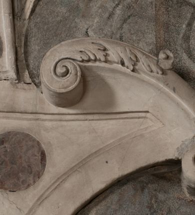 Zdjęcie nr 132: Nagrobek Grzegorza i Katarzyny Branickich znajduje się w kaplicy rodowej pod wezwaniem Najświętszej Marii Panny, na ścianie południowej, naprzeciwko wejścia. Składa się z trójosiowego cokołu i potrójnej filarowo-kolumnowej arkady z klęczącymi postaciami zmarłych po bokach adorujących znajdującą się pośrodku scenę ze zmartwychwstałym Chrystusem ukazującym się niewiernemu Tomaszowi. Całość wieńczy półkolista arkada z herbami Gryf i Kotwicz i tablicami inskrypcyjnymi. 
Dolna część artykułowa lizenami ozdobionymi motywami kandelabrowymi. W polu środkowym czaszka ze skrzyżowanymi piszczelami z inskrypcją w górnej i dolnej części: „POWIEDZ SVIETA [M]ADROSCI IESLI ZE SMIERC ZIWA / CZI MARTWA IESLI MARTWA CZEMV ZIWĄ BIWA / MALOWANA A IESLI ZIWA SMIERCIĄ CZEMV / ZOWIĄ IĄ NAD TO ZYWOT PRZECZ BIERZE KOZI/DEMV / TA IEST NA TWE PITANIE ODPOWIEC PRAWDZIWA / GDI TI ZYESZ SMIERC MARTVA GDY VMIERAS ZIWA / A IESLI ZLA CZI DOBRA CHCZES WIEDZIEC LI O TYM / IAKIS SĄM TAKĄ SMIELE SMIERC MIEĆ BĘDZIESZ PO TYM”. Na lewym polu inskrypcja „CO ZA DZIW ZEM POPIOLEM / WIEDZCIE ZESCIE WY / IAKO IA TENZE POPIOL, TO / IEDNO ZE ZYWY / BO GDIM SIĘ W PROCH ROSSIPAL / DOPIROM PRAWDZIWIE DOSZEDL, ZE CZLOWIEK TYMZE / PROCHEM CHOCIA ZYWIE / PATRZ ZE ZYWY POPIELIE A / TO POMNI SOBIE / ZES NA SWIECIE POPIOLEM / POPIOLEM I W GROBIE / A ZASZ NIEWIES CZYMEM BYL / A TERAZEM IAKI / OGLIANDAI, VWAZAIACZ ZE / SAM BEDZIESZ TAKI / BYLEM TERAS MIE NIE MASZ / IAK BIM TISZ NA SWIECIE / NIE BYL WY DZIS IESTESCIE / IUTRO NIEBEDZIECIE”. W polu cokołu „KTO TV LEZY POBOZNOSC / CNOTA OBYCZAIE / IAKICH NIERYCHLO VIZRĄ / BLISKO LEGLE KRAIE / IAKOSZ IE TAK MALY KĄT / MOGL ZACHOWAC W SOBIE / CZOSZ ALBO CNOTI LVCZKIE / GRZEBIĄ SCZIALEM W GROBIE / TILKOC TV CIALO LIEZY LIECZ / DVSZA W PRZESTRONE / NIEBIESKIE GMACHI WESŁA / KĘDI NIEZLICZONE / LATA POWIEDZIE. CZEMV IZE / MATKĄ BYLA / NIERZKAC POTOMSTWV ALIE / I SIROTOM SILA / TAKCI ZYWOT ZYWOTEM BYWA ZAKVPIONY / DOBRI FRIMARK DAC PLOCHI / ZA ON NIESKONCZONY”. Cokół zamyka wąski, silnie wysunięty gzyms z kimationem jońskim.
Trójosiowy podział nagrobka jest zachowany w partii środkowej, składającej się z trzech arkadowych wnęk, z których środkowa ujęta jest wolnostojącymi kolumnami jońskimi pokrytymi spiralnie ułożonymi pasami z motywem wici roślinnej, a sąsiednie od zewnątrz flankowane filarami pokrytymi motywami kandelabrowymi. W niezbyt głębokich niszach, których podniebienia zdobią kasetony z rozetami w kluczach uskrzydlone główki aniołków umieszczono wykonane w marmurze pińczowskim płaskorzeźby Chrystusa Zmartwychwstałego i adorujących go zmarłych, Grzegorza i Katarzynę Branickich. 
Zbawiciel jest ujęty całopostaciowo, frontalnie, w niewielkim wykroku, z głową zwróconą lekko do klęczącego po prawej stronie św. Tomasza. Jego ciało jest smukłe, wąskie w ramionach, z zaznaczonymi żebrami i mięśniami, osłonięte przewiązaną na biodrach szatą i płaszczem na lewym ramieniu. Chrystus ma pociągłą twarz, o wysokim czole, szerokich kościach policzkowych, wydatnym nosie i z głębokimi oczodołami. Przedstawiony został z długimi wąsami i brodą oraz opadającymi na ramiona, kręconymi włosami. W lewej ręce trzyma chorągiew i podtrzymuje szatę, a prawą rękę ma opuszczoną ku dołowi. 
Święty Tomasz ukazany jest z profilu, w szacie podwójnie przewiązanej w pasie sznurem i przerzuconym przez lewe ramie płaszczem. Twarz z brodą i długimi włosami, odwrócona w stronę Chrystusa. Do góry unosi również prawą rękę, zachowaną tylko do łokcia, lewą rękę trzyma ponad pasem. Figura mężczyzny wyrzeźbiona w kamieniu, polichromowana, przysłania wieniec z obłoków i uskrzydlonych głów puttów otaczający Chrystusa. 
Postacie stoją na podwójnym postumencie. W jego górnej części wyryto sentencję łacińską na prostokątnej tablicy umieszczonej w ozdobnym kartuszu, z zawiniętym spiralnie wycięciem krawędzi górnej i z dodaną w krawędzi dolnej główką uskrzydlonego putta. Napis na postumencie: „PER QVEM ET NOS / RESVRGERE DEVOTA / MENTE, CREDIMVS”. Na płycie poniżej płaskorzeźbione, leżące na prawym boku putto podpierające głowę na prawej ręce, natomiast w lewej trzymające klepsydrę. Nagie ciało, lekko przysłonięte draperią, spoczywa na poduszce z dwoma pomponami. Prawa noga jest wyprostowana, lewa zgięta w kolanie. Twarz pucołowata, z otwartymi oczami, otoczona gęstymi puklami loków. Przed dzieckiem leży czaszka. Nad nim znajduje się grawerowany kartusz z napisem: „HODIE MIHI / CRAS TIBI”. 
W arkadzie po lewej stronie przedstawiony został w trzech czwartych, zwrócony ramionami do widza Grzegorz Branicki. Postać klęczy na poduszce, szerokie dłonie złożone ma razem na piersiach, a głowę lekko uniesioną. Twarz Branickiego o pociągłych rysach, szerokich kościach policzkowych i dużych oczach, z wysokim czołem przysłoniętym zaczesanymi do przodu włosami. Ukazany z wąsami i długą, pofalowaną brodą. Ubrany jest w pełną, dekorowaną zbroję, spod której wystaje jaka i nogawice. Na szyi zawieszony łańcuch, a u stóp ostrogi. Przy nogach Branickiego leżą rękawice i hełm z trzema piórami. Nad głową wznoszą się panoplia, złożone z okrągłej tarczy i skrzyżowanych miecza, szabli, buławy, łuku, kołczanu ze strzałami i włóczni.
Po lewej stronie arkadę wypełnia ujęta z profilu, postać klęczącej na dwóch kolanach Katarzyny Branickiej. Jest ubrana w długą szubę, opadającą sztywnymi, rozchodzącymi się fałdami, u dołu załamującymi się, które zasłaniają sylwetkę. Na głowie ma czepiec przysłaniający włosy i podwikę. Twarz o łagodnych rysach, z długim nosem, małymi ustami i lekko zadartym podbródkiem. Ręce złożone razem na piersiach. Na palcach wskazującym i serdecznym lewej dłoni pierścienie, a ponad nadgarstkiem czterokrotnie nawinięty różaniec. Ponad figurą płaskorzeźbione tondo z Matką Boską z Dzieciątkiem otoczonymi wieńcem obłoków. Maria siedzi, ubrana w długą suknię, z welonem na głowie, z płaszczem zarzuconym na ramiona, którym lekko okrywa nagie Dzieciątko.
Zwieńczenie nagrobka o brzegach inkrustowanych marmurowymi kołami i elipsami, ujęte ornamentalnymi uszami, jest zakończone pasem z zawijającymi się do środkami kartuszami i równolegle ułożonymi liśćmi akantu. Tympanon wypełnia dekoracja złożona z czterech kartuszy: dwóch owalnych na tle paludamentu, zwieńczonych uskrzydloną główką anioła z godłami herbów Gryf i Kotwicz i dwóch podłużnych z inskrypcjami. Na tablicy po lewej stronie inskrypcja: „MAGNIFICO D(OMI)NO GREGORIO A RUSCA BRANICZKI OLIM VENA/TORI ET BURGRABIO CRAC(OVIENSI) CAPITANEO NIEPOŁOMIECEN(SI) VIRO / INTEGERRIMO DE REGIBVS SVIS ET RE PVB(LICA) BENE MERITO RELIGIO/NIS CATHOLICE AMANTISSIMO AMICIS FIDELISSIMO, OMNIBVS AFFABI/LI ET BENIGNO JOANNES A RUSCA BRANICZKI VENATOR CRACO(VIENSIS) CAPITANEVS NIEPOŁOMICEN(SI) MESTVS FILIUS PARENTI CHA/RISSIMO POSVIT OBYT 9 MAII A(NNO) D(OMINI) 1595 AETATIS SUE 60”. Napis wykuty po prawej stronie: “MAGNIFICAE D(OMI)NE CATHARINAE MAGNIFICI OLIM D(OMI)NI AUGUSTINI / KOTFICZ D(OMINI) SIGISMVNDI I POLONIAE REGIS STABVLI PREFECTI / VEXILIFERISQUE CURIE ET BURGRABY CRACO(VIENSIS) FILIE MATRONAE / LECTISSIME QVE CVM PVDORE ET MORVM MIRA ELEGANTIA / MARITI SUMMUM AMOREM VIRTUTE ET MODESTIA OMNIVM BENE/VOLENTIAM MERVISSET ACERBISSIMA MORTE AB OCVLIS EREPTA EST / IDEM FILIUS MATRI AMANTISSIME CVM LACRIMIS POSVIT. OBYT / 8 OCTOBRIS A(NNO) D)OMINI) 1588 AETATIS SUE 38". 
