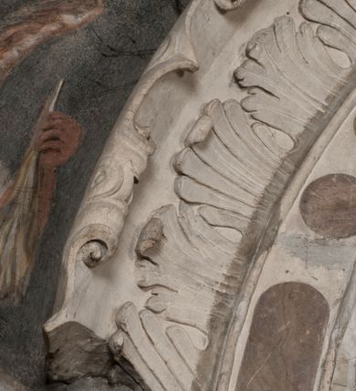 Zdjęcie nr 135: Nagrobek Grzegorza i Katarzyny Branickich znajduje się w kaplicy rodowej pod wezwaniem Najświętszej Marii Panny, na ścianie południowej, naprzeciwko wejścia. Składa się z trójosiowego cokołu i potrójnej filarowo-kolumnowej arkady z klęczącymi postaciami zmarłych po bokach adorujących znajdującą się pośrodku scenę ze zmartwychwstałym Chrystusem ukazującym się niewiernemu Tomaszowi. Całość wieńczy półkolista arkada z herbami Gryf i Kotwicz i tablicami inskrypcyjnymi. 
Dolna część artykułowa lizenami ozdobionymi motywami kandelabrowymi. W polu środkowym czaszka ze skrzyżowanymi piszczelami z inskrypcją w górnej i dolnej części: „POWIEDZ SVIETA [M]ADROSCI IESLI ZE SMIERC ZIWA / CZI MARTWA IESLI MARTWA CZEMV ZIWĄ BIWA / MALOWANA A IESLI ZIWA SMIERCIĄ CZEMV / ZOWIĄ IĄ NAD TO ZYWOT PRZECZ BIERZE KOZI/DEMV / TA IEST NA TWE PITANIE ODPOWIEC PRAWDZIWA / GDI TI ZYESZ SMIERC MARTVA GDY VMIERAS ZIWA / A IESLI ZLA CZI DOBRA CHCZES WIEDZIEC LI O TYM / IAKIS SĄM TAKĄ SMIELE SMIERC MIEĆ BĘDZIESZ PO TYM”. Na lewym polu inskrypcja „CO ZA DZIW ZEM POPIOLEM / WIEDZCIE ZESCIE WY / IAKO IA TENZE POPIOL, TO / IEDNO ZE ZYWY / BO GDIM SIĘ W PROCH ROSSIPAL / DOPIROM PRAWDZIWIE DOSZEDL, ZE CZLOWIEK TYMZE / PROCHEM CHOCIA ZYWIE / PATRZ ZE ZYWY POPIELIE A / TO POMNI SOBIE / ZES NA SWIECIE POPIOLEM / POPIOLEM I W GROBIE / A ZASZ NIEWIES CZYMEM BYL / A TERAZEM IAKI / OGLIANDAI, VWAZAIACZ ZE / SAM BEDZIESZ TAKI / BYLEM TERAS MIE NIE MASZ / IAK BIM TISZ NA SWIECIE / NIE BYL WY DZIS IESTESCIE / IUTRO NIEBEDZIECIE”. W polu cokołu „KTO TV LEZY POBOZNOSC / CNOTA OBYCZAIE / IAKICH NIERYCHLO VIZRĄ / BLISKO LEGLE KRAIE / IAKOSZ IE TAK MALY KĄT / MOGL ZACHOWAC W SOBIE / CZOSZ ALBO CNOTI LVCZKIE / GRZEBIĄ SCZIALEM W GROBIE / TILKOC TV CIALO LIEZY LIECZ / DVSZA W PRZESTRONE / NIEBIESKIE GMACHI WESŁA / KĘDI NIEZLICZONE / LATA POWIEDZIE. CZEMV IZE / MATKĄ BYLA / NIERZKAC POTOMSTWV ALIE / I SIROTOM SILA / TAKCI ZYWOT ZYWOTEM BYWA ZAKVPIONY / DOBRI FRIMARK DAC PLOCHI / ZA ON NIESKONCZONY”. Cokół zamyka wąski, silnie wysunięty gzyms z kimationem jońskim.
Trójosiowy podział nagrobka jest zachowany w partii środkowej, składającej się z trzech arkadowych wnęk, z których środkowa ujęta jest wolnostojącymi kolumnami jońskimi pokrytymi spiralnie ułożonymi pasami z motywem wici roślinnej, a sąsiednie od zewnątrz flankowane filarami pokrytymi motywami kandelabrowymi. W niezbyt głębokich niszach, których podniebienia zdobią kasetony z rozetami w kluczach uskrzydlone główki aniołków umieszczono wykonane w marmurze pińczowskim płaskorzeźby Chrystusa Zmartwychwstałego i adorujących go zmarłych, Grzegorza i Katarzynę Branickich. 
Zbawiciel jest ujęty całopostaciowo, frontalnie, w niewielkim wykroku, z głową zwróconą lekko do klęczącego po prawej stronie św. Tomasza. Jego ciało jest smukłe, wąskie w ramionach, z zaznaczonymi żebrami i mięśniami, osłonięte przewiązaną na biodrach szatą i płaszczem na lewym ramieniu. Chrystus ma pociągłą twarz, o wysokim czole, szerokich kościach policzkowych, wydatnym nosie i z głębokimi oczodołami. Przedstawiony został z długimi wąsami i brodą oraz opadającymi na ramiona, kręconymi włosami. W lewej ręce trzyma chorągiew i podtrzymuje szatę, a prawą rękę ma opuszczoną ku dołowi. 
Święty Tomasz ukazany jest z profilu, w szacie podwójnie przewiązanej w pasie sznurem i przerzuconym przez lewe ramie płaszczem. Twarz z brodą i długimi włosami, odwrócona w stronę Chrystusa. Do góry unosi również prawą rękę, zachowaną tylko do łokcia, lewą rękę trzyma ponad pasem. Figura mężczyzny wyrzeźbiona w kamieniu, polichromowana, przysłania wieniec z obłoków i uskrzydlonych głów puttów otaczający Chrystusa. 
Postacie stoją na podwójnym postumencie. W jego górnej części wyryto sentencję łacińską na prostokątnej tablicy umieszczonej w ozdobnym kartuszu, z zawiniętym spiralnie wycięciem krawędzi górnej i z dodaną w krawędzi dolnej główką uskrzydlonego putta. Napis na postumencie: „PER QVEM ET NOS / RESVRGERE DEVOTA / MENTE, CREDIMVS”. Na płycie poniżej płaskorzeźbione, leżące na prawym boku putto podpierające głowę na prawej ręce, natomiast w lewej trzymające klepsydrę. Nagie ciało, lekko przysłonięte draperią, spoczywa na poduszce z dwoma pomponami. Prawa noga jest wyprostowana, lewa zgięta w kolanie. Twarz pucołowata, z otwartymi oczami, otoczona gęstymi puklami loków. Przed dzieckiem leży czaszka. Nad nim znajduje się grawerowany kartusz z napisem: „HODIE MIHI / CRAS TIBI”. 
W arkadzie po lewej stronie przedstawiony został w trzech czwartych, zwrócony ramionami do widza Grzegorz Branicki. Postać klęczy na poduszce, szerokie dłonie złożone ma razem na piersiach, a głowę lekko uniesioną. Twarz Branickiego o pociągłych rysach, szerokich kościach policzkowych i dużych oczach, z wysokim czołem przysłoniętym zaczesanymi do przodu włosami. Ukazany z wąsami i długą, pofalowaną brodą. Ubrany jest w pełną, dekorowaną zbroję, spod której wystaje jaka i nogawice. Na szyi zawieszony łańcuch, a u stóp ostrogi. Przy nogach Branickiego leżą rękawice i hełm z trzema piórami. Nad głową wznoszą się panoplia, złożone z okrągłej tarczy i skrzyżowanych miecza, szabli, buławy, łuku, kołczanu ze strzałami i włóczni.
Po lewej stronie arkadę wypełnia ujęta z profilu, postać klęczącej na dwóch kolanach Katarzyny Branickiej. Jest ubrana w długą szubę, opadającą sztywnymi, rozchodzącymi się fałdami, u dołu załamującymi się, które zasłaniają sylwetkę. Na głowie ma czepiec przysłaniający włosy i podwikę. Twarz o łagodnych rysach, z długim nosem, małymi ustami i lekko zadartym podbródkiem. Ręce złożone razem na piersiach. Na palcach wskazującym i serdecznym lewej dłoni pierścienie, a ponad nadgarstkiem czterokrotnie nawinięty różaniec. Ponad figurą płaskorzeźbione tondo z Matką Boską z Dzieciątkiem otoczonymi wieńcem obłoków. Maria siedzi, ubrana w długą suknię, z welonem na głowie, z płaszczem zarzuconym na ramiona, którym lekko okrywa nagie Dzieciątko.
Zwieńczenie nagrobka o brzegach inkrustowanych marmurowymi kołami i elipsami, ujęte ornamentalnymi uszami, jest zakończone pasem z zawijającymi się do środkami kartuszami i równolegle ułożonymi liśćmi akantu. Tympanon wypełnia dekoracja złożona z czterech kartuszy: dwóch owalnych na tle paludamentu, zwieńczonych uskrzydloną główką anioła z godłami herbów Gryf i Kotwicz i dwóch podłużnych z inskrypcjami. Na tablicy po lewej stronie inskrypcja: „MAGNIFICO D(OMI)NO GREGORIO A RUSCA BRANICZKI OLIM VENA/TORI ET BURGRABIO CRAC(OVIENSI) CAPITANEO NIEPOŁOMIECEN(SI) VIRO / INTEGERRIMO DE REGIBVS SVIS ET RE PVB(LICA) BENE MERITO RELIGIO/NIS CATHOLICE AMANTISSIMO AMICIS FIDELISSIMO, OMNIBVS AFFABI/LI ET BENIGNO JOANNES A RUSCA BRANICZKI VENATOR CRACO(VIENSIS) CAPITANEVS NIEPOŁOMICEN(SI) MESTVS FILIUS PARENTI CHA/RISSIMO POSVIT OBYT 9 MAII A(NNO) D(OMINI) 1595 AETATIS SUE 60”. Napis wykuty po prawej stronie: “MAGNIFICAE D(OMI)NE CATHARINAE MAGNIFICI OLIM D(OMI)NI AUGUSTINI / KOTFICZ D(OMINI) SIGISMVNDI I POLONIAE REGIS STABVLI PREFECTI / VEXILIFERISQUE CURIE ET BURGRABY CRACO(VIENSIS) FILIE MATRONAE / LECTISSIME QVE CVM PVDORE ET MORVM MIRA ELEGANTIA / MARITI SUMMUM AMOREM VIRTUTE ET MODESTIA OMNIVM BENE/VOLENTIAM MERVISSET ACERBISSIMA MORTE AB OCVLIS EREPTA EST / IDEM FILIUS MATRI AMANTISSIME CVM LACRIMIS POSVIT. OBYT / 8 OCTOBRIS A(NNO) D)OMINI) 1588 AETATIS SUE 38". 
