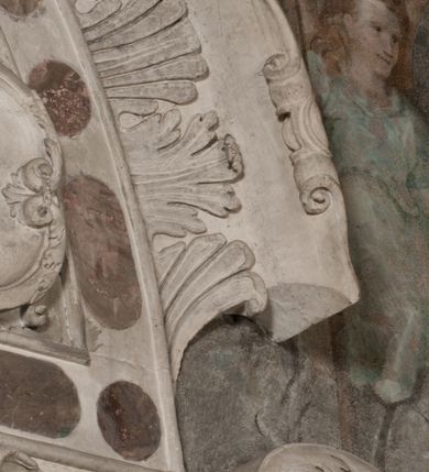 Zdjęcie nr 134: Nagrobek Grzegorza i Katarzyny Branickich znajduje się w kaplicy rodowej pod wezwaniem Najświętszej Marii Panny, na ścianie południowej, naprzeciwko wejścia. Składa się z trójosiowego cokołu i potrójnej filarowo-kolumnowej arkady z klęczącymi postaciami zmarłych po bokach adorujących znajdującą się pośrodku scenę ze zmartwychwstałym Chrystusem ukazującym się niewiernemu Tomaszowi. Całość wieńczy półkolista arkada z herbami Gryf i Kotwicz i tablicami inskrypcyjnymi. 
Dolna część artykułowa lizenami ozdobionymi motywami kandelabrowymi. W polu środkowym czaszka ze skrzyżowanymi piszczelami z inskrypcją w górnej i dolnej części: „POWIEDZ SVIETA [M]ADROSCI IESLI ZE SMIERC ZIWA / CZI MARTWA IESLI MARTWA CZEMV ZIWĄ BIWA / MALOWANA A IESLI ZIWA SMIERCIĄ CZEMV / ZOWIĄ IĄ NAD TO ZYWOT PRZECZ BIERZE KOZI/DEMV / TA IEST NA TWE PITANIE ODPOWIEC PRAWDZIWA / GDI TI ZYESZ SMIERC MARTVA GDY VMIERAS ZIWA / A IESLI ZLA CZI DOBRA CHCZES WIEDZIEC LI O TYM / IAKIS SĄM TAKĄ SMIELE SMIERC MIEĆ BĘDZIESZ PO TYM”. Na lewym polu inskrypcja „CO ZA DZIW ZEM POPIOLEM / WIEDZCIE ZESCIE WY / IAKO IA TENZE POPIOL, TO / IEDNO ZE ZYWY / BO GDIM SIĘ W PROCH ROSSIPAL / DOPIROM PRAWDZIWIE DOSZEDL, ZE CZLOWIEK TYMZE / PROCHEM CHOCIA ZYWIE / PATRZ ZE ZYWY POPIELIE A / TO POMNI SOBIE / ZES NA SWIECIE POPIOLEM / POPIOLEM I W GROBIE / A ZASZ NIEWIES CZYMEM BYL / A TERAZEM IAKI / OGLIANDAI, VWAZAIACZ ZE / SAM BEDZIESZ TAKI / BYLEM TERAS MIE NIE MASZ / IAK BIM TISZ NA SWIECIE / NIE BYL WY DZIS IESTESCIE / IUTRO NIEBEDZIECIE”. W polu cokołu „KTO TV LEZY POBOZNOSC / CNOTA OBYCZAIE / IAKICH NIERYCHLO VIZRĄ / BLISKO LEGLE KRAIE / IAKOSZ IE TAK MALY KĄT / MOGL ZACHOWAC W SOBIE / CZOSZ ALBO CNOTI LVCZKIE / GRZEBIĄ SCZIALEM W GROBIE / TILKOC TV CIALO LIEZY LIECZ / DVSZA W PRZESTRONE / NIEBIESKIE GMACHI WESŁA / KĘDI NIEZLICZONE / LATA POWIEDZIE. CZEMV IZE / MATKĄ BYLA / NIERZKAC POTOMSTWV ALIE / I SIROTOM SILA / TAKCI ZYWOT ZYWOTEM BYWA ZAKVPIONY / DOBRI FRIMARK DAC PLOCHI / ZA ON NIESKONCZONY”. Cokół zamyka wąski, silnie wysunięty gzyms z kimationem jońskim.
Trójosiowy podział nagrobka jest zachowany w partii środkowej, składającej się z trzech arkadowych wnęk, z których środkowa ujęta jest wolnostojącymi kolumnami jońskimi pokrytymi spiralnie ułożonymi pasami z motywem wici roślinnej, a sąsiednie od zewnątrz flankowane filarami pokrytymi motywami kandelabrowymi. W niezbyt głębokich niszach, których podniebienia zdobią kasetony z rozetami w kluczach uskrzydlone główki aniołków umieszczono wykonane w marmurze pińczowskim płaskorzeźby Chrystusa Zmartwychwstałego i adorujących go zmarłych, Grzegorza i Katarzynę Branickich. 
Zbawiciel jest ujęty całopostaciowo, frontalnie, w niewielkim wykroku, z głową zwróconą lekko do klęczącego po prawej stronie św. Tomasza. Jego ciało jest smukłe, wąskie w ramionach, z zaznaczonymi żebrami i mięśniami, osłonięte przewiązaną na biodrach szatą i płaszczem na lewym ramieniu. Chrystus ma pociągłą twarz, o wysokim czole, szerokich kościach policzkowych, wydatnym nosie i z głębokimi oczodołami. Przedstawiony został z długimi wąsami i brodą oraz opadającymi na ramiona, kręconymi włosami. W lewej ręce trzyma chorągiew i podtrzymuje szatę, a prawą rękę ma opuszczoną ku dołowi. 
Święty Tomasz ukazany jest z profilu, w szacie podwójnie przewiązanej w pasie sznurem i przerzuconym przez lewe ramie płaszczem. Twarz z brodą i długimi włosami, odwrócona w stronę Chrystusa. Do góry unosi również prawą rękę, zachowaną tylko do łokcia, lewą rękę trzyma ponad pasem. Figura mężczyzny wyrzeźbiona w kamieniu, polichromowana, przysłania wieniec z obłoków i uskrzydlonych głów puttów otaczający Chrystusa. 
Postacie stoją na podwójnym postumencie. W jego górnej części wyryto sentencję łacińską na prostokątnej tablicy umieszczonej w ozdobnym kartuszu, z zawiniętym spiralnie wycięciem krawędzi górnej i z dodaną w krawędzi dolnej główką uskrzydlonego putta. Napis na postumencie: „PER QVEM ET NOS / RESVRGERE DEVOTA / MENTE, CREDIMVS”. Na płycie poniżej płaskorzeźbione, leżące na prawym boku putto podpierające głowę na prawej ręce, natomiast w lewej trzymające klepsydrę. Nagie ciało, lekko przysłonięte draperią, spoczywa na poduszce z dwoma pomponami. Prawa noga jest wyprostowana, lewa zgięta w kolanie. Twarz pucołowata, z otwartymi oczami, otoczona gęstymi puklami loków. Przed dzieckiem leży czaszka. Nad nim znajduje się grawerowany kartusz z napisem: „HODIE MIHI / CRAS TIBI”. 
W arkadzie po lewej stronie przedstawiony został w trzech czwartych, zwrócony ramionami do widza Grzegorz Branicki. Postać klęczy na poduszce, szerokie dłonie złożone ma razem na piersiach, a głowę lekko uniesioną. Twarz Branickiego o pociągłych rysach, szerokich kościach policzkowych i dużych oczach, z wysokim czołem przysłoniętym zaczesanymi do przodu włosami. Ukazany z wąsami i długą, pofalowaną brodą. Ubrany jest w pełną, dekorowaną zbroję, spod której wystaje jaka i nogawice. Na szyi zawieszony łańcuch, a u stóp ostrogi. Przy nogach Branickiego leżą rękawice i hełm z trzema piórami. Nad głową wznoszą się panoplia, złożone z okrągłej tarczy i skrzyżowanych miecza, szabli, buławy, łuku, kołczanu ze strzałami i włóczni.
Po lewej stronie arkadę wypełnia ujęta z profilu, postać klęczącej na dwóch kolanach Katarzyny Branickiej. Jest ubrana w długą szubę, opadającą sztywnymi, rozchodzącymi się fałdami, u dołu załamującymi się, które zasłaniają sylwetkę. Na głowie ma czepiec przysłaniający włosy i podwikę. Twarz o łagodnych rysach, z długim nosem, małymi ustami i lekko zadartym podbródkiem. Ręce złożone razem na piersiach. Na palcach wskazującym i serdecznym lewej dłoni pierścienie, a ponad nadgarstkiem czterokrotnie nawinięty różaniec. Ponad figurą płaskorzeźbione tondo z Matką Boską z Dzieciątkiem otoczonymi wieńcem obłoków. Maria siedzi, ubrana w długą suknię, z welonem na głowie, z płaszczem zarzuconym na ramiona, którym lekko okrywa nagie Dzieciątko.
Zwieńczenie nagrobka o brzegach inkrustowanych marmurowymi kołami i elipsami, ujęte ornamentalnymi uszami, jest zakończone pasem z zawijającymi się do środkami kartuszami i równolegle ułożonymi liśćmi akantu. Tympanon wypełnia dekoracja złożona z czterech kartuszy: dwóch owalnych na tle paludamentu, zwieńczonych uskrzydloną główką anioła z godłami herbów Gryf i Kotwicz i dwóch podłużnych z inskrypcjami. Na tablicy po lewej stronie inskrypcja: „MAGNIFICO D(OMI)NO GREGORIO A RUSCA BRANICZKI OLIM VENA/TORI ET BURGRABIO CRAC(OVIENSI) CAPITANEO NIEPOŁOMIECEN(SI) VIRO / INTEGERRIMO DE REGIBVS SVIS ET RE PVB(LICA) BENE MERITO RELIGIO/NIS CATHOLICE AMANTISSIMO AMICIS FIDELISSIMO, OMNIBVS AFFABI/LI ET BENIGNO JOANNES A RUSCA BRANICZKI VENATOR CRACO(VIENSIS) CAPITANEVS NIEPOŁOMICEN(SI) MESTVS FILIUS PARENTI CHA/RISSIMO POSVIT OBYT 9 MAII A(NNO) D(OMINI) 1595 AETATIS SUE 60”. Napis wykuty po prawej stronie: “MAGNIFICAE D(OMI)NE CATHARINAE MAGNIFICI OLIM D(OMI)NI AUGUSTINI / KOTFICZ D(OMINI) SIGISMVNDI I POLONIAE REGIS STABVLI PREFECTI / VEXILIFERISQUE CURIE ET BURGRABY CRACO(VIENSIS) FILIE MATRONAE / LECTISSIME QVE CVM PVDORE ET MORVM MIRA ELEGANTIA / MARITI SUMMUM AMOREM VIRTUTE ET MODESTIA OMNIVM BENE/VOLENTIAM MERVISSET ACERBISSIMA MORTE AB OCVLIS EREPTA EST / IDEM FILIUS MATRI AMANTISSIME CVM LACRIMIS POSVIT. OBYT / 8 OCTOBRIS A(NNO) D)OMINI) 1588 AETATIS SUE 38". 
