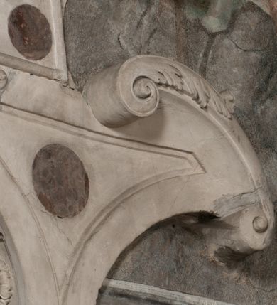 Zdjęcie nr 133: Nagrobek Grzegorza i Katarzyny Branickich znajduje się w kaplicy rodowej pod wezwaniem Najświętszej Marii Panny, na ścianie południowej, naprzeciwko wejścia. Składa się z trójosiowego cokołu i potrójnej filarowo-kolumnowej arkady z klęczącymi postaciami zmarłych po bokach adorujących znajdującą się pośrodku scenę ze zmartwychwstałym Chrystusem ukazującym się niewiernemu Tomaszowi. Całość wieńczy półkolista arkada z herbami Gryf i Kotwicz i tablicami inskrypcyjnymi. 
Dolna część artykułowa lizenami ozdobionymi motywami kandelabrowymi. W polu środkowym czaszka ze skrzyżowanymi piszczelami z inskrypcją w górnej i dolnej części: „POWIEDZ SVIETA [M]ADROSCI IESLI ZE SMIERC ZIWA / CZI MARTWA IESLI MARTWA CZEMV ZIWĄ BIWA / MALOWANA A IESLI ZIWA SMIERCIĄ CZEMV / ZOWIĄ IĄ NAD TO ZYWOT PRZECZ BIERZE KOZI/DEMV / TA IEST NA TWE PITANIE ODPOWIEC PRAWDZIWA / GDI TI ZYESZ SMIERC MARTVA GDY VMIERAS ZIWA / A IESLI ZLA CZI DOBRA CHCZES WIEDZIEC LI O TYM / IAKIS SĄM TAKĄ SMIELE SMIERC MIEĆ BĘDZIESZ PO TYM”. Na lewym polu inskrypcja „CO ZA DZIW ZEM POPIOLEM / WIEDZCIE ZESCIE WY / IAKO IA TENZE POPIOL, TO / IEDNO ZE ZYWY / BO GDIM SIĘ W PROCH ROSSIPAL / DOPIROM PRAWDZIWIE DOSZEDL, ZE CZLOWIEK TYMZE / PROCHEM CHOCIA ZYWIE / PATRZ ZE ZYWY POPIELIE A / TO POMNI SOBIE / ZES NA SWIECIE POPIOLEM / POPIOLEM I W GROBIE / A ZASZ NIEWIES CZYMEM BYL / A TERAZEM IAKI / OGLIANDAI, VWAZAIACZ ZE / SAM BEDZIESZ TAKI / BYLEM TERAS MIE NIE MASZ / IAK BIM TISZ NA SWIECIE / NIE BYL WY DZIS IESTESCIE / IUTRO NIEBEDZIECIE”. W polu cokołu „KTO TV LEZY POBOZNOSC / CNOTA OBYCZAIE / IAKICH NIERYCHLO VIZRĄ / BLISKO LEGLE KRAIE / IAKOSZ IE TAK MALY KĄT / MOGL ZACHOWAC W SOBIE / CZOSZ ALBO CNOTI LVCZKIE / GRZEBIĄ SCZIALEM W GROBIE / TILKOC TV CIALO LIEZY LIECZ / DVSZA W PRZESTRONE / NIEBIESKIE GMACHI WESŁA / KĘDI NIEZLICZONE / LATA POWIEDZIE. CZEMV IZE / MATKĄ BYLA / NIERZKAC POTOMSTWV ALIE / I SIROTOM SILA / TAKCI ZYWOT ZYWOTEM BYWA ZAKVPIONY / DOBRI FRIMARK DAC PLOCHI / ZA ON NIESKONCZONY”. Cokół zamyka wąski, silnie wysunięty gzyms z kimationem jońskim.
Trójosiowy podział nagrobka jest zachowany w partii środkowej, składającej się z trzech arkadowych wnęk, z których środkowa ujęta jest wolnostojącymi kolumnami jońskimi pokrytymi spiralnie ułożonymi pasami z motywem wici roślinnej, a sąsiednie od zewnątrz flankowane filarami pokrytymi motywami kandelabrowymi. W niezbyt głębokich niszach, których podniebienia zdobią kasetony z rozetami w kluczach uskrzydlone główki aniołków umieszczono wykonane w marmurze pińczowskim płaskorzeźby Chrystusa Zmartwychwstałego i adorujących go zmarłych, Grzegorza i Katarzynę Branickich. 
Zbawiciel jest ujęty całopostaciowo, frontalnie, w niewielkim wykroku, z głową zwróconą lekko do klęczącego po prawej stronie św. Tomasza. Jego ciało jest smukłe, wąskie w ramionach, z zaznaczonymi żebrami i mięśniami, osłonięte przewiązaną na biodrach szatą i płaszczem na lewym ramieniu. Chrystus ma pociągłą twarz, o wysokim czole, szerokich kościach policzkowych, wydatnym nosie i z głębokimi oczodołami. Przedstawiony został z długimi wąsami i brodą oraz opadającymi na ramiona, kręconymi włosami. W lewej ręce trzyma chorągiew i podtrzymuje szatę, a prawą rękę ma opuszczoną ku dołowi. 
Święty Tomasz ukazany jest z profilu, w szacie podwójnie przewiązanej w pasie sznurem i przerzuconym przez lewe ramie płaszczem. Twarz z brodą i długimi włosami, odwrócona w stronę Chrystusa. Do góry unosi również prawą rękę, zachowaną tylko do łokcia, lewą rękę trzyma ponad pasem. Figura mężczyzny wyrzeźbiona w kamieniu, polichromowana, przysłania wieniec z obłoków i uskrzydlonych głów puttów otaczający Chrystusa. 
Postacie stoją na podwójnym postumencie. W jego górnej części wyryto sentencję łacińską na prostokątnej tablicy umieszczonej w ozdobnym kartuszu, z zawiniętym spiralnie wycięciem krawędzi górnej i z dodaną w krawędzi dolnej główką uskrzydlonego putta. Napis na postumencie: „PER QVEM ET NOS / RESVRGERE DEVOTA / MENTE, CREDIMVS”. Na płycie poniżej płaskorzeźbione, leżące na prawym boku putto podpierające głowę na prawej ręce, natomiast w lewej trzymające klepsydrę. Nagie ciało, lekko przysłonięte draperią, spoczywa na poduszce z dwoma pomponami. Prawa noga jest wyprostowana, lewa zgięta w kolanie. Twarz pucołowata, z otwartymi oczami, otoczona gęstymi puklami loków. Przed dzieckiem leży czaszka. Nad nim znajduje się grawerowany kartusz z napisem: „HODIE MIHI / CRAS TIBI”. 
W arkadzie po lewej stronie przedstawiony został w trzech czwartych, zwrócony ramionami do widza Grzegorz Branicki. Postać klęczy na poduszce, szerokie dłonie złożone ma razem na piersiach, a głowę lekko uniesioną. Twarz Branickiego o pociągłych rysach, szerokich kościach policzkowych i dużych oczach, z wysokim czołem przysłoniętym zaczesanymi do przodu włosami. Ukazany z wąsami i długą, pofalowaną brodą. Ubrany jest w pełną, dekorowaną zbroję, spod której wystaje jaka i nogawice. Na szyi zawieszony łańcuch, a u stóp ostrogi. Przy nogach Branickiego leżą rękawice i hełm z trzema piórami. Nad głową wznoszą się panoplia, złożone z okrągłej tarczy i skrzyżowanych miecza, szabli, buławy, łuku, kołczanu ze strzałami i włóczni.
Po lewej stronie arkadę wypełnia ujęta z profilu, postać klęczącej na dwóch kolanach Katarzyny Branickiej. Jest ubrana w długą szubę, opadającą sztywnymi, rozchodzącymi się fałdami, u dołu załamującymi się, które zasłaniają sylwetkę. Na głowie ma czepiec przysłaniający włosy i podwikę. Twarz o łagodnych rysach, z długim nosem, małymi ustami i lekko zadartym podbródkiem. Ręce złożone razem na piersiach. Na palcach wskazującym i serdecznym lewej dłoni pierścienie, a ponad nadgarstkiem czterokrotnie nawinięty różaniec. Ponad figurą płaskorzeźbione tondo z Matką Boską z Dzieciątkiem otoczonymi wieńcem obłoków. Maria siedzi, ubrana w długą suknię, z welonem na głowie, z płaszczem zarzuconym na ramiona, którym lekko okrywa nagie Dzieciątko.
Zwieńczenie nagrobka o brzegach inkrustowanych marmurowymi kołami i elipsami, ujęte ornamentalnymi uszami, jest zakończone pasem z zawijającymi się do środkami kartuszami i równolegle ułożonymi liśćmi akantu. Tympanon wypełnia dekoracja złożona z czterech kartuszy: dwóch owalnych na tle paludamentu, zwieńczonych uskrzydloną główką anioła z godłami herbów Gryf i Kotwicz i dwóch podłużnych z inskrypcjami. Na tablicy po lewej stronie inskrypcja: „MAGNIFICO D(OMI)NO GREGORIO A RUSCA BRANICZKI OLIM VENA/TORI ET BURGRABIO CRAC(OVIENSI) CAPITANEO NIEPOŁOMIECEN(SI) VIRO / INTEGERRIMO DE REGIBVS SVIS ET RE PVB(LICA) BENE MERITO RELIGIO/NIS CATHOLICE AMANTISSIMO AMICIS FIDELISSIMO, OMNIBVS AFFABI/LI ET BENIGNO JOANNES A RUSCA BRANICZKI VENATOR CRACO(VIENSIS) CAPITANEVS NIEPOŁOMICEN(SI) MESTVS FILIUS PARENTI CHA/RISSIMO POSVIT OBYT 9 MAII A(NNO) D(OMINI) 1595 AETATIS SUE 60”. Napis wykuty po prawej stronie: “MAGNIFICAE D(OMI)NE CATHARINAE MAGNIFICI OLIM D(OMI)NI AUGUSTINI / KOTFICZ D(OMINI) SIGISMVNDI I POLONIAE REGIS STABVLI PREFECTI / VEXILIFERISQUE CURIE ET BURGRABY CRACO(VIENSIS) FILIE MATRONAE / LECTISSIME QVE CVM PVDORE ET MORVM MIRA ELEGANTIA / MARITI SUMMUM AMOREM VIRTUTE ET MODESTIA OMNIVM BENE/VOLENTIAM MERVISSET ACERBISSIMA MORTE AB OCVLIS EREPTA EST / IDEM FILIUS MATRI AMANTISSIME CVM LACRIMIS POSVIT. OBYT / 8 OCTOBRIS A(NNO) D)OMINI) 1588 AETATIS SUE 38&quot;. 
