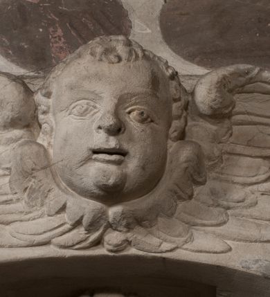 Zdjęcie nr 138: Nagrobek Grzegorza i Katarzyny Branickich znajduje się w kaplicy rodowej pod wezwaniem Najświętszej Marii Panny, na ścianie południowej, naprzeciwko wejścia. Składa się z trójosiowego cokołu i potrójnej filarowo-kolumnowej arkady z klęczącymi postaciami zmarłych po bokach adorujących znajdującą się pośrodku scenę ze zmartwychwstałym Chrystusem ukazującym się niewiernemu Tomaszowi. Całość wieńczy półkolista arkada z herbami Gryf i Kotwicz i tablicami inskrypcyjnymi. 
Dolna część artykułowa lizenami ozdobionymi motywami kandelabrowymi. W polu środkowym czaszka ze skrzyżowanymi piszczelami z inskrypcją w górnej i dolnej części: „POWIEDZ SVIETA [M]ADROSCI IESLI ZE SMIERC ZIWA / CZI MARTWA IESLI MARTWA CZEMV ZIWĄ BIWA / MALOWANA A IESLI ZIWA SMIERCIĄ CZEMV / ZOWIĄ IĄ NAD TO ZYWOT PRZECZ BIERZE KOZI/DEMV / TA IEST NA TWE PITANIE ODPOWIEC PRAWDZIWA / GDI TI ZYESZ SMIERC MARTVA GDY VMIERAS ZIWA / A IESLI ZLA CZI DOBRA CHCZES WIEDZIEC LI O TYM / IAKIS SĄM TAKĄ SMIELE SMIERC MIEĆ BĘDZIESZ PO TYM”. Na lewym polu inskrypcja „CO ZA DZIW ZEM POPIOLEM / WIEDZCIE ZESCIE WY / IAKO IA TENZE POPIOL, TO / IEDNO ZE ZYWY / BO GDIM SIĘ W PROCH ROSSIPAL / DOPIROM PRAWDZIWIE DOSZEDL, ZE CZLOWIEK TYMZE / PROCHEM CHOCIA ZYWIE / PATRZ ZE ZYWY POPIELIE A / TO POMNI SOBIE / ZES NA SWIECIE POPIOLEM / POPIOLEM I W GROBIE / A ZASZ NIEWIES CZYMEM BYL / A TERAZEM IAKI / OGLIANDAI, VWAZAIACZ ZE / SAM BEDZIESZ TAKI / BYLEM TERAS MIE NIE MASZ / IAK BIM TISZ NA SWIECIE / NIE BYL WY DZIS IESTESCIE / IUTRO NIEBEDZIECIE”. W polu cokołu „KTO TV LEZY POBOZNOSC / CNOTA OBYCZAIE / IAKICH NIERYCHLO VIZRĄ / BLISKO LEGLE KRAIE / IAKOSZ IE TAK MALY KĄT / MOGL ZACHOWAC W SOBIE / CZOSZ ALBO CNOTI LVCZKIE / GRZEBIĄ SCZIALEM W GROBIE / TILKOC TV CIALO LIEZY LIECZ / DVSZA W PRZESTRONE / NIEBIESKIE GMACHI WESŁA / KĘDI NIEZLICZONE / LATA POWIEDZIE. CZEMV IZE / MATKĄ BYLA / NIERZKAC POTOMSTWV ALIE / I SIROTOM SILA / TAKCI ZYWOT ZYWOTEM BYWA ZAKVPIONY / DOBRI FRIMARK DAC PLOCHI / ZA ON NIESKONCZONY”. Cokół zamyka wąski, silnie wysunięty gzyms z kimationem jońskim.
Trójosiowy podział nagrobka jest zachowany w partii środkowej, składającej się z trzech arkadowych wnęk, z których środkowa ujęta jest wolnostojącymi kolumnami jońskimi pokrytymi spiralnie ułożonymi pasami z motywem wici roślinnej, a sąsiednie od zewnątrz flankowane filarami pokrytymi motywami kandelabrowymi. W niezbyt głębokich niszach, których podniebienia zdobią kasetony z rozetami w kluczach uskrzydlone główki aniołków umieszczono wykonane w marmurze pińczowskim płaskorzeźby Chrystusa Zmartwychwstałego i adorujących go zmarłych, Grzegorza i Katarzynę Branickich. 
Zbawiciel jest ujęty całopostaciowo, frontalnie, w niewielkim wykroku, z głową zwróconą lekko do klęczącego po prawej stronie św. Tomasza. Jego ciało jest smukłe, wąskie w ramionach, z zaznaczonymi żebrami i mięśniami, osłonięte przewiązaną na biodrach szatą i płaszczem na lewym ramieniu. Chrystus ma pociągłą twarz, o wysokim czole, szerokich kościach policzkowych, wydatnym nosie i z głębokimi oczodołami. Przedstawiony został z długimi wąsami i brodą oraz opadającymi na ramiona, kręconymi włosami. W lewej ręce trzyma chorągiew i podtrzymuje szatę, a prawą rękę ma opuszczoną ku dołowi. 
Święty Tomasz ukazany jest z profilu, w szacie podwójnie przewiązanej w pasie sznurem i przerzuconym przez lewe ramie płaszczem. Twarz z brodą i długimi włosami, odwrócona w stronę Chrystusa. Do góry unosi również prawą rękę, zachowaną tylko do łokcia, lewą rękę trzyma ponad pasem. Figura mężczyzny wyrzeźbiona w kamieniu, polichromowana, przysłania wieniec z obłoków i uskrzydlonych głów puttów otaczający Chrystusa. 
Postacie stoją na podwójnym postumencie. W jego górnej części wyryto sentencję łacińską na prostokątnej tablicy umieszczonej w ozdobnym kartuszu, z zawiniętym spiralnie wycięciem krawędzi górnej i z dodaną w krawędzi dolnej główką uskrzydlonego putta. Napis na postumencie: „PER QVEM ET NOS / RESVRGERE DEVOTA / MENTE, CREDIMVS”. Na płycie poniżej płaskorzeźbione, leżące na prawym boku putto podpierające głowę na prawej ręce, natomiast w lewej trzymające klepsydrę. Nagie ciało, lekko przysłonięte draperią, spoczywa na poduszce z dwoma pomponami. Prawa noga jest wyprostowana, lewa zgięta w kolanie. Twarz pucołowata, z otwartymi oczami, otoczona gęstymi puklami loków. Przed dzieckiem leży czaszka. Nad nim znajduje się grawerowany kartusz z napisem: „HODIE MIHI / CRAS TIBI”. 
W arkadzie po lewej stronie przedstawiony został w trzech czwartych, zwrócony ramionami do widza Grzegorz Branicki. Postać klęczy na poduszce, szerokie dłonie złożone ma razem na piersiach, a głowę lekko uniesioną. Twarz Branickiego o pociągłych rysach, szerokich kościach policzkowych i dużych oczach, z wysokim czołem przysłoniętym zaczesanymi do przodu włosami. Ukazany z wąsami i długą, pofalowaną brodą. Ubrany jest w pełną, dekorowaną zbroję, spod której wystaje jaka i nogawice. Na szyi zawieszony łańcuch, a u stóp ostrogi. Przy nogach Branickiego leżą rękawice i hełm z trzema piórami. Nad głową wznoszą się panoplia, złożone z okrągłej tarczy i skrzyżowanych miecza, szabli, buławy, łuku, kołczanu ze strzałami i włóczni.
Po lewej stronie arkadę wypełnia ujęta z profilu, postać klęczącej na dwóch kolanach Katarzyny Branickiej. Jest ubrana w długą szubę, opadającą sztywnymi, rozchodzącymi się fałdami, u dołu załamującymi się, które zasłaniają sylwetkę. Na głowie ma czepiec przysłaniający włosy i podwikę. Twarz o łagodnych rysach, z długim nosem, małymi ustami i lekko zadartym podbródkiem. Ręce złożone razem na piersiach. Na palcach wskazującym i serdecznym lewej dłoni pierścienie, a ponad nadgarstkiem czterokrotnie nawinięty różaniec. Ponad figurą płaskorzeźbione tondo z Matką Boską z Dzieciątkiem otoczonymi wieńcem obłoków. Maria siedzi, ubrana w długą suknię, z welonem na głowie, z płaszczem zarzuconym na ramiona, którym lekko okrywa nagie Dzieciątko.
Zwieńczenie nagrobka o brzegach inkrustowanych marmurowymi kołami i elipsami, ujęte ornamentalnymi uszami, jest zakończone pasem z zawijającymi się do środkami kartuszami i równolegle ułożonymi liśćmi akantu. Tympanon wypełnia dekoracja złożona z czterech kartuszy: dwóch owalnych na tle paludamentu, zwieńczonych uskrzydloną główką anioła z godłami herbów Gryf i Kotwicz i dwóch podłużnych z inskrypcjami. Na tablicy po lewej stronie inskrypcja: „MAGNIFICO D(OMI)NO GREGORIO A RUSCA BRANICZKI OLIM VENA/TORI ET BURGRABIO CRAC(OVIENSI) CAPITANEO NIEPOŁOMIECEN(SI) VIRO / INTEGERRIMO DE REGIBVS SVIS ET RE PVB(LICA) BENE MERITO RELIGIO/NIS CATHOLICE AMANTISSIMO AMICIS FIDELISSIMO, OMNIBVS AFFABI/LI ET BENIGNO JOANNES A RUSCA BRANICZKI VENATOR CRACO(VIENSIS) CAPITANEVS NIEPOŁOMICEN(SI) MESTVS FILIUS PARENTI CHA/RISSIMO POSVIT OBYT 9 MAII A(NNO) D(OMINI) 1595 AETATIS SUE 60”. Napis wykuty po prawej stronie: “MAGNIFICAE D(OMI)NE CATHARINAE MAGNIFICI OLIM D(OMI)NI AUGUSTINI / KOTFICZ D(OMINI) SIGISMVNDI I POLONIAE REGIS STABVLI PREFECTI / VEXILIFERISQUE CURIE ET BURGRABY CRACO(VIENSIS) FILIE MATRONAE / LECTISSIME QVE CVM PVDORE ET MORVM MIRA ELEGANTIA / MARITI SUMMUM AMOREM VIRTUTE ET MODESTIA OMNIVM BENE/VOLENTIAM MERVISSET ACERBISSIMA MORTE AB OCVLIS EREPTA EST / IDEM FILIUS MATRI AMANTISSIME CVM LACRIMIS POSVIT. OBYT / 8 OCTOBRIS A(NNO) D)OMINI) 1588 AETATIS SUE 38". 

