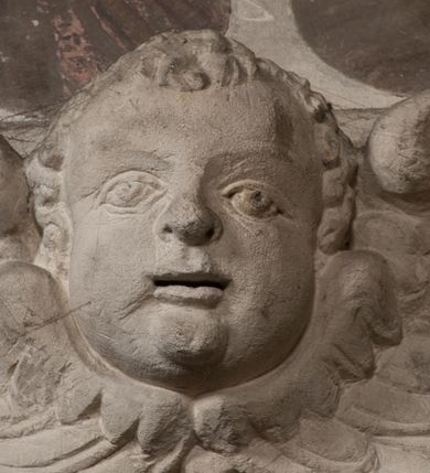 Zdjęcie nr 137: Nagrobek Grzegorza i Katarzyny Branickich znajduje się w kaplicy rodowej pod wezwaniem Najświętszej Marii Panny, na ścianie południowej, naprzeciwko wejścia. Składa się z trójosiowego cokołu i potrójnej filarowo-kolumnowej arkady z klęczącymi postaciami zmarłych po bokach adorujących znajdującą się pośrodku scenę ze zmartwychwstałym Chrystusem ukazującym się niewiernemu Tomaszowi. Całość wieńczy półkolista arkada z herbami Gryf i Kotwicz i tablicami inskrypcyjnymi. 
Dolna część artykułowa lizenami ozdobionymi motywami kandelabrowymi. W polu środkowym czaszka ze skrzyżowanymi piszczelami z inskrypcją w górnej i dolnej części: „POWIEDZ SVIETA [M]ADROSCI IESLI ZE SMIERC ZIWA / CZI MARTWA IESLI MARTWA CZEMV ZIWĄ BIWA / MALOWANA A IESLI ZIWA SMIERCIĄ CZEMV / ZOWIĄ IĄ NAD TO ZYWOT PRZECZ BIERZE KOZI/DEMV / TA IEST NA TWE PITANIE ODPOWIEC PRAWDZIWA / GDI TI ZYESZ SMIERC MARTVA GDY VMIERAS ZIWA / A IESLI ZLA CZI DOBRA CHCZES WIEDZIEC LI O TYM / IAKIS SĄM TAKĄ SMIELE SMIERC MIEĆ BĘDZIESZ PO TYM”. Na lewym polu inskrypcja „CO ZA DZIW ZEM POPIOLEM / WIEDZCIE ZESCIE WY / IAKO IA TENZE POPIOL, TO / IEDNO ZE ZYWY / BO GDIM SIĘ W PROCH ROSSIPAL / DOPIROM PRAWDZIWIE DOSZEDL, ZE CZLOWIEK TYMZE / PROCHEM CHOCIA ZYWIE / PATRZ ZE ZYWY POPIELIE A / TO POMNI SOBIE / ZES NA SWIECIE POPIOLEM / POPIOLEM I W GROBIE / A ZASZ NIEWIES CZYMEM BYL / A TERAZEM IAKI / OGLIANDAI, VWAZAIACZ ZE / SAM BEDZIESZ TAKI / BYLEM TERAS MIE NIE MASZ / IAK BIM TISZ NA SWIECIE / NIE BYL WY DZIS IESTESCIE / IUTRO NIEBEDZIECIE”. W polu cokołu „KTO TV LEZY POBOZNOSC / CNOTA OBYCZAIE / IAKICH NIERYCHLO VIZRĄ / BLISKO LEGLE KRAIE / IAKOSZ IE TAK MALY KĄT / MOGL ZACHOWAC W SOBIE / CZOSZ ALBO CNOTI LVCZKIE / GRZEBIĄ SCZIALEM W GROBIE / TILKOC TV CIALO LIEZY LIECZ / DVSZA W PRZESTRONE / NIEBIESKIE GMACHI WESŁA / KĘDI NIEZLICZONE / LATA POWIEDZIE. CZEMV IZE / MATKĄ BYLA / NIERZKAC POTOMSTWV ALIE / I SIROTOM SILA / TAKCI ZYWOT ZYWOTEM BYWA ZAKVPIONY / DOBRI FRIMARK DAC PLOCHI / ZA ON NIESKONCZONY”. Cokół zamyka wąski, silnie wysunięty gzyms z kimationem jońskim.
Trójosiowy podział nagrobka jest zachowany w partii środkowej, składającej się z trzech arkadowych wnęk, z których środkowa ujęta jest wolnostojącymi kolumnami jońskimi pokrytymi spiralnie ułożonymi pasami z motywem wici roślinnej, a sąsiednie od zewnątrz flankowane filarami pokrytymi motywami kandelabrowymi. W niezbyt głębokich niszach, których podniebienia zdobią kasetony z rozetami w kluczach uskrzydlone główki aniołków umieszczono wykonane w marmurze pińczowskim płaskorzeźby Chrystusa Zmartwychwstałego i adorujących go zmarłych, Grzegorza i Katarzynę Branickich. 
Zbawiciel jest ujęty całopostaciowo, frontalnie, w niewielkim wykroku, z głową zwróconą lekko do klęczącego po prawej stronie św. Tomasza. Jego ciało jest smukłe, wąskie w ramionach, z zaznaczonymi żebrami i mięśniami, osłonięte przewiązaną na biodrach szatą i płaszczem na lewym ramieniu. Chrystus ma pociągłą twarz, o wysokim czole, szerokich kościach policzkowych, wydatnym nosie i z głębokimi oczodołami. Przedstawiony został z długimi wąsami i brodą oraz opadającymi na ramiona, kręconymi włosami. W lewej ręce trzyma chorągiew i podtrzymuje szatę, a prawą rękę ma opuszczoną ku dołowi. 
Święty Tomasz ukazany jest z profilu, w szacie podwójnie przewiązanej w pasie sznurem i przerzuconym przez lewe ramie płaszczem. Twarz z brodą i długimi włosami, odwrócona w stronę Chrystusa. Do góry unosi również prawą rękę, zachowaną tylko do łokcia, lewą rękę trzyma ponad pasem. Figura mężczyzny wyrzeźbiona w kamieniu, polichromowana, przysłania wieniec z obłoków i uskrzydlonych głów puttów otaczający Chrystusa. 
Postacie stoją na podwójnym postumencie. W jego górnej części wyryto sentencję łacińską na prostokątnej tablicy umieszczonej w ozdobnym kartuszu, z zawiniętym spiralnie wycięciem krawędzi górnej i z dodaną w krawędzi dolnej główką uskrzydlonego putta. Napis na postumencie: „PER QVEM ET NOS / RESVRGERE DEVOTA / MENTE, CREDIMVS”. Na płycie poniżej płaskorzeźbione, leżące na prawym boku putto podpierające głowę na prawej ręce, natomiast w lewej trzymające klepsydrę. Nagie ciało, lekko przysłonięte draperią, spoczywa na poduszce z dwoma pomponami. Prawa noga jest wyprostowana, lewa zgięta w kolanie. Twarz pucołowata, z otwartymi oczami, otoczona gęstymi puklami loków. Przed dzieckiem leży czaszka. Nad nim znajduje się grawerowany kartusz z napisem: „HODIE MIHI / CRAS TIBI”. 
W arkadzie po lewej stronie przedstawiony został w trzech czwartych, zwrócony ramionami do widza Grzegorz Branicki. Postać klęczy na poduszce, szerokie dłonie złożone ma razem na piersiach, a głowę lekko uniesioną. Twarz Branickiego o pociągłych rysach, szerokich kościach policzkowych i dużych oczach, z wysokim czołem przysłoniętym zaczesanymi do przodu włosami. Ukazany z wąsami i długą, pofalowaną brodą. Ubrany jest w pełną, dekorowaną zbroję, spod której wystaje jaka i nogawice. Na szyi zawieszony łańcuch, a u stóp ostrogi. Przy nogach Branickiego leżą rękawice i hełm z trzema piórami. Nad głową wznoszą się panoplia, złożone z okrągłej tarczy i skrzyżowanych miecza, szabli, buławy, łuku, kołczanu ze strzałami i włóczni.
Po lewej stronie arkadę wypełnia ujęta z profilu, postać klęczącej na dwóch kolanach Katarzyny Branickiej. Jest ubrana w długą szubę, opadającą sztywnymi, rozchodzącymi się fałdami, u dołu załamującymi się, które zasłaniają sylwetkę. Na głowie ma czepiec przysłaniający włosy i podwikę. Twarz o łagodnych rysach, z długim nosem, małymi ustami i lekko zadartym podbródkiem. Ręce złożone razem na piersiach. Na palcach wskazującym i serdecznym lewej dłoni pierścienie, a ponad nadgarstkiem czterokrotnie nawinięty różaniec. Ponad figurą płaskorzeźbione tondo z Matką Boską z Dzieciątkiem otoczonymi wieńcem obłoków. Maria siedzi, ubrana w długą suknię, z welonem na głowie, z płaszczem zarzuconym na ramiona, którym lekko okrywa nagie Dzieciątko.
Zwieńczenie nagrobka o brzegach inkrustowanych marmurowymi kołami i elipsami, ujęte ornamentalnymi uszami, jest zakończone pasem z zawijającymi się do środkami kartuszami i równolegle ułożonymi liśćmi akantu. Tympanon wypełnia dekoracja złożona z czterech kartuszy: dwóch owalnych na tle paludamentu, zwieńczonych uskrzydloną główką anioła z godłami herbów Gryf i Kotwicz i dwóch podłużnych z inskrypcjami. Na tablicy po lewej stronie inskrypcja: „MAGNIFICO D(OMI)NO GREGORIO A RUSCA BRANICZKI OLIM VENA/TORI ET BURGRABIO CRAC(OVIENSI) CAPITANEO NIEPOŁOMIECEN(SI) VIRO / INTEGERRIMO DE REGIBVS SVIS ET RE PVB(LICA) BENE MERITO RELIGIO/NIS CATHOLICE AMANTISSIMO AMICIS FIDELISSIMO, OMNIBVS AFFABI/LI ET BENIGNO JOANNES A RUSCA BRANICZKI VENATOR CRACO(VIENSIS) CAPITANEVS NIEPOŁOMICEN(SI) MESTVS FILIUS PARENTI CHA/RISSIMO POSVIT OBYT 9 MAII A(NNO) D(OMINI) 1595 AETATIS SUE 60”. Napis wykuty po prawej stronie: “MAGNIFICAE D(OMI)NE CATHARINAE MAGNIFICI OLIM D(OMI)NI AUGUSTINI / KOTFICZ D(OMINI) SIGISMVNDI I POLONIAE REGIS STABVLI PREFECTI / VEXILIFERISQUE CURIE ET BURGRABY CRACO(VIENSIS) FILIE MATRONAE / LECTISSIME QVE CVM PVDORE ET MORVM MIRA ELEGANTIA / MARITI SUMMUM AMOREM VIRTUTE ET MODESTIA OMNIVM BENE/VOLENTIAM MERVISSET ACERBISSIMA MORTE AB OCVLIS EREPTA EST / IDEM FILIUS MATRI AMANTISSIME CVM LACRIMIS POSVIT. OBYT / 8 OCTOBRIS A(NNO) D)OMINI) 1588 AETATIS SUE 38&quot;. 
