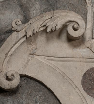 Zdjęcie nr 136: Nagrobek Grzegorza i Katarzyny Branickich znajduje się w kaplicy rodowej pod wezwaniem Najświętszej Marii Panny, na ścianie południowej, naprzeciwko wejścia. Składa się z trójosiowego cokołu i potrójnej filarowo-kolumnowej arkady z klęczącymi postaciami zmarłych po bokach adorujących znajdującą się pośrodku scenę ze zmartwychwstałym Chrystusem ukazującym się niewiernemu Tomaszowi. Całość wieńczy półkolista arkada z herbami Gryf i Kotwicz i tablicami inskrypcyjnymi. 
Dolna część artykułowa lizenami ozdobionymi motywami kandelabrowymi. W polu środkowym czaszka ze skrzyżowanymi piszczelami z inskrypcją w górnej i dolnej części: „POWIEDZ SVIETA [M]ADROSCI IESLI ZE SMIERC ZIWA / CZI MARTWA IESLI MARTWA CZEMV ZIWĄ BIWA / MALOWANA A IESLI ZIWA SMIERCIĄ CZEMV / ZOWIĄ IĄ NAD TO ZYWOT PRZECZ BIERZE KOZI/DEMV / TA IEST NA TWE PITANIE ODPOWIEC PRAWDZIWA / GDI TI ZYESZ SMIERC MARTVA GDY VMIERAS ZIWA / A IESLI ZLA CZI DOBRA CHCZES WIEDZIEC LI O TYM / IAKIS SĄM TAKĄ SMIELE SMIERC MIEĆ BĘDZIESZ PO TYM”. Na lewym polu inskrypcja „CO ZA DZIW ZEM POPIOLEM / WIEDZCIE ZESCIE WY / IAKO IA TENZE POPIOL, TO / IEDNO ZE ZYWY / BO GDIM SIĘ W PROCH ROSSIPAL / DOPIROM PRAWDZIWIE DOSZEDL, ZE CZLOWIEK TYMZE / PROCHEM CHOCIA ZYWIE / PATRZ ZE ZYWY POPIELIE A / TO POMNI SOBIE / ZES NA SWIECIE POPIOLEM / POPIOLEM I W GROBIE / A ZASZ NIEWIES CZYMEM BYL / A TERAZEM IAKI / OGLIANDAI, VWAZAIACZ ZE / SAM BEDZIESZ TAKI / BYLEM TERAS MIE NIE MASZ / IAK BIM TISZ NA SWIECIE / NIE BYL WY DZIS IESTESCIE / IUTRO NIEBEDZIECIE”. W polu cokołu „KTO TV LEZY POBOZNOSC / CNOTA OBYCZAIE / IAKICH NIERYCHLO VIZRĄ / BLISKO LEGLE KRAIE / IAKOSZ IE TAK MALY KĄT / MOGL ZACHOWAC W SOBIE / CZOSZ ALBO CNOTI LVCZKIE / GRZEBIĄ SCZIALEM W GROBIE / TILKOC TV CIALO LIEZY LIECZ / DVSZA W PRZESTRONE / NIEBIESKIE GMACHI WESŁA / KĘDI NIEZLICZONE / LATA POWIEDZIE. CZEMV IZE / MATKĄ BYLA / NIERZKAC POTOMSTWV ALIE / I SIROTOM SILA / TAKCI ZYWOT ZYWOTEM BYWA ZAKVPIONY / DOBRI FRIMARK DAC PLOCHI / ZA ON NIESKONCZONY”. Cokół zamyka wąski, silnie wysunięty gzyms z kimationem jońskim.
Trójosiowy podział nagrobka jest zachowany w partii środkowej, składającej się z trzech arkadowych wnęk, z których środkowa ujęta jest wolnostojącymi kolumnami jońskimi pokrytymi spiralnie ułożonymi pasami z motywem wici roślinnej, a sąsiednie od zewnątrz flankowane filarami pokrytymi motywami kandelabrowymi. W niezbyt głębokich niszach, których podniebienia zdobią kasetony z rozetami w kluczach uskrzydlone główki aniołków umieszczono wykonane w marmurze pińczowskim płaskorzeźby Chrystusa Zmartwychwstałego i adorujących go zmarłych, Grzegorza i Katarzynę Branickich. 
Zbawiciel jest ujęty całopostaciowo, frontalnie, w niewielkim wykroku, z głową zwróconą lekko do klęczącego po prawej stronie św. Tomasza. Jego ciało jest smukłe, wąskie w ramionach, z zaznaczonymi żebrami i mięśniami, osłonięte przewiązaną na biodrach szatą i płaszczem na lewym ramieniu. Chrystus ma pociągłą twarz, o wysokim czole, szerokich kościach policzkowych, wydatnym nosie i z głębokimi oczodołami. Przedstawiony został z długimi wąsami i brodą oraz opadającymi na ramiona, kręconymi włosami. W lewej ręce trzyma chorągiew i podtrzymuje szatę, a prawą rękę ma opuszczoną ku dołowi. 
Święty Tomasz ukazany jest z profilu, w szacie podwójnie przewiązanej w pasie sznurem i przerzuconym przez lewe ramie płaszczem. Twarz z brodą i długimi włosami, odwrócona w stronę Chrystusa. Do góry unosi również prawą rękę, zachowaną tylko do łokcia, lewą rękę trzyma ponad pasem. Figura mężczyzny wyrzeźbiona w kamieniu, polichromowana, przysłania wieniec z obłoków i uskrzydlonych głów puttów otaczający Chrystusa. 
Postacie stoją na podwójnym postumencie. W jego górnej części wyryto sentencję łacińską na prostokątnej tablicy umieszczonej w ozdobnym kartuszu, z zawiniętym spiralnie wycięciem krawędzi górnej i z dodaną w krawędzi dolnej główką uskrzydlonego putta. Napis na postumencie: „PER QVEM ET NOS / RESVRGERE DEVOTA / MENTE, CREDIMVS”. Na płycie poniżej płaskorzeźbione, leżące na prawym boku putto podpierające głowę na prawej ręce, natomiast w lewej trzymające klepsydrę. Nagie ciało, lekko przysłonięte draperią, spoczywa na poduszce z dwoma pomponami. Prawa noga jest wyprostowana, lewa zgięta w kolanie. Twarz pucołowata, z otwartymi oczami, otoczona gęstymi puklami loków. Przed dzieckiem leży czaszka. Nad nim znajduje się grawerowany kartusz z napisem: „HODIE MIHI / CRAS TIBI”. 
W arkadzie po lewej stronie przedstawiony został w trzech czwartych, zwrócony ramionami do widza Grzegorz Branicki. Postać klęczy na poduszce, szerokie dłonie złożone ma razem na piersiach, a głowę lekko uniesioną. Twarz Branickiego o pociągłych rysach, szerokich kościach policzkowych i dużych oczach, z wysokim czołem przysłoniętym zaczesanymi do przodu włosami. Ukazany z wąsami i długą, pofalowaną brodą. Ubrany jest w pełną, dekorowaną zbroję, spod której wystaje jaka i nogawice. Na szyi zawieszony łańcuch, a u stóp ostrogi. Przy nogach Branickiego leżą rękawice i hełm z trzema piórami. Nad głową wznoszą się panoplia, złożone z okrągłej tarczy i skrzyżowanych miecza, szabli, buławy, łuku, kołczanu ze strzałami i włóczni.
Po lewej stronie arkadę wypełnia ujęta z profilu, postać klęczącej na dwóch kolanach Katarzyny Branickiej. Jest ubrana w długą szubę, opadającą sztywnymi, rozchodzącymi się fałdami, u dołu załamującymi się, które zasłaniają sylwetkę. Na głowie ma czepiec przysłaniający włosy i podwikę. Twarz o łagodnych rysach, z długim nosem, małymi ustami i lekko zadartym podbródkiem. Ręce złożone razem na piersiach. Na palcach wskazującym i serdecznym lewej dłoni pierścienie, a ponad nadgarstkiem czterokrotnie nawinięty różaniec. Ponad figurą płaskorzeźbione tondo z Matką Boską z Dzieciątkiem otoczonymi wieńcem obłoków. Maria siedzi, ubrana w długą suknię, z welonem na głowie, z płaszczem zarzuconym na ramiona, którym lekko okrywa nagie Dzieciątko.
Zwieńczenie nagrobka o brzegach inkrustowanych marmurowymi kołami i elipsami, ujęte ornamentalnymi uszami, jest zakończone pasem z zawijającymi się do środkami kartuszami i równolegle ułożonymi liśćmi akantu. Tympanon wypełnia dekoracja złożona z czterech kartuszy: dwóch owalnych na tle paludamentu, zwieńczonych uskrzydloną główką anioła z godłami herbów Gryf i Kotwicz i dwóch podłużnych z inskrypcjami. Na tablicy po lewej stronie inskrypcja: „MAGNIFICO D(OMI)NO GREGORIO A RUSCA BRANICZKI OLIM VENA/TORI ET BURGRABIO CRAC(OVIENSI) CAPITANEO NIEPOŁOMIECEN(SI) VIRO / INTEGERRIMO DE REGIBVS SVIS ET RE PVB(LICA) BENE MERITO RELIGIO/NIS CATHOLICE AMANTISSIMO AMICIS FIDELISSIMO, OMNIBVS AFFABI/LI ET BENIGNO JOANNES A RUSCA BRANICZKI VENATOR CRACO(VIENSIS) CAPITANEVS NIEPOŁOMICEN(SI) MESTVS FILIUS PARENTI CHA/RISSIMO POSVIT OBYT 9 MAII A(NNO) D(OMINI) 1595 AETATIS SUE 60”. Napis wykuty po prawej stronie: “MAGNIFICAE D(OMI)NE CATHARINAE MAGNIFICI OLIM D(OMI)NI AUGUSTINI / KOTFICZ D(OMINI) SIGISMVNDI I POLONIAE REGIS STABVLI PREFECTI / VEXILIFERISQUE CURIE ET BURGRABY CRACO(VIENSIS) FILIE MATRONAE / LECTISSIME QVE CVM PVDORE ET MORVM MIRA ELEGANTIA / MARITI SUMMUM AMOREM VIRTUTE ET MODESTIA OMNIVM BENE/VOLENTIAM MERVISSET ACERBISSIMA MORTE AB OCVLIS EREPTA EST / IDEM FILIUS MATRI AMANTISSIME CVM LACRIMIS POSVIT. OBYT / 8 OCTOBRIS A(NNO) D)OMINI) 1588 AETATIS SUE 38". 
