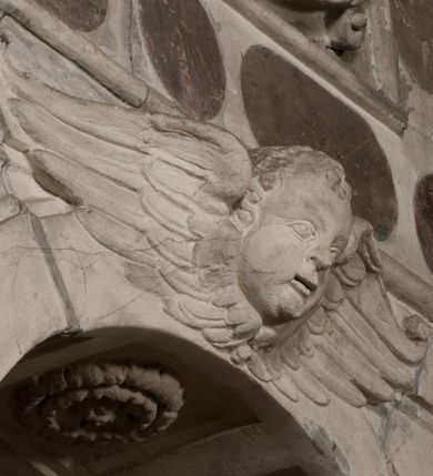 Zdjęcie nr 140: Nagrobek Grzegorza i Katarzyny Branickich znajduje się w kaplicy rodowej pod wezwaniem Najświętszej Marii Panny, na ścianie południowej, naprzeciwko wejścia. Składa się z trójosiowego cokołu i potrójnej filarowo-kolumnowej arkady z klęczącymi postaciami zmarłych po bokach adorujących znajdującą się pośrodku scenę ze zmartwychwstałym Chrystusem ukazującym się niewiernemu Tomaszowi. Całość wieńczy półkolista arkada z herbami Gryf i Kotwicz i tablicami inskrypcyjnymi. 
Dolna część artykułowa lizenami ozdobionymi motywami kandelabrowymi. W polu środkowym czaszka ze skrzyżowanymi piszczelami z inskrypcją w górnej i dolnej części: „POWIEDZ SVIETA [M]ADROSCI IESLI ZE SMIERC ZIWA / CZI MARTWA IESLI MARTWA CZEMV ZIWĄ BIWA / MALOWANA A IESLI ZIWA SMIERCIĄ CZEMV / ZOWIĄ IĄ NAD TO ZYWOT PRZECZ BIERZE KOZI/DEMV / TA IEST NA TWE PITANIE ODPOWIEC PRAWDZIWA / GDI TI ZYESZ SMIERC MARTVA GDY VMIERAS ZIWA / A IESLI ZLA CZI DOBRA CHCZES WIEDZIEC LI O TYM / IAKIS SĄM TAKĄ SMIELE SMIERC MIEĆ BĘDZIESZ PO TYM”. Na lewym polu inskrypcja „CO ZA DZIW ZEM POPIOLEM / WIEDZCIE ZESCIE WY / IAKO IA TENZE POPIOL, TO / IEDNO ZE ZYWY / BO GDIM SIĘ W PROCH ROSSIPAL / DOPIROM PRAWDZIWIE DOSZEDL, ZE CZLOWIEK TYMZE / PROCHEM CHOCIA ZYWIE / PATRZ ZE ZYWY POPIELIE A / TO POMNI SOBIE / ZES NA SWIECIE POPIOLEM / POPIOLEM I W GROBIE / A ZASZ NIEWIES CZYMEM BYL / A TERAZEM IAKI / OGLIANDAI, VWAZAIACZ ZE / SAM BEDZIESZ TAKI / BYLEM TERAS MIE NIE MASZ / IAK BIM TISZ NA SWIECIE / NIE BYL WY DZIS IESTESCIE / IUTRO NIEBEDZIECIE”. W polu cokołu „KTO TV LEZY POBOZNOSC / CNOTA OBYCZAIE / IAKICH NIERYCHLO VIZRĄ / BLISKO LEGLE KRAIE / IAKOSZ IE TAK MALY KĄT / MOGL ZACHOWAC W SOBIE / CZOSZ ALBO CNOTI LVCZKIE / GRZEBIĄ SCZIALEM W GROBIE / TILKOC TV CIALO LIEZY LIECZ / DVSZA W PRZESTRONE / NIEBIESKIE GMACHI WESŁA / KĘDI NIEZLICZONE / LATA POWIEDZIE. CZEMV IZE / MATKĄ BYLA / NIERZKAC POTOMSTWV ALIE / I SIROTOM SILA / TAKCI ZYWOT ZYWOTEM BYWA ZAKVPIONY / DOBRI FRIMARK DAC PLOCHI / ZA ON NIESKONCZONY”. Cokół zamyka wąski, silnie wysunięty gzyms z kimationem jońskim.
Trójosiowy podział nagrobka jest zachowany w partii środkowej, składającej się z trzech arkadowych wnęk, z których środkowa ujęta jest wolnostojącymi kolumnami jońskimi pokrytymi spiralnie ułożonymi pasami z motywem wici roślinnej, a sąsiednie od zewnątrz flankowane filarami pokrytymi motywami kandelabrowymi. W niezbyt głębokich niszach, których podniebienia zdobią kasetony z rozetami w kluczach uskrzydlone główki aniołków umieszczono wykonane w marmurze pińczowskim płaskorzeźby Chrystusa Zmartwychwstałego i adorujących go zmarłych, Grzegorza i Katarzynę Branickich. 
Zbawiciel jest ujęty całopostaciowo, frontalnie, w niewielkim wykroku, z głową zwróconą lekko do klęczącego po prawej stronie św. Tomasza. Jego ciało jest smukłe, wąskie w ramionach, z zaznaczonymi żebrami i mięśniami, osłonięte przewiązaną na biodrach szatą i płaszczem na lewym ramieniu. Chrystus ma pociągłą twarz, o wysokim czole, szerokich kościach policzkowych, wydatnym nosie i z głębokimi oczodołami. Przedstawiony został z długimi wąsami i brodą oraz opadającymi na ramiona, kręconymi włosami. W lewej ręce trzyma chorągiew i podtrzymuje szatę, a prawą rękę ma opuszczoną ku dołowi. 
Święty Tomasz ukazany jest z profilu, w szacie podwójnie przewiązanej w pasie sznurem i przerzuconym przez lewe ramie płaszczem. Twarz z brodą i długimi włosami, odwrócona w stronę Chrystusa. Do góry unosi również prawą rękę, zachowaną tylko do łokcia, lewą rękę trzyma ponad pasem. Figura mężczyzny wyrzeźbiona w kamieniu, polichromowana, przysłania wieniec z obłoków i uskrzydlonych głów puttów otaczający Chrystusa. 
Postacie stoją na podwójnym postumencie. W jego górnej części wyryto sentencję łacińską na prostokątnej tablicy umieszczonej w ozdobnym kartuszu, z zawiniętym spiralnie wycięciem krawędzi górnej i z dodaną w krawędzi dolnej główką uskrzydlonego putta. Napis na postumencie: „PER QVEM ET NOS / RESVRGERE DEVOTA / MENTE, CREDIMVS”. Na płycie poniżej płaskorzeźbione, leżące na prawym boku putto podpierające głowę na prawej ręce, natomiast w lewej trzymające klepsydrę. Nagie ciało, lekko przysłonięte draperią, spoczywa na poduszce z dwoma pomponami. Prawa noga jest wyprostowana, lewa zgięta w kolanie. Twarz pucołowata, z otwartymi oczami, otoczona gęstymi puklami loków. Przed dzieckiem leży czaszka. Nad nim znajduje się grawerowany kartusz z napisem: „HODIE MIHI / CRAS TIBI”. 
W arkadzie po lewej stronie przedstawiony został w trzech czwartych, zwrócony ramionami do widza Grzegorz Branicki. Postać klęczy na poduszce, szerokie dłonie złożone ma razem na piersiach, a głowę lekko uniesioną. Twarz Branickiego o pociągłych rysach, szerokich kościach policzkowych i dużych oczach, z wysokim czołem przysłoniętym zaczesanymi do przodu włosami. Ukazany z wąsami i długą, pofalowaną brodą. Ubrany jest w pełną, dekorowaną zbroję, spod której wystaje jaka i nogawice. Na szyi zawieszony łańcuch, a u stóp ostrogi. Przy nogach Branickiego leżą rękawice i hełm z trzema piórami. Nad głową wznoszą się panoplia, złożone z okrągłej tarczy i skrzyżowanych miecza, szabli, buławy, łuku, kołczanu ze strzałami i włóczni.
Po lewej stronie arkadę wypełnia ujęta z profilu, postać klęczącej na dwóch kolanach Katarzyny Branickiej. Jest ubrana w długą szubę, opadającą sztywnymi, rozchodzącymi się fałdami, u dołu załamującymi się, które zasłaniają sylwetkę. Na głowie ma czepiec przysłaniający włosy i podwikę. Twarz o łagodnych rysach, z długim nosem, małymi ustami i lekko zadartym podbródkiem. Ręce złożone razem na piersiach. Na palcach wskazującym i serdecznym lewej dłoni pierścienie, a ponad nadgarstkiem czterokrotnie nawinięty różaniec. Ponad figurą płaskorzeźbione tondo z Matką Boską z Dzieciątkiem otoczonymi wieńcem obłoków. Maria siedzi, ubrana w długą suknię, z welonem na głowie, z płaszczem zarzuconym na ramiona, którym lekko okrywa nagie Dzieciątko.
Zwieńczenie nagrobka o brzegach inkrustowanych marmurowymi kołami i elipsami, ujęte ornamentalnymi uszami, jest zakończone pasem z zawijającymi się do środkami kartuszami i równolegle ułożonymi liśćmi akantu. Tympanon wypełnia dekoracja złożona z czterech kartuszy: dwóch owalnych na tle paludamentu, zwieńczonych uskrzydloną główką anioła z godłami herbów Gryf i Kotwicz i dwóch podłużnych z inskrypcjami. Na tablicy po lewej stronie inskrypcja: „MAGNIFICO D(OMI)NO GREGORIO A RUSCA BRANICZKI OLIM VENA/TORI ET BURGRABIO CRAC(OVIENSI) CAPITANEO NIEPOŁOMIECEN(SI) VIRO / INTEGERRIMO DE REGIBVS SVIS ET RE PVB(LICA) BENE MERITO RELIGIO/NIS CATHOLICE AMANTISSIMO AMICIS FIDELISSIMO, OMNIBVS AFFABI/LI ET BENIGNO JOANNES A RUSCA BRANICZKI VENATOR CRACO(VIENSIS) CAPITANEVS NIEPOŁOMICEN(SI) MESTVS FILIUS PARENTI CHA/RISSIMO POSVIT OBYT 9 MAII A(NNO) D(OMINI) 1595 AETATIS SUE 60”. Napis wykuty po prawej stronie: “MAGNIFICAE D(OMI)NE CATHARINAE MAGNIFICI OLIM D(OMI)NI AUGUSTINI / KOTFICZ D(OMINI) SIGISMVNDI I POLONIAE REGIS STABVLI PREFECTI / VEXILIFERISQUE CURIE ET BURGRABY CRACO(VIENSIS) FILIE MATRONAE / LECTISSIME QVE CVM PVDORE ET MORVM MIRA ELEGANTIA / MARITI SUMMUM AMOREM VIRTUTE ET MODESTIA OMNIVM BENE/VOLENTIAM MERVISSET ACERBISSIMA MORTE AB OCVLIS EREPTA EST / IDEM FILIUS MATRI AMANTISSIME CVM LACRIMIS POSVIT. OBYT / 8 OCTOBRIS A(NNO) D)OMINI) 1588 AETATIS SUE 38". 
