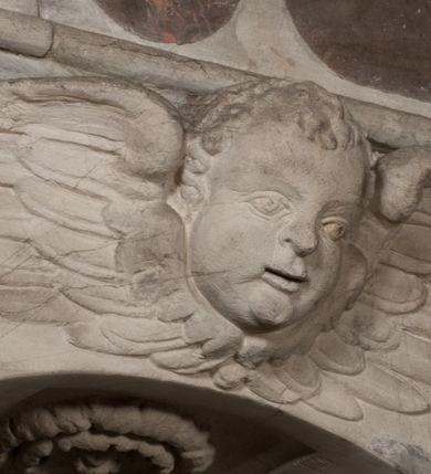Zdjęcie nr 139: Nagrobek Grzegorza i Katarzyny Branickich znajduje się w kaplicy rodowej pod wezwaniem Najświętszej Marii Panny, na ścianie południowej, naprzeciwko wejścia. Składa się z trójosiowego cokołu i potrójnej filarowo-kolumnowej arkady z klęczącymi postaciami zmarłych po bokach adorujących znajdującą się pośrodku scenę ze zmartwychwstałym Chrystusem ukazującym się niewiernemu Tomaszowi. Całość wieńczy półkolista arkada z herbami Gryf i Kotwicz i tablicami inskrypcyjnymi. 
Dolna część artykułowa lizenami ozdobionymi motywami kandelabrowymi. W polu środkowym czaszka ze skrzyżowanymi piszczelami z inskrypcją w górnej i dolnej części: „POWIEDZ SVIETA [M]ADROSCI IESLI ZE SMIERC ZIWA / CZI MARTWA IESLI MARTWA CZEMV ZIWĄ BIWA / MALOWANA A IESLI ZIWA SMIERCIĄ CZEMV / ZOWIĄ IĄ NAD TO ZYWOT PRZECZ BIERZE KOZI/DEMV / TA IEST NA TWE PITANIE ODPOWIEC PRAWDZIWA / GDI TI ZYESZ SMIERC MARTVA GDY VMIERAS ZIWA / A IESLI ZLA CZI DOBRA CHCZES WIEDZIEC LI O TYM / IAKIS SĄM TAKĄ SMIELE SMIERC MIEĆ BĘDZIESZ PO TYM”. Na lewym polu inskrypcja „CO ZA DZIW ZEM POPIOLEM / WIEDZCIE ZESCIE WY / IAKO IA TENZE POPIOL, TO / IEDNO ZE ZYWY / BO GDIM SIĘ W PROCH ROSSIPAL / DOPIROM PRAWDZIWIE DOSZEDL, ZE CZLOWIEK TYMZE / PROCHEM CHOCIA ZYWIE / PATRZ ZE ZYWY POPIELIE A / TO POMNI SOBIE / ZES NA SWIECIE POPIOLEM / POPIOLEM I W GROBIE / A ZASZ NIEWIES CZYMEM BYL / A TERAZEM IAKI / OGLIANDAI, VWAZAIACZ ZE / SAM BEDZIESZ TAKI / BYLEM TERAS MIE NIE MASZ / IAK BIM TISZ NA SWIECIE / NIE BYL WY DZIS IESTESCIE / IUTRO NIEBEDZIECIE”. W polu cokołu „KTO TV LEZY POBOZNOSC / CNOTA OBYCZAIE / IAKICH NIERYCHLO VIZRĄ / BLISKO LEGLE KRAIE / IAKOSZ IE TAK MALY KĄT / MOGL ZACHOWAC W SOBIE / CZOSZ ALBO CNOTI LVCZKIE / GRZEBIĄ SCZIALEM W GROBIE / TILKOC TV CIALO LIEZY LIECZ / DVSZA W PRZESTRONE / NIEBIESKIE GMACHI WESŁA / KĘDI NIEZLICZONE / LATA POWIEDZIE. CZEMV IZE / MATKĄ BYLA / NIERZKAC POTOMSTWV ALIE / I SIROTOM SILA / TAKCI ZYWOT ZYWOTEM BYWA ZAKVPIONY / DOBRI FRIMARK DAC PLOCHI / ZA ON NIESKONCZONY”. Cokół zamyka wąski, silnie wysunięty gzyms z kimationem jońskim.
Trójosiowy podział nagrobka jest zachowany w partii środkowej, składającej się z trzech arkadowych wnęk, z których środkowa ujęta jest wolnostojącymi kolumnami jońskimi pokrytymi spiralnie ułożonymi pasami z motywem wici roślinnej, a sąsiednie od zewnątrz flankowane filarami pokrytymi motywami kandelabrowymi. W niezbyt głębokich niszach, których podniebienia zdobią kasetony z rozetami w kluczach uskrzydlone główki aniołków umieszczono wykonane w marmurze pińczowskim płaskorzeźby Chrystusa Zmartwychwstałego i adorujących go zmarłych, Grzegorza i Katarzynę Branickich. 
Zbawiciel jest ujęty całopostaciowo, frontalnie, w niewielkim wykroku, z głową zwróconą lekko do klęczącego po prawej stronie św. Tomasza. Jego ciało jest smukłe, wąskie w ramionach, z zaznaczonymi żebrami i mięśniami, osłonięte przewiązaną na biodrach szatą i płaszczem na lewym ramieniu. Chrystus ma pociągłą twarz, o wysokim czole, szerokich kościach policzkowych, wydatnym nosie i z głębokimi oczodołami. Przedstawiony został z długimi wąsami i brodą oraz opadającymi na ramiona, kręconymi włosami. W lewej ręce trzyma chorągiew i podtrzymuje szatę, a prawą rękę ma opuszczoną ku dołowi. 
Święty Tomasz ukazany jest z profilu, w szacie podwójnie przewiązanej w pasie sznurem i przerzuconym przez lewe ramie płaszczem. Twarz z brodą i długimi włosami, odwrócona w stronę Chrystusa. Do góry unosi również prawą rękę, zachowaną tylko do łokcia, lewą rękę trzyma ponad pasem. Figura mężczyzny wyrzeźbiona w kamieniu, polichromowana, przysłania wieniec z obłoków i uskrzydlonych głów puttów otaczający Chrystusa. 
Postacie stoją na podwójnym postumencie. W jego górnej części wyryto sentencję łacińską na prostokątnej tablicy umieszczonej w ozdobnym kartuszu, z zawiniętym spiralnie wycięciem krawędzi górnej i z dodaną w krawędzi dolnej główką uskrzydlonego putta. Napis na postumencie: „PER QVEM ET NOS / RESVRGERE DEVOTA / MENTE, CREDIMVS”. Na płycie poniżej płaskorzeźbione, leżące na prawym boku putto podpierające głowę na prawej ręce, natomiast w lewej trzymające klepsydrę. Nagie ciało, lekko przysłonięte draperią, spoczywa na poduszce z dwoma pomponami. Prawa noga jest wyprostowana, lewa zgięta w kolanie. Twarz pucołowata, z otwartymi oczami, otoczona gęstymi puklami loków. Przed dzieckiem leży czaszka. Nad nim znajduje się grawerowany kartusz z napisem: „HODIE MIHI / CRAS TIBI”. 
W arkadzie po lewej stronie przedstawiony został w trzech czwartych, zwrócony ramionami do widza Grzegorz Branicki. Postać klęczy na poduszce, szerokie dłonie złożone ma razem na piersiach, a głowę lekko uniesioną. Twarz Branickiego o pociągłych rysach, szerokich kościach policzkowych i dużych oczach, z wysokim czołem przysłoniętym zaczesanymi do przodu włosami. Ukazany z wąsami i długą, pofalowaną brodą. Ubrany jest w pełną, dekorowaną zbroję, spod której wystaje jaka i nogawice. Na szyi zawieszony łańcuch, a u stóp ostrogi. Przy nogach Branickiego leżą rękawice i hełm z trzema piórami. Nad głową wznoszą się panoplia, złożone z okrągłej tarczy i skrzyżowanych miecza, szabli, buławy, łuku, kołczanu ze strzałami i włóczni.
Po lewej stronie arkadę wypełnia ujęta z profilu, postać klęczącej na dwóch kolanach Katarzyny Branickiej. Jest ubrana w długą szubę, opadającą sztywnymi, rozchodzącymi się fałdami, u dołu załamującymi się, które zasłaniają sylwetkę. Na głowie ma czepiec przysłaniający włosy i podwikę. Twarz o łagodnych rysach, z długim nosem, małymi ustami i lekko zadartym podbródkiem. Ręce złożone razem na piersiach. Na palcach wskazującym i serdecznym lewej dłoni pierścienie, a ponad nadgarstkiem czterokrotnie nawinięty różaniec. Ponad figurą płaskorzeźbione tondo z Matką Boską z Dzieciątkiem otoczonymi wieńcem obłoków. Maria siedzi, ubrana w długą suknię, z welonem na głowie, z płaszczem zarzuconym na ramiona, którym lekko okrywa nagie Dzieciątko.
Zwieńczenie nagrobka o brzegach inkrustowanych marmurowymi kołami i elipsami, ujęte ornamentalnymi uszami, jest zakończone pasem z zawijającymi się do środkami kartuszami i równolegle ułożonymi liśćmi akantu. Tympanon wypełnia dekoracja złożona z czterech kartuszy: dwóch owalnych na tle paludamentu, zwieńczonych uskrzydloną główką anioła z godłami herbów Gryf i Kotwicz i dwóch podłużnych z inskrypcjami. Na tablicy po lewej stronie inskrypcja: „MAGNIFICO D(OMI)NO GREGORIO A RUSCA BRANICZKI OLIM VENA/TORI ET BURGRABIO CRAC(OVIENSI) CAPITANEO NIEPOŁOMIECEN(SI) VIRO / INTEGERRIMO DE REGIBVS SVIS ET RE PVB(LICA) BENE MERITO RELIGIO/NIS CATHOLICE AMANTISSIMO AMICIS FIDELISSIMO, OMNIBVS AFFABI/LI ET BENIGNO JOANNES A RUSCA BRANICZKI VENATOR CRACO(VIENSIS) CAPITANEVS NIEPOŁOMICEN(SI) MESTVS FILIUS PARENTI CHA/RISSIMO POSVIT OBYT 9 MAII A(NNO) D(OMINI) 1595 AETATIS SUE 60”. Napis wykuty po prawej stronie: “MAGNIFICAE D(OMI)NE CATHARINAE MAGNIFICI OLIM D(OMI)NI AUGUSTINI / KOTFICZ D(OMINI) SIGISMVNDI I POLONIAE REGIS STABVLI PREFECTI / VEXILIFERISQUE CURIE ET BURGRABY CRACO(VIENSIS) FILIE MATRONAE / LECTISSIME QVE CVM PVDORE ET MORVM MIRA ELEGANTIA / MARITI SUMMUM AMOREM VIRTUTE ET MODESTIA OMNIVM BENE/VOLENTIAM MERVISSET ACERBISSIMA MORTE AB OCVLIS EREPTA EST / IDEM FILIUS MATRI AMANTISSIME CVM LACRIMIS POSVIT. OBYT / 8 OCTOBRIS A(NNO) D)OMINI) 1588 AETATIS SUE 38". 
