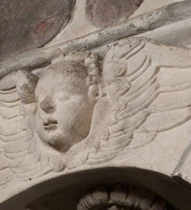 Zdjęcie nr 143: Nagrobek Grzegorza i Katarzyny Branickich znajduje się w kaplicy rodowej pod wezwaniem Najświętszej Marii Panny, na ścianie południowej, naprzeciwko wejścia. Składa się z trójosiowego cokołu i potrójnej filarowo-kolumnowej arkady z klęczącymi postaciami zmarłych po bokach adorujących znajdującą się pośrodku scenę ze zmartwychwstałym Chrystusem ukazującym się niewiernemu Tomaszowi. Całość wieńczy półkolista arkada z herbami Gryf i Kotwicz i tablicami inskrypcyjnymi. 
Dolna część artykułowa lizenami ozdobionymi motywami kandelabrowymi. W polu środkowym czaszka ze skrzyżowanymi piszczelami z inskrypcją w górnej i dolnej części: „POWIEDZ SVIETA [M]ADROSCI IESLI ZE SMIERC ZIWA / CZI MARTWA IESLI MARTWA CZEMV ZIWĄ BIWA / MALOWANA A IESLI ZIWA SMIERCIĄ CZEMV / ZOWIĄ IĄ NAD TO ZYWOT PRZECZ BIERZE KOZI/DEMV / TA IEST NA TWE PITANIE ODPOWIEC PRAWDZIWA / GDI TI ZYESZ SMIERC MARTVA GDY VMIERAS ZIWA / A IESLI ZLA CZI DOBRA CHCZES WIEDZIEC LI O TYM / IAKIS SĄM TAKĄ SMIELE SMIERC MIEĆ BĘDZIESZ PO TYM”. Na lewym polu inskrypcja „CO ZA DZIW ZEM POPIOLEM / WIEDZCIE ZESCIE WY / IAKO IA TENZE POPIOL, TO / IEDNO ZE ZYWY / BO GDIM SIĘ W PROCH ROSSIPAL / DOPIROM PRAWDZIWIE DOSZEDL, ZE CZLOWIEK TYMZE / PROCHEM CHOCIA ZYWIE / PATRZ ZE ZYWY POPIELIE A / TO POMNI SOBIE / ZES NA SWIECIE POPIOLEM / POPIOLEM I W GROBIE / A ZASZ NIEWIES CZYMEM BYL / A TERAZEM IAKI / OGLIANDAI, VWAZAIACZ ZE / SAM BEDZIESZ TAKI / BYLEM TERAS MIE NIE MASZ / IAK BIM TISZ NA SWIECIE / NIE BYL WY DZIS IESTESCIE / IUTRO NIEBEDZIECIE”. W polu cokołu „KTO TV LEZY POBOZNOSC / CNOTA OBYCZAIE / IAKICH NIERYCHLO VIZRĄ / BLISKO LEGLE KRAIE / IAKOSZ IE TAK MALY KĄT / MOGL ZACHOWAC W SOBIE / CZOSZ ALBO CNOTI LVCZKIE / GRZEBIĄ SCZIALEM W GROBIE / TILKOC TV CIALO LIEZY LIECZ / DVSZA W PRZESTRONE / NIEBIESKIE GMACHI WESŁA / KĘDI NIEZLICZONE / LATA POWIEDZIE. CZEMV IZE / MATKĄ BYLA / NIERZKAC POTOMSTWV ALIE / I SIROTOM SILA / TAKCI ZYWOT ZYWOTEM BYWA ZAKVPIONY / DOBRI FRIMARK DAC PLOCHI / ZA ON NIESKONCZONY”. Cokół zamyka wąski, silnie wysunięty gzyms z kimationem jońskim.
Trójosiowy podział nagrobka jest zachowany w partii środkowej, składającej się z trzech arkadowych wnęk, z których środkowa ujęta jest wolnostojącymi kolumnami jońskimi pokrytymi spiralnie ułożonymi pasami z motywem wici roślinnej, a sąsiednie od zewnątrz flankowane filarami pokrytymi motywami kandelabrowymi. W niezbyt głębokich niszach, których podniebienia zdobią kasetony z rozetami w kluczach uskrzydlone główki aniołków umieszczono wykonane w marmurze pińczowskim płaskorzeźby Chrystusa Zmartwychwstałego i adorujących go zmarłych, Grzegorza i Katarzynę Branickich. 
Zbawiciel jest ujęty całopostaciowo, frontalnie, w niewielkim wykroku, z głową zwróconą lekko do klęczącego po prawej stronie św. Tomasza. Jego ciało jest smukłe, wąskie w ramionach, z zaznaczonymi żebrami i mięśniami, osłonięte przewiązaną na biodrach szatą i płaszczem na lewym ramieniu. Chrystus ma pociągłą twarz, o wysokim czole, szerokich kościach policzkowych, wydatnym nosie i z głębokimi oczodołami. Przedstawiony został z długimi wąsami i brodą oraz opadającymi na ramiona, kręconymi włosami. W lewej ręce trzyma chorągiew i podtrzymuje szatę, a prawą rękę ma opuszczoną ku dołowi. 
Święty Tomasz ukazany jest z profilu, w szacie podwójnie przewiązanej w pasie sznurem i przerzuconym przez lewe ramie płaszczem. Twarz z brodą i długimi włosami, odwrócona w stronę Chrystusa. Do góry unosi również prawą rękę, zachowaną tylko do łokcia, lewą rękę trzyma ponad pasem. Figura mężczyzny wyrzeźbiona w kamieniu, polichromowana, przysłania wieniec z obłoków i uskrzydlonych głów puttów otaczający Chrystusa. 
Postacie stoją na podwójnym postumencie. W jego górnej części wyryto sentencję łacińską na prostokątnej tablicy umieszczonej w ozdobnym kartuszu, z zawiniętym spiralnie wycięciem krawędzi górnej i z dodaną w krawędzi dolnej główką uskrzydlonego putta. Napis na postumencie: „PER QVEM ET NOS / RESVRGERE DEVOTA / MENTE, CREDIMVS”. Na płycie poniżej płaskorzeźbione, leżące na prawym boku putto podpierające głowę na prawej ręce, natomiast w lewej trzymające klepsydrę. Nagie ciało, lekko przysłonięte draperią, spoczywa na poduszce z dwoma pomponami. Prawa noga jest wyprostowana, lewa zgięta w kolanie. Twarz pucołowata, z otwartymi oczami, otoczona gęstymi puklami loków. Przed dzieckiem leży czaszka. Nad nim znajduje się grawerowany kartusz z napisem: „HODIE MIHI / CRAS TIBI”. 
W arkadzie po lewej stronie przedstawiony został w trzech czwartych, zwrócony ramionami do widza Grzegorz Branicki. Postać klęczy na poduszce, szerokie dłonie złożone ma razem na piersiach, a głowę lekko uniesioną. Twarz Branickiego o pociągłych rysach, szerokich kościach policzkowych i dużych oczach, z wysokim czołem przysłoniętym zaczesanymi do przodu włosami. Ukazany z wąsami i długą, pofalowaną brodą. Ubrany jest w pełną, dekorowaną zbroję, spod której wystaje jaka i nogawice. Na szyi zawieszony łańcuch, a u stóp ostrogi. Przy nogach Branickiego leżą rękawice i hełm z trzema piórami. Nad głową wznoszą się panoplia, złożone z okrągłej tarczy i skrzyżowanych miecza, szabli, buławy, łuku, kołczanu ze strzałami i włóczni.
Po lewej stronie arkadę wypełnia ujęta z profilu, postać klęczącej na dwóch kolanach Katarzyny Branickiej. Jest ubrana w długą szubę, opadającą sztywnymi, rozchodzącymi się fałdami, u dołu załamującymi się, które zasłaniają sylwetkę. Na głowie ma czepiec przysłaniający włosy i podwikę. Twarz o łagodnych rysach, z długim nosem, małymi ustami i lekko zadartym podbródkiem. Ręce złożone razem na piersiach. Na palcach wskazującym i serdecznym lewej dłoni pierścienie, a ponad nadgarstkiem czterokrotnie nawinięty różaniec. Ponad figurą płaskorzeźbione tondo z Matką Boską z Dzieciątkiem otoczonymi wieńcem obłoków. Maria siedzi, ubrana w długą suknię, z welonem na głowie, z płaszczem zarzuconym na ramiona, którym lekko okrywa nagie Dzieciątko.
Zwieńczenie nagrobka o brzegach inkrustowanych marmurowymi kołami i elipsami, ujęte ornamentalnymi uszami, jest zakończone pasem z zawijającymi się do środkami kartuszami i równolegle ułożonymi liśćmi akantu. Tympanon wypełnia dekoracja złożona z czterech kartuszy: dwóch owalnych na tle paludamentu, zwieńczonych uskrzydloną główką anioła z godłami herbów Gryf i Kotwicz i dwóch podłużnych z inskrypcjami. Na tablicy po lewej stronie inskrypcja: „MAGNIFICO D(OMI)NO GREGORIO A RUSCA BRANICZKI OLIM VENA/TORI ET BURGRABIO CRAC(OVIENSI) CAPITANEO NIEPOŁOMIECEN(SI) VIRO / INTEGERRIMO DE REGIBVS SVIS ET RE PVB(LICA) BENE MERITO RELIGIO/NIS CATHOLICE AMANTISSIMO AMICIS FIDELISSIMO, OMNIBVS AFFABI/LI ET BENIGNO JOANNES A RUSCA BRANICZKI VENATOR CRACO(VIENSIS) CAPITANEVS NIEPOŁOMICEN(SI) MESTVS FILIUS PARENTI CHA/RISSIMO POSVIT OBYT 9 MAII A(NNO) D(OMINI) 1595 AETATIS SUE 60”. Napis wykuty po prawej stronie: “MAGNIFICAE D(OMI)NE CATHARINAE MAGNIFICI OLIM D(OMI)NI AUGUSTINI / KOTFICZ D(OMINI) SIGISMVNDI I POLONIAE REGIS STABVLI PREFECTI / VEXILIFERISQUE CURIE ET BURGRABY CRACO(VIENSIS) FILIE MATRONAE / LECTISSIME QVE CVM PVDORE ET MORVM MIRA ELEGANTIA / MARITI SUMMUM AMOREM VIRTUTE ET MODESTIA OMNIVM BENE/VOLENTIAM MERVISSET ACERBISSIMA MORTE AB OCVLIS EREPTA EST / IDEM FILIUS MATRI AMANTISSIME CVM LACRIMIS POSVIT. OBYT / 8 OCTOBRIS A(NNO) D)OMINI) 1588 AETATIS SUE 38". 
