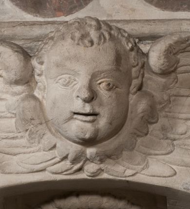 Zdjęcie nr 141: Nagrobek Grzegorza i Katarzyny Branickich znajduje się w kaplicy rodowej pod wezwaniem Najświętszej Marii Panny, na ścianie południowej, naprzeciwko wejścia. Składa się z trójosiowego cokołu i potrójnej filarowo-kolumnowej arkady z klęczącymi postaciami zmarłych po bokach adorujących znajdującą się pośrodku scenę ze zmartwychwstałym Chrystusem ukazującym się niewiernemu Tomaszowi. Całość wieńczy półkolista arkada z herbami Gryf i Kotwicz i tablicami inskrypcyjnymi. 
Dolna część artykułowa lizenami ozdobionymi motywami kandelabrowymi. W polu środkowym czaszka ze skrzyżowanymi piszczelami z inskrypcją w górnej i dolnej części: „POWIEDZ SVIETA [M]ADROSCI IESLI ZE SMIERC ZIWA / CZI MARTWA IESLI MARTWA CZEMV ZIWĄ BIWA / MALOWANA A IESLI ZIWA SMIERCIĄ CZEMV / ZOWIĄ IĄ NAD TO ZYWOT PRZECZ BIERZE KOZI/DEMV / TA IEST NA TWE PITANIE ODPOWIEC PRAWDZIWA / GDI TI ZYESZ SMIERC MARTVA GDY VMIERAS ZIWA / A IESLI ZLA CZI DOBRA CHCZES WIEDZIEC LI O TYM / IAKIS SĄM TAKĄ SMIELE SMIERC MIEĆ BĘDZIESZ PO TYM”. Na lewym polu inskrypcja „CO ZA DZIW ZEM POPIOLEM / WIEDZCIE ZESCIE WY / IAKO IA TENZE POPIOL, TO / IEDNO ZE ZYWY / BO GDIM SIĘ W PROCH ROSSIPAL / DOPIROM PRAWDZIWIE DOSZEDL, ZE CZLOWIEK TYMZE / PROCHEM CHOCIA ZYWIE / PATRZ ZE ZYWY POPIELIE A / TO POMNI SOBIE / ZES NA SWIECIE POPIOLEM / POPIOLEM I W GROBIE / A ZASZ NIEWIES CZYMEM BYL / A TERAZEM IAKI / OGLIANDAI, VWAZAIACZ ZE / SAM BEDZIESZ TAKI / BYLEM TERAS MIE NIE MASZ / IAK BIM TISZ NA SWIECIE / NIE BYL WY DZIS IESTESCIE / IUTRO NIEBEDZIECIE”. W polu cokołu „KTO TV LEZY POBOZNOSC / CNOTA OBYCZAIE / IAKICH NIERYCHLO VIZRĄ / BLISKO LEGLE KRAIE / IAKOSZ IE TAK MALY KĄT / MOGL ZACHOWAC W SOBIE / CZOSZ ALBO CNOTI LVCZKIE / GRZEBIĄ SCZIALEM W GROBIE / TILKOC TV CIALO LIEZY LIECZ / DVSZA W PRZESTRONE / NIEBIESKIE GMACHI WESŁA / KĘDI NIEZLICZONE / LATA POWIEDZIE. CZEMV IZE / MATKĄ BYLA / NIERZKAC POTOMSTWV ALIE / I SIROTOM SILA / TAKCI ZYWOT ZYWOTEM BYWA ZAKVPIONY / DOBRI FRIMARK DAC PLOCHI / ZA ON NIESKONCZONY”. Cokół zamyka wąski, silnie wysunięty gzyms z kimationem jońskim.
Trójosiowy podział nagrobka jest zachowany w partii środkowej, składającej się z trzech arkadowych wnęk, z których środkowa ujęta jest wolnostojącymi kolumnami jońskimi pokrytymi spiralnie ułożonymi pasami z motywem wici roślinnej, a sąsiednie od zewnątrz flankowane filarami pokrytymi motywami kandelabrowymi. W niezbyt głębokich niszach, których podniebienia zdobią kasetony z rozetami w kluczach uskrzydlone główki aniołków umieszczono wykonane w marmurze pińczowskim płaskorzeźby Chrystusa Zmartwychwstałego i adorujących go zmarłych, Grzegorza i Katarzynę Branickich. 
Zbawiciel jest ujęty całopostaciowo, frontalnie, w niewielkim wykroku, z głową zwróconą lekko do klęczącego po prawej stronie św. Tomasza. Jego ciało jest smukłe, wąskie w ramionach, z zaznaczonymi żebrami i mięśniami, osłonięte przewiązaną na biodrach szatą i płaszczem na lewym ramieniu. Chrystus ma pociągłą twarz, o wysokim czole, szerokich kościach policzkowych, wydatnym nosie i z głębokimi oczodołami. Przedstawiony został z długimi wąsami i brodą oraz opadającymi na ramiona, kręconymi włosami. W lewej ręce trzyma chorągiew i podtrzymuje szatę, a prawą rękę ma opuszczoną ku dołowi. 
Święty Tomasz ukazany jest z profilu, w szacie podwójnie przewiązanej w pasie sznurem i przerzuconym przez lewe ramie płaszczem. Twarz z brodą i długimi włosami, odwrócona w stronę Chrystusa. Do góry unosi również prawą rękę, zachowaną tylko do łokcia, lewą rękę trzyma ponad pasem. Figura mężczyzny wyrzeźbiona w kamieniu, polichromowana, przysłania wieniec z obłoków i uskrzydlonych głów puttów otaczający Chrystusa. 
Postacie stoją na podwójnym postumencie. W jego górnej części wyryto sentencję łacińską na prostokątnej tablicy umieszczonej w ozdobnym kartuszu, z zawiniętym spiralnie wycięciem krawędzi górnej i z dodaną w krawędzi dolnej główką uskrzydlonego putta. Napis na postumencie: „PER QVEM ET NOS / RESVRGERE DEVOTA / MENTE, CREDIMVS”. Na płycie poniżej płaskorzeźbione, leżące na prawym boku putto podpierające głowę na prawej ręce, natomiast w lewej trzymające klepsydrę. Nagie ciało, lekko przysłonięte draperią, spoczywa na poduszce z dwoma pomponami. Prawa noga jest wyprostowana, lewa zgięta w kolanie. Twarz pucołowata, z otwartymi oczami, otoczona gęstymi puklami loków. Przed dzieckiem leży czaszka. Nad nim znajduje się grawerowany kartusz z napisem: „HODIE MIHI / CRAS TIBI”. 
W arkadzie po lewej stronie przedstawiony został w trzech czwartych, zwrócony ramionami do widza Grzegorz Branicki. Postać klęczy na poduszce, szerokie dłonie złożone ma razem na piersiach, a głowę lekko uniesioną. Twarz Branickiego o pociągłych rysach, szerokich kościach policzkowych i dużych oczach, z wysokim czołem przysłoniętym zaczesanymi do przodu włosami. Ukazany z wąsami i długą, pofalowaną brodą. Ubrany jest w pełną, dekorowaną zbroję, spod której wystaje jaka i nogawice. Na szyi zawieszony łańcuch, a u stóp ostrogi. Przy nogach Branickiego leżą rękawice i hełm z trzema piórami. Nad głową wznoszą się panoplia, złożone z okrągłej tarczy i skrzyżowanych miecza, szabli, buławy, łuku, kołczanu ze strzałami i włóczni.
Po lewej stronie arkadę wypełnia ujęta z profilu, postać klęczącej na dwóch kolanach Katarzyny Branickiej. Jest ubrana w długą szubę, opadającą sztywnymi, rozchodzącymi się fałdami, u dołu załamującymi się, które zasłaniają sylwetkę. Na głowie ma czepiec przysłaniający włosy i podwikę. Twarz o łagodnych rysach, z długim nosem, małymi ustami i lekko zadartym podbródkiem. Ręce złożone razem na piersiach. Na palcach wskazującym i serdecznym lewej dłoni pierścienie, a ponad nadgarstkiem czterokrotnie nawinięty różaniec. Ponad figurą płaskorzeźbione tondo z Matką Boską z Dzieciątkiem otoczonymi wieńcem obłoków. Maria siedzi, ubrana w długą suknię, z welonem na głowie, z płaszczem zarzuconym na ramiona, którym lekko okrywa nagie Dzieciątko.
Zwieńczenie nagrobka o brzegach inkrustowanych marmurowymi kołami i elipsami, ujęte ornamentalnymi uszami, jest zakończone pasem z zawijającymi się do środkami kartuszami i równolegle ułożonymi liśćmi akantu. Tympanon wypełnia dekoracja złożona z czterech kartuszy: dwóch owalnych na tle paludamentu, zwieńczonych uskrzydloną główką anioła z godłami herbów Gryf i Kotwicz i dwóch podłużnych z inskrypcjami. Na tablicy po lewej stronie inskrypcja: „MAGNIFICO D(OMI)NO GREGORIO A RUSCA BRANICZKI OLIM VENA/TORI ET BURGRABIO CRAC(OVIENSI) CAPITANEO NIEPOŁOMIECEN(SI) VIRO / INTEGERRIMO DE REGIBVS SVIS ET RE PVB(LICA) BENE MERITO RELIGIO/NIS CATHOLICE AMANTISSIMO AMICIS FIDELISSIMO, OMNIBVS AFFABI/LI ET BENIGNO JOANNES A RUSCA BRANICZKI VENATOR CRACO(VIENSIS) CAPITANEVS NIEPOŁOMICEN(SI) MESTVS FILIUS PARENTI CHA/RISSIMO POSVIT OBYT 9 MAII A(NNO) D(OMINI) 1595 AETATIS SUE 60”. Napis wykuty po prawej stronie: “MAGNIFICAE D(OMI)NE CATHARINAE MAGNIFICI OLIM D(OMI)NI AUGUSTINI / KOTFICZ D(OMINI) SIGISMVNDI I POLONIAE REGIS STABVLI PREFECTI / VEXILIFERISQUE CURIE ET BURGRABY CRACO(VIENSIS) FILIE MATRONAE / LECTISSIME QVE CVM PVDORE ET MORVM MIRA ELEGANTIA / MARITI SUMMUM AMOREM VIRTUTE ET MODESTIA OMNIVM BENE/VOLENTIAM MERVISSET ACERBISSIMA MORTE AB OCVLIS EREPTA EST / IDEM FILIUS MATRI AMANTISSIME CVM LACRIMIS POSVIT. OBYT / 8 OCTOBRIS A(NNO) D)OMINI) 1588 AETATIS SUE 38". 
