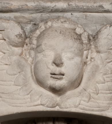 Zdjęcie nr 142: Nagrobek Grzegorza i Katarzyny Branickich znajduje się w kaplicy rodowej pod wezwaniem Najświętszej Marii Panny, na ścianie południowej, naprzeciwko wejścia. Składa się z trójosiowego cokołu i potrójnej filarowo-kolumnowej arkady z klęczącymi postaciami zmarłych po bokach adorujących znajdującą się pośrodku scenę ze zmartwychwstałym Chrystusem ukazującym się niewiernemu Tomaszowi. Całość wieńczy półkolista arkada z herbami Gryf i Kotwicz i tablicami inskrypcyjnymi. 
Dolna część artykułowa lizenami ozdobionymi motywami kandelabrowymi. W polu środkowym czaszka ze skrzyżowanymi piszczelami z inskrypcją w górnej i dolnej części: „POWIEDZ SVIETA [M]ADROSCI IESLI ZE SMIERC ZIWA / CZI MARTWA IESLI MARTWA CZEMV ZIWĄ BIWA / MALOWANA A IESLI ZIWA SMIERCIĄ CZEMV / ZOWIĄ IĄ NAD TO ZYWOT PRZECZ BIERZE KOZI/DEMV / TA IEST NA TWE PITANIE ODPOWIEC PRAWDZIWA / GDI TI ZYESZ SMIERC MARTVA GDY VMIERAS ZIWA / A IESLI ZLA CZI DOBRA CHCZES WIEDZIEC LI O TYM / IAKIS SĄM TAKĄ SMIELE SMIERC MIEĆ BĘDZIESZ PO TYM”. Na lewym polu inskrypcja „CO ZA DZIW ZEM POPIOLEM / WIEDZCIE ZESCIE WY / IAKO IA TENZE POPIOL, TO / IEDNO ZE ZYWY / BO GDIM SIĘ W PROCH ROSSIPAL / DOPIROM PRAWDZIWIE DOSZEDL, ZE CZLOWIEK TYMZE / PROCHEM CHOCIA ZYWIE / PATRZ ZE ZYWY POPIELIE A / TO POMNI SOBIE / ZES NA SWIECIE POPIOLEM / POPIOLEM I W GROBIE / A ZASZ NIEWIES CZYMEM BYL / A TERAZEM IAKI / OGLIANDAI, VWAZAIACZ ZE / SAM BEDZIESZ TAKI / BYLEM TERAS MIE NIE MASZ / IAK BIM TISZ NA SWIECIE / NIE BYL WY DZIS IESTESCIE / IUTRO NIEBEDZIECIE”. W polu cokołu „KTO TV LEZY POBOZNOSC / CNOTA OBYCZAIE / IAKICH NIERYCHLO VIZRĄ / BLISKO LEGLE KRAIE / IAKOSZ IE TAK MALY KĄT / MOGL ZACHOWAC W SOBIE / CZOSZ ALBO CNOTI LVCZKIE / GRZEBIĄ SCZIALEM W GROBIE / TILKOC TV CIALO LIEZY LIECZ / DVSZA W PRZESTRONE / NIEBIESKIE GMACHI WESŁA / KĘDI NIEZLICZONE / LATA POWIEDZIE. CZEMV IZE / MATKĄ BYLA / NIERZKAC POTOMSTWV ALIE / I SIROTOM SILA / TAKCI ZYWOT ZYWOTEM BYWA ZAKVPIONY / DOBRI FRIMARK DAC PLOCHI / ZA ON NIESKONCZONY”. Cokół zamyka wąski, silnie wysunięty gzyms z kimationem jońskim.
Trójosiowy podział nagrobka jest zachowany w partii środkowej, składającej się z trzech arkadowych wnęk, z których środkowa ujęta jest wolnostojącymi kolumnami jońskimi pokrytymi spiralnie ułożonymi pasami z motywem wici roślinnej, a sąsiednie od zewnątrz flankowane filarami pokrytymi motywami kandelabrowymi. W niezbyt głębokich niszach, których podniebienia zdobią kasetony z rozetami w kluczach uskrzydlone główki aniołków umieszczono wykonane w marmurze pińczowskim płaskorzeźby Chrystusa Zmartwychwstałego i adorujących go zmarłych, Grzegorza i Katarzynę Branickich. 
Zbawiciel jest ujęty całopostaciowo, frontalnie, w niewielkim wykroku, z głową zwróconą lekko do klęczącego po prawej stronie św. Tomasza. Jego ciało jest smukłe, wąskie w ramionach, z zaznaczonymi żebrami i mięśniami, osłonięte przewiązaną na biodrach szatą i płaszczem na lewym ramieniu. Chrystus ma pociągłą twarz, o wysokim czole, szerokich kościach policzkowych, wydatnym nosie i z głębokimi oczodołami. Przedstawiony został z długimi wąsami i brodą oraz opadającymi na ramiona, kręconymi włosami. W lewej ręce trzyma chorągiew i podtrzymuje szatę, a prawą rękę ma opuszczoną ku dołowi. 
Święty Tomasz ukazany jest z profilu, w szacie podwójnie przewiązanej w pasie sznurem i przerzuconym przez lewe ramie płaszczem. Twarz z brodą i długimi włosami, odwrócona w stronę Chrystusa. Do góry unosi również prawą rękę, zachowaną tylko do łokcia, lewą rękę trzyma ponad pasem. Figura mężczyzny wyrzeźbiona w kamieniu, polichromowana, przysłania wieniec z obłoków i uskrzydlonych głów puttów otaczający Chrystusa. 
Postacie stoją na podwójnym postumencie. W jego górnej części wyryto sentencję łacińską na prostokątnej tablicy umieszczonej w ozdobnym kartuszu, z zawiniętym spiralnie wycięciem krawędzi górnej i z dodaną w krawędzi dolnej główką uskrzydlonego putta. Napis na postumencie: „PER QVEM ET NOS / RESVRGERE DEVOTA / MENTE, CREDIMVS”. Na płycie poniżej płaskorzeźbione, leżące na prawym boku putto podpierające głowę na prawej ręce, natomiast w lewej trzymające klepsydrę. Nagie ciało, lekko przysłonięte draperią, spoczywa na poduszce z dwoma pomponami. Prawa noga jest wyprostowana, lewa zgięta w kolanie. Twarz pucołowata, z otwartymi oczami, otoczona gęstymi puklami loków. Przed dzieckiem leży czaszka. Nad nim znajduje się grawerowany kartusz z napisem: „HODIE MIHI / CRAS TIBI”. 
W arkadzie po lewej stronie przedstawiony został w trzech czwartych, zwrócony ramionami do widza Grzegorz Branicki. Postać klęczy na poduszce, szerokie dłonie złożone ma razem na piersiach, a głowę lekko uniesioną. Twarz Branickiego o pociągłych rysach, szerokich kościach policzkowych i dużych oczach, z wysokim czołem przysłoniętym zaczesanymi do przodu włosami. Ukazany z wąsami i długą, pofalowaną brodą. Ubrany jest w pełną, dekorowaną zbroję, spod której wystaje jaka i nogawice. Na szyi zawieszony łańcuch, a u stóp ostrogi. Przy nogach Branickiego leżą rękawice i hełm z trzema piórami. Nad głową wznoszą się panoplia, złożone z okrągłej tarczy i skrzyżowanych miecza, szabli, buławy, łuku, kołczanu ze strzałami i włóczni.
Po lewej stronie arkadę wypełnia ujęta z profilu, postać klęczącej na dwóch kolanach Katarzyny Branickiej. Jest ubrana w długą szubę, opadającą sztywnymi, rozchodzącymi się fałdami, u dołu załamującymi się, które zasłaniają sylwetkę. Na głowie ma czepiec przysłaniający włosy i podwikę. Twarz o łagodnych rysach, z długim nosem, małymi ustami i lekko zadartym podbródkiem. Ręce złożone razem na piersiach. Na palcach wskazującym i serdecznym lewej dłoni pierścienie, a ponad nadgarstkiem czterokrotnie nawinięty różaniec. Ponad figurą płaskorzeźbione tondo z Matką Boską z Dzieciątkiem otoczonymi wieńcem obłoków. Maria siedzi, ubrana w długą suknię, z welonem na głowie, z płaszczem zarzuconym na ramiona, którym lekko okrywa nagie Dzieciątko.
Zwieńczenie nagrobka o brzegach inkrustowanych marmurowymi kołami i elipsami, ujęte ornamentalnymi uszami, jest zakończone pasem z zawijającymi się do środkami kartuszami i równolegle ułożonymi liśćmi akantu. Tympanon wypełnia dekoracja złożona z czterech kartuszy: dwóch owalnych na tle paludamentu, zwieńczonych uskrzydloną główką anioła z godłami herbów Gryf i Kotwicz i dwóch podłużnych z inskrypcjami. Na tablicy po lewej stronie inskrypcja: „MAGNIFICO D(OMI)NO GREGORIO A RUSCA BRANICZKI OLIM VENA/TORI ET BURGRABIO CRAC(OVIENSI) CAPITANEO NIEPOŁOMIECEN(SI) VIRO / INTEGERRIMO DE REGIBVS SVIS ET RE PVB(LICA) BENE MERITO RELIGIO/NIS CATHOLICE AMANTISSIMO AMICIS FIDELISSIMO, OMNIBVS AFFABI/LI ET BENIGNO JOANNES A RUSCA BRANICZKI VENATOR CRACO(VIENSIS) CAPITANEVS NIEPOŁOMICEN(SI) MESTVS FILIUS PARENTI CHA/RISSIMO POSVIT OBYT 9 MAII A(NNO) D(OMINI) 1595 AETATIS SUE 60”. Napis wykuty po prawej stronie: “MAGNIFICAE D(OMI)NE CATHARINAE MAGNIFICI OLIM D(OMI)NI AUGUSTINI / KOTFICZ D(OMINI) SIGISMVNDI I POLONIAE REGIS STABVLI PREFECTI / VEXILIFERISQUE CURIE ET BURGRABY CRACO(VIENSIS) FILIE MATRONAE / LECTISSIME QVE CVM PVDORE ET MORVM MIRA ELEGANTIA / MARITI SUMMUM AMOREM VIRTUTE ET MODESTIA OMNIVM BENE/VOLENTIAM MERVISSET ACERBISSIMA MORTE AB OCVLIS EREPTA EST / IDEM FILIUS MATRI AMANTISSIME CVM LACRIMIS POSVIT. OBYT / 8 OCTOBRIS A(NNO) D)OMINI) 1588 AETATIS SUE 38&quot;. 
