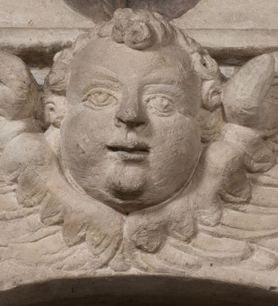 Zdjęcie nr 146: Nagrobek Grzegorza i Katarzyny Branickich znajduje się w kaplicy rodowej pod wezwaniem Najświętszej Marii Panny, na ścianie południowej, naprzeciwko wejścia. Składa się z trójosiowego cokołu i potrójnej filarowo-kolumnowej arkady z klęczącymi postaciami zmarłych po bokach adorujących znajdującą się pośrodku scenę ze zmartwychwstałym Chrystusem ukazującym się niewiernemu Tomaszowi. Całość wieńczy półkolista arkada z herbami Gryf i Kotwicz i tablicami inskrypcyjnymi. 
Dolna część artykułowa lizenami ozdobionymi motywami kandelabrowymi. W polu środkowym czaszka ze skrzyżowanymi piszczelami z inskrypcją w górnej i dolnej części: „POWIEDZ SVIETA [M]ADROSCI IESLI ZE SMIERC ZIWA / CZI MARTWA IESLI MARTWA CZEMV ZIWĄ BIWA / MALOWANA A IESLI ZIWA SMIERCIĄ CZEMV / ZOWIĄ IĄ NAD TO ZYWOT PRZECZ BIERZE KOZI/DEMV / TA IEST NA TWE PITANIE ODPOWIEC PRAWDZIWA / GDI TI ZYESZ SMIERC MARTVA GDY VMIERAS ZIWA / A IESLI ZLA CZI DOBRA CHCZES WIEDZIEC LI O TYM / IAKIS SĄM TAKĄ SMIELE SMIERC MIEĆ BĘDZIESZ PO TYM”. Na lewym polu inskrypcja „CO ZA DZIW ZEM POPIOLEM / WIEDZCIE ZESCIE WY / IAKO IA TENZE POPIOL, TO / IEDNO ZE ZYWY / BO GDIM SIĘ W PROCH ROSSIPAL / DOPIROM PRAWDZIWIE DOSZEDL, ZE CZLOWIEK TYMZE / PROCHEM CHOCIA ZYWIE / PATRZ ZE ZYWY POPIELIE A / TO POMNI SOBIE / ZES NA SWIECIE POPIOLEM / POPIOLEM I W GROBIE / A ZASZ NIEWIES CZYMEM BYL / A TERAZEM IAKI / OGLIANDAI, VWAZAIACZ ZE / SAM BEDZIESZ TAKI / BYLEM TERAS MIE NIE MASZ / IAK BIM TISZ NA SWIECIE / NIE BYL WY DZIS IESTESCIE / IUTRO NIEBEDZIECIE”. W polu cokołu „KTO TV LEZY POBOZNOSC / CNOTA OBYCZAIE / IAKICH NIERYCHLO VIZRĄ / BLISKO LEGLE KRAIE / IAKOSZ IE TAK MALY KĄT / MOGL ZACHOWAC W SOBIE / CZOSZ ALBO CNOTI LVCZKIE / GRZEBIĄ SCZIALEM W GROBIE / TILKOC TV CIALO LIEZY LIECZ / DVSZA W PRZESTRONE / NIEBIESKIE GMACHI WESŁA / KĘDI NIEZLICZONE / LATA POWIEDZIE. CZEMV IZE / MATKĄ BYLA / NIERZKAC POTOMSTWV ALIE / I SIROTOM SILA / TAKCI ZYWOT ZYWOTEM BYWA ZAKVPIONY / DOBRI FRIMARK DAC PLOCHI / ZA ON NIESKONCZONY”. Cokół zamyka wąski, silnie wysunięty gzyms z kimationem jońskim.
Trójosiowy podział nagrobka jest zachowany w partii środkowej, składającej się z trzech arkadowych wnęk, z których środkowa ujęta jest wolnostojącymi kolumnami jońskimi pokrytymi spiralnie ułożonymi pasami z motywem wici roślinnej, a sąsiednie od zewnątrz flankowane filarami pokrytymi motywami kandelabrowymi. W niezbyt głębokich niszach, których podniebienia zdobią kasetony z rozetami w kluczach uskrzydlone główki aniołków umieszczono wykonane w marmurze pińczowskim płaskorzeźby Chrystusa Zmartwychwstałego i adorujących go zmarłych, Grzegorza i Katarzynę Branickich. 
Zbawiciel jest ujęty całopostaciowo, frontalnie, w niewielkim wykroku, z głową zwróconą lekko do klęczącego po prawej stronie św. Tomasza. Jego ciało jest smukłe, wąskie w ramionach, z zaznaczonymi żebrami i mięśniami, osłonięte przewiązaną na biodrach szatą i płaszczem na lewym ramieniu. Chrystus ma pociągłą twarz, o wysokim czole, szerokich kościach policzkowych, wydatnym nosie i z głębokimi oczodołami. Przedstawiony został z długimi wąsami i brodą oraz opadającymi na ramiona, kręconymi włosami. W lewej ręce trzyma chorągiew i podtrzymuje szatę, a prawą rękę ma opuszczoną ku dołowi. 
Święty Tomasz ukazany jest z profilu, w szacie podwójnie przewiązanej w pasie sznurem i przerzuconym przez lewe ramie płaszczem. Twarz z brodą i długimi włosami, odwrócona w stronę Chrystusa. Do góry unosi również prawą rękę, zachowaną tylko do łokcia, lewą rękę trzyma ponad pasem. Figura mężczyzny wyrzeźbiona w kamieniu, polichromowana, przysłania wieniec z obłoków i uskrzydlonych głów puttów otaczający Chrystusa. 
Postacie stoją na podwójnym postumencie. W jego górnej części wyryto sentencję łacińską na prostokątnej tablicy umieszczonej w ozdobnym kartuszu, z zawiniętym spiralnie wycięciem krawędzi górnej i z dodaną w krawędzi dolnej główką uskrzydlonego putta. Napis na postumencie: „PER QVEM ET NOS / RESVRGERE DEVOTA / MENTE, CREDIMVS”. Na płycie poniżej płaskorzeźbione, leżące na prawym boku putto podpierające głowę na prawej ręce, natomiast w lewej trzymające klepsydrę. Nagie ciało, lekko przysłonięte draperią, spoczywa na poduszce z dwoma pomponami. Prawa noga jest wyprostowana, lewa zgięta w kolanie. Twarz pucołowata, z otwartymi oczami, otoczona gęstymi puklami loków. Przed dzieckiem leży czaszka. Nad nim znajduje się grawerowany kartusz z napisem: „HODIE MIHI / CRAS TIBI”. 
W arkadzie po lewej stronie przedstawiony został w trzech czwartych, zwrócony ramionami do widza Grzegorz Branicki. Postać klęczy na poduszce, szerokie dłonie złożone ma razem na piersiach, a głowę lekko uniesioną. Twarz Branickiego o pociągłych rysach, szerokich kościach policzkowych i dużych oczach, z wysokim czołem przysłoniętym zaczesanymi do przodu włosami. Ukazany z wąsami i długą, pofalowaną brodą. Ubrany jest w pełną, dekorowaną zbroję, spod której wystaje jaka i nogawice. Na szyi zawieszony łańcuch, a u stóp ostrogi. Przy nogach Branickiego leżą rękawice i hełm z trzema piórami. Nad głową wznoszą się panoplia, złożone z okrągłej tarczy i skrzyżowanych miecza, szabli, buławy, łuku, kołczanu ze strzałami i włóczni.
Po lewej stronie arkadę wypełnia ujęta z profilu, postać klęczącej na dwóch kolanach Katarzyny Branickiej. Jest ubrana w długą szubę, opadającą sztywnymi, rozchodzącymi się fałdami, u dołu załamującymi się, które zasłaniają sylwetkę. Na głowie ma czepiec przysłaniający włosy i podwikę. Twarz o łagodnych rysach, z długim nosem, małymi ustami i lekko zadartym podbródkiem. Ręce złożone razem na piersiach. Na palcach wskazującym i serdecznym lewej dłoni pierścienie, a ponad nadgarstkiem czterokrotnie nawinięty różaniec. Ponad figurą płaskorzeźbione tondo z Matką Boską z Dzieciątkiem otoczonymi wieńcem obłoków. Maria siedzi, ubrana w długą suknię, z welonem na głowie, z płaszczem zarzuconym na ramiona, którym lekko okrywa nagie Dzieciątko.
Zwieńczenie nagrobka o brzegach inkrustowanych marmurowymi kołami i elipsami, ujęte ornamentalnymi uszami, jest zakończone pasem z zawijającymi się do środkami kartuszami i równolegle ułożonymi liśćmi akantu. Tympanon wypełnia dekoracja złożona z czterech kartuszy: dwóch owalnych na tle paludamentu, zwieńczonych uskrzydloną główką anioła z godłami herbów Gryf i Kotwicz i dwóch podłużnych z inskrypcjami. Na tablicy po lewej stronie inskrypcja: „MAGNIFICO D(OMI)NO GREGORIO A RUSCA BRANICZKI OLIM VENA/TORI ET BURGRABIO CRAC(OVIENSI) CAPITANEO NIEPOŁOMIECEN(SI) VIRO / INTEGERRIMO DE REGIBVS SVIS ET RE PVB(LICA) BENE MERITO RELIGIO/NIS CATHOLICE AMANTISSIMO AMICIS FIDELISSIMO, OMNIBVS AFFABI/LI ET BENIGNO JOANNES A RUSCA BRANICZKI VENATOR CRACO(VIENSIS) CAPITANEVS NIEPOŁOMICEN(SI) MESTVS FILIUS PARENTI CHA/RISSIMO POSVIT OBYT 9 MAII A(NNO) D(OMINI) 1595 AETATIS SUE 60”. Napis wykuty po prawej stronie: “MAGNIFICAE D(OMI)NE CATHARINAE MAGNIFICI OLIM D(OMI)NI AUGUSTINI / KOTFICZ D(OMINI) SIGISMVNDI I POLONIAE REGIS STABVLI PREFECTI / VEXILIFERISQUE CURIE ET BURGRABY CRACO(VIENSIS) FILIE MATRONAE / LECTISSIME QVE CVM PVDORE ET MORVM MIRA ELEGANTIA / MARITI SUMMUM AMOREM VIRTUTE ET MODESTIA OMNIVM BENE/VOLENTIAM MERVISSET ACERBISSIMA MORTE AB OCVLIS EREPTA EST / IDEM FILIUS MATRI AMANTISSIME CVM LACRIMIS POSVIT. OBYT / 8 OCTOBRIS A(NNO) D)OMINI) 1588 AETATIS SUE 38". 
