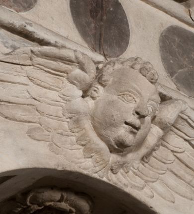 Zdjęcie nr 145: Nagrobek Grzegorza i Katarzyny Branickich znajduje się w kaplicy rodowej pod wezwaniem Najświętszej Marii Panny, na ścianie południowej, naprzeciwko wejścia. Składa się z trójosiowego cokołu i potrójnej filarowo-kolumnowej arkady z klęczącymi postaciami zmarłych po bokach adorujących znajdującą się pośrodku scenę ze zmartwychwstałym Chrystusem ukazującym się niewiernemu Tomaszowi. Całość wieńczy półkolista arkada z herbami Gryf i Kotwicz i tablicami inskrypcyjnymi. 
Dolna część artykułowa lizenami ozdobionymi motywami kandelabrowymi. W polu środkowym czaszka ze skrzyżowanymi piszczelami z inskrypcją w górnej i dolnej części: „POWIEDZ SVIETA [M]ADROSCI IESLI ZE SMIERC ZIWA / CZI MARTWA IESLI MARTWA CZEMV ZIWĄ BIWA / MALOWANA A IESLI ZIWA SMIERCIĄ CZEMV / ZOWIĄ IĄ NAD TO ZYWOT PRZECZ BIERZE KOZI/DEMV / TA IEST NA TWE PITANIE ODPOWIEC PRAWDZIWA / GDI TI ZYESZ SMIERC MARTVA GDY VMIERAS ZIWA / A IESLI ZLA CZI DOBRA CHCZES WIEDZIEC LI O TYM / IAKIS SĄM TAKĄ SMIELE SMIERC MIEĆ BĘDZIESZ PO TYM”. Na lewym polu inskrypcja „CO ZA DZIW ZEM POPIOLEM / WIEDZCIE ZESCIE WY / IAKO IA TENZE POPIOL, TO / IEDNO ZE ZYWY / BO GDIM SIĘ W PROCH ROSSIPAL / DOPIROM PRAWDZIWIE DOSZEDL, ZE CZLOWIEK TYMZE / PROCHEM CHOCIA ZYWIE / PATRZ ZE ZYWY POPIELIE A / TO POMNI SOBIE / ZES NA SWIECIE POPIOLEM / POPIOLEM I W GROBIE / A ZASZ NIEWIES CZYMEM BYL / A TERAZEM IAKI / OGLIANDAI, VWAZAIACZ ZE / SAM BEDZIESZ TAKI / BYLEM TERAS MIE NIE MASZ / IAK BIM TISZ NA SWIECIE / NIE BYL WY DZIS IESTESCIE / IUTRO NIEBEDZIECIE”. W polu cokołu „KTO TV LEZY POBOZNOSC / CNOTA OBYCZAIE / IAKICH NIERYCHLO VIZRĄ / BLISKO LEGLE KRAIE / IAKOSZ IE TAK MALY KĄT / MOGL ZACHOWAC W SOBIE / CZOSZ ALBO CNOTI LVCZKIE / GRZEBIĄ SCZIALEM W GROBIE / TILKOC TV CIALO LIEZY LIECZ / DVSZA W PRZESTRONE / NIEBIESKIE GMACHI WESŁA / KĘDI NIEZLICZONE / LATA POWIEDZIE. CZEMV IZE / MATKĄ BYLA / NIERZKAC POTOMSTWV ALIE / I SIROTOM SILA / TAKCI ZYWOT ZYWOTEM BYWA ZAKVPIONY / DOBRI FRIMARK DAC PLOCHI / ZA ON NIESKONCZONY”. Cokół zamyka wąski, silnie wysunięty gzyms z kimationem jońskim.
Trójosiowy podział nagrobka jest zachowany w partii środkowej, składającej się z trzech arkadowych wnęk, z których środkowa ujęta jest wolnostojącymi kolumnami jońskimi pokrytymi spiralnie ułożonymi pasami z motywem wici roślinnej, a sąsiednie od zewnątrz flankowane filarami pokrytymi motywami kandelabrowymi. W niezbyt głębokich niszach, których podniebienia zdobią kasetony z rozetami w kluczach uskrzydlone główki aniołków umieszczono wykonane w marmurze pińczowskim płaskorzeźby Chrystusa Zmartwychwstałego i adorujących go zmarłych, Grzegorza i Katarzynę Branickich. 
Zbawiciel jest ujęty całopostaciowo, frontalnie, w niewielkim wykroku, z głową zwróconą lekko do klęczącego po prawej stronie św. Tomasza. Jego ciało jest smukłe, wąskie w ramionach, z zaznaczonymi żebrami i mięśniami, osłonięte przewiązaną na biodrach szatą i płaszczem na lewym ramieniu. Chrystus ma pociągłą twarz, o wysokim czole, szerokich kościach policzkowych, wydatnym nosie i z głębokimi oczodołami. Przedstawiony został z długimi wąsami i brodą oraz opadającymi na ramiona, kręconymi włosami. W lewej ręce trzyma chorągiew i podtrzymuje szatę, a prawą rękę ma opuszczoną ku dołowi. 
Święty Tomasz ukazany jest z profilu, w szacie podwójnie przewiązanej w pasie sznurem i przerzuconym przez lewe ramie płaszczem. Twarz z brodą i długimi włosami, odwrócona w stronę Chrystusa. Do góry unosi również prawą rękę, zachowaną tylko do łokcia, lewą rękę trzyma ponad pasem. Figura mężczyzny wyrzeźbiona w kamieniu, polichromowana, przysłania wieniec z obłoków i uskrzydlonych głów puttów otaczający Chrystusa. 
Postacie stoją na podwójnym postumencie. W jego górnej części wyryto sentencję łacińską na prostokątnej tablicy umieszczonej w ozdobnym kartuszu, z zawiniętym spiralnie wycięciem krawędzi górnej i z dodaną w krawędzi dolnej główką uskrzydlonego putta. Napis na postumencie: „PER QVEM ET NOS / RESVRGERE DEVOTA / MENTE, CREDIMVS”. Na płycie poniżej płaskorzeźbione, leżące na prawym boku putto podpierające głowę na prawej ręce, natomiast w lewej trzymające klepsydrę. Nagie ciało, lekko przysłonięte draperią, spoczywa na poduszce z dwoma pomponami. Prawa noga jest wyprostowana, lewa zgięta w kolanie. Twarz pucołowata, z otwartymi oczami, otoczona gęstymi puklami loków. Przed dzieckiem leży czaszka. Nad nim znajduje się grawerowany kartusz z napisem: „HODIE MIHI / CRAS TIBI”. 
W arkadzie po lewej stronie przedstawiony został w trzech czwartych, zwrócony ramionami do widza Grzegorz Branicki. Postać klęczy na poduszce, szerokie dłonie złożone ma razem na piersiach, a głowę lekko uniesioną. Twarz Branickiego o pociągłych rysach, szerokich kościach policzkowych i dużych oczach, z wysokim czołem przysłoniętym zaczesanymi do przodu włosami. Ukazany z wąsami i długą, pofalowaną brodą. Ubrany jest w pełną, dekorowaną zbroję, spod której wystaje jaka i nogawice. Na szyi zawieszony łańcuch, a u stóp ostrogi. Przy nogach Branickiego leżą rękawice i hełm z trzema piórami. Nad głową wznoszą się panoplia, złożone z okrągłej tarczy i skrzyżowanych miecza, szabli, buławy, łuku, kołczanu ze strzałami i włóczni.
Po lewej stronie arkadę wypełnia ujęta z profilu, postać klęczącej na dwóch kolanach Katarzyny Branickiej. Jest ubrana w długą szubę, opadającą sztywnymi, rozchodzącymi się fałdami, u dołu załamującymi się, które zasłaniają sylwetkę. Na głowie ma czepiec przysłaniający włosy i podwikę. Twarz o łagodnych rysach, z długim nosem, małymi ustami i lekko zadartym podbródkiem. Ręce złożone razem na piersiach. Na palcach wskazującym i serdecznym lewej dłoni pierścienie, a ponad nadgarstkiem czterokrotnie nawinięty różaniec. Ponad figurą płaskorzeźbione tondo z Matką Boską z Dzieciątkiem otoczonymi wieńcem obłoków. Maria siedzi, ubrana w długą suknię, z welonem na głowie, z płaszczem zarzuconym na ramiona, którym lekko okrywa nagie Dzieciątko.
Zwieńczenie nagrobka o brzegach inkrustowanych marmurowymi kołami i elipsami, ujęte ornamentalnymi uszami, jest zakończone pasem z zawijającymi się do środkami kartuszami i równolegle ułożonymi liśćmi akantu. Tympanon wypełnia dekoracja złożona z czterech kartuszy: dwóch owalnych na tle paludamentu, zwieńczonych uskrzydloną główką anioła z godłami herbów Gryf i Kotwicz i dwóch podłużnych z inskrypcjami. Na tablicy po lewej stronie inskrypcja: „MAGNIFICO D(OMI)NO GREGORIO A RUSCA BRANICZKI OLIM VENA/TORI ET BURGRABIO CRAC(OVIENSI) CAPITANEO NIEPOŁOMIECEN(SI) VIRO / INTEGERRIMO DE REGIBVS SVIS ET RE PVB(LICA) BENE MERITO RELIGIO/NIS CATHOLICE AMANTISSIMO AMICIS FIDELISSIMO, OMNIBVS AFFABI/LI ET BENIGNO JOANNES A RUSCA BRANICZKI VENATOR CRACO(VIENSIS) CAPITANEVS NIEPOŁOMICEN(SI) MESTVS FILIUS PARENTI CHA/RISSIMO POSVIT OBYT 9 MAII A(NNO) D(OMINI) 1595 AETATIS SUE 60”. Napis wykuty po prawej stronie: “MAGNIFICAE D(OMI)NE CATHARINAE MAGNIFICI OLIM D(OMI)NI AUGUSTINI / KOTFICZ D(OMINI) SIGISMVNDI I POLONIAE REGIS STABVLI PREFECTI / VEXILIFERISQUE CURIE ET BURGRABY CRACO(VIENSIS) FILIE MATRONAE / LECTISSIME QVE CVM PVDORE ET MORVM MIRA ELEGANTIA / MARITI SUMMUM AMOREM VIRTUTE ET MODESTIA OMNIVM BENE/VOLENTIAM MERVISSET ACERBISSIMA MORTE AB OCVLIS EREPTA EST / IDEM FILIUS MATRI AMANTISSIME CVM LACRIMIS POSVIT. OBYT / 8 OCTOBRIS A(NNO) D)OMINI) 1588 AETATIS SUE 38". 
