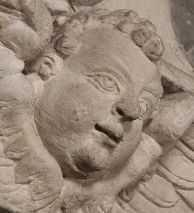 Zdjęcie nr 144: Nagrobek Grzegorza i Katarzyny Branickich znajduje się w kaplicy rodowej pod wezwaniem Najświętszej Marii Panny, na ścianie południowej, naprzeciwko wejścia. Składa się z trójosiowego cokołu i potrójnej filarowo-kolumnowej arkady z klęczącymi postaciami zmarłych po bokach adorujących znajdującą się pośrodku scenę ze zmartwychwstałym Chrystusem ukazującym się niewiernemu Tomaszowi. Całość wieńczy półkolista arkada z herbami Gryf i Kotwicz i tablicami inskrypcyjnymi. 
Dolna część artykułowa lizenami ozdobionymi motywami kandelabrowymi. W polu środkowym czaszka ze skrzyżowanymi piszczelami z inskrypcją w górnej i dolnej części: „POWIEDZ SVIETA [M]ADROSCI IESLI ZE SMIERC ZIWA / CZI MARTWA IESLI MARTWA CZEMV ZIWĄ BIWA / MALOWANA A IESLI ZIWA SMIERCIĄ CZEMV / ZOWIĄ IĄ NAD TO ZYWOT PRZECZ BIERZE KOZI/DEMV / TA IEST NA TWE PITANIE ODPOWIEC PRAWDZIWA / GDI TI ZYESZ SMIERC MARTVA GDY VMIERAS ZIWA / A IESLI ZLA CZI DOBRA CHCZES WIEDZIEC LI O TYM / IAKIS SĄM TAKĄ SMIELE SMIERC MIEĆ BĘDZIESZ PO TYM”. Na lewym polu inskrypcja „CO ZA DZIW ZEM POPIOLEM / WIEDZCIE ZESCIE WY / IAKO IA TENZE POPIOL, TO / IEDNO ZE ZYWY / BO GDIM SIĘ W PROCH ROSSIPAL / DOPIROM PRAWDZIWIE DOSZEDL, ZE CZLOWIEK TYMZE / PROCHEM CHOCIA ZYWIE / PATRZ ZE ZYWY POPIELIE A / TO POMNI SOBIE / ZES NA SWIECIE POPIOLEM / POPIOLEM I W GROBIE / A ZASZ NIEWIES CZYMEM BYL / A TERAZEM IAKI / OGLIANDAI, VWAZAIACZ ZE / SAM BEDZIESZ TAKI / BYLEM TERAS MIE NIE MASZ / IAK BIM TISZ NA SWIECIE / NIE BYL WY DZIS IESTESCIE / IUTRO NIEBEDZIECIE”. W polu cokołu „KTO TV LEZY POBOZNOSC / CNOTA OBYCZAIE / IAKICH NIERYCHLO VIZRĄ / BLISKO LEGLE KRAIE / IAKOSZ IE TAK MALY KĄT / MOGL ZACHOWAC W SOBIE / CZOSZ ALBO CNOTI LVCZKIE / GRZEBIĄ SCZIALEM W GROBIE / TILKOC TV CIALO LIEZY LIECZ / DVSZA W PRZESTRONE / NIEBIESKIE GMACHI WESŁA / KĘDI NIEZLICZONE / LATA POWIEDZIE. CZEMV IZE / MATKĄ BYLA / NIERZKAC POTOMSTWV ALIE / I SIROTOM SILA / TAKCI ZYWOT ZYWOTEM BYWA ZAKVPIONY / DOBRI FRIMARK DAC PLOCHI / ZA ON NIESKONCZONY”. Cokół zamyka wąski, silnie wysunięty gzyms z kimationem jońskim.
Trójosiowy podział nagrobka jest zachowany w partii środkowej, składającej się z trzech arkadowych wnęk, z których środkowa ujęta jest wolnostojącymi kolumnami jońskimi pokrytymi spiralnie ułożonymi pasami z motywem wici roślinnej, a sąsiednie od zewnątrz flankowane filarami pokrytymi motywami kandelabrowymi. W niezbyt głębokich niszach, których podniebienia zdobią kasetony z rozetami w kluczach uskrzydlone główki aniołków umieszczono wykonane w marmurze pińczowskim płaskorzeźby Chrystusa Zmartwychwstałego i adorujących go zmarłych, Grzegorza i Katarzynę Branickich. 
Zbawiciel jest ujęty całopostaciowo, frontalnie, w niewielkim wykroku, z głową zwróconą lekko do klęczącego po prawej stronie św. Tomasza. Jego ciało jest smukłe, wąskie w ramionach, z zaznaczonymi żebrami i mięśniami, osłonięte przewiązaną na biodrach szatą i płaszczem na lewym ramieniu. Chrystus ma pociągłą twarz, o wysokim czole, szerokich kościach policzkowych, wydatnym nosie i z głębokimi oczodołami. Przedstawiony został z długimi wąsami i brodą oraz opadającymi na ramiona, kręconymi włosami. W lewej ręce trzyma chorągiew i podtrzymuje szatę, a prawą rękę ma opuszczoną ku dołowi. 
Święty Tomasz ukazany jest z profilu, w szacie podwójnie przewiązanej w pasie sznurem i przerzuconym przez lewe ramie płaszczem. Twarz z brodą i długimi włosami, odwrócona w stronę Chrystusa. Do góry unosi również prawą rękę, zachowaną tylko do łokcia, lewą rękę trzyma ponad pasem. Figura mężczyzny wyrzeźbiona w kamieniu, polichromowana, przysłania wieniec z obłoków i uskrzydlonych głów puttów otaczający Chrystusa. 
Postacie stoją na podwójnym postumencie. W jego górnej części wyryto sentencję łacińską na prostokątnej tablicy umieszczonej w ozdobnym kartuszu, z zawiniętym spiralnie wycięciem krawędzi górnej i z dodaną w krawędzi dolnej główką uskrzydlonego putta. Napis na postumencie: „PER QVEM ET NOS / RESVRGERE DEVOTA / MENTE, CREDIMVS”. Na płycie poniżej płaskorzeźbione, leżące na prawym boku putto podpierające głowę na prawej ręce, natomiast w lewej trzymające klepsydrę. Nagie ciało, lekko przysłonięte draperią, spoczywa na poduszce z dwoma pomponami. Prawa noga jest wyprostowana, lewa zgięta w kolanie. Twarz pucołowata, z otwartymi oczami, otoczona gęstymi puklami loków. Przed dzieckiem leży czaszka. Nad nim znajduje się grawerowany kartusz z napisem: „HODIE MIHI / CRAS TIBI”. 
W arkadzie po lewej stronie przedstawiony został w trzech czwartych, zwrócony ramionami do widza Grzegorz Branicki. Postać klęczy na poduszce, szerokie dłonie złożone ma razem na piersiach, a głowę lekko uniesioną. Twarz Branickiego o pociągłych rysach, szerokich kościach policzkowych i dużych oczach, z wysokim czołem przysłoniętym zaczesanymi do przodu włosami. Ukazany z wąsami i długą, pofalowaną brodą. Ubrany jest w pełną, dekorowaną zbroję, spod której wystaje jaka i nogawice. Na szyi zawieszony łańcuch, a u stóp ostrogi. Przy nogach Branickiego leżą rękawice i hełm z trzema piórami. Nad głową wznoszą się panoplia, złożone z okrągłej tarczy i skrzyżowanych miecza, szabli, buławy, łuku, kołczanu ze strzałami i włóczni.
Po lewej stronie arkadę wypełnia ujęta z profilu, postać klęczącej na dwóch kolanach Katarzyny Branickiej. Jest ubrana w długą szubę, opadającą sztywnymi, rozchodzącymi się fałdami, u dołu załamującymi się, które zasłaniają sylwetkę. Na głowie ma czepiec przysłaniający włosy i podwikę. Twarz o łagodnych rysach, z długim nosem, małymi ustami i lekko zadartym podbródkiem. Ręce złożone razem na piersiach. Na palcach wskazującym i serdecznym lewej dłoni pierścienie, a ponad nadgarstkiem czterokrotnie nawinięty różaniec. Ponad figurą płaskorzeźbione tondo z Matką Boską z Dzieciątkiem otoczonymi wieńcem obłoków. Maria siedzi, ubrana w długą suknię, z welonem na głowie, z płaszczem zarzuconym na ramiona, którym lekko okrywa nagie Dzieciątko.
Zwieńczenie nagrobka o brzegach inkrustowanych marmurowymi kołami i elipsami, ujęte ornamentalnymi uszami, jest zakończone pasem z zawijającymi się do środkami kartuszami i równolegle ułożonymi liśćmi akantu. Tympanon wypełnia dekoracja złożona z czterech kartuszy: dwóch owalnych na tle paludamentu, zwieńczonych uskrzydloną główką anioła z godłami herbów Gryf i Kotwicz i dwóch podłużnych z inskrypcjami. Na tablicy po lewej stronie inskrypcja: „MAGNIFICO D(OMI)NO GREGORIO A RUSCA BRANICZKI OLIM VENA/TORI ET BURGRABIO CRAC(OVIENSI) CAPITANEO NIEPOŁOMIECEN(SI) VIRO / INTEGERRIMO DE REGIBVS SVIS ET RE PVB(LICA) BENE MERITO RELIGIO/NIS CATHOLICE AMANTISSIMO AMICIS FIDELISSIMO, OMNIBVS AFFABI/LI ET BENIGNO JOANNES A RUSCA BRANICZKI VENATOR CRACO(VIENSIS) CAPITANEVS NIEPOŁOMICEN(SI) MESTVS FILIUS PARENTI CHA/RISSIMO POSVIT OBYT 9 MAII A(NNO) D(OMINI) 1595 AETATIS SUE 60”. Napis wykuty po prawej stronie: “MAGNIFICAE D(OMI)NE CATHARINAE MAGNIFICI OLIM D(OMI)NI AUGUSTINI / KOTFICZ D(OMINI) SIGISMVNDI I POLONIAE REGIS STABVLI PREFECTI / VEXILIFERISQUE CURIE ET BURGRABY CRACO(VIENSIS) FILIE MATRONAE / LECTISSIME QVE CVM PVDORE ET MORVM MIRA ELEGANTIA / MARITI SUMMUM AMOREM VIRTUTE ET MODESTIA OMNIVM BENE/VOLENTIAM MERVISSET ACERBISSIMA MORTE AB OCVLIS EREPTA EST / IDEM FILIUS MATRI AMANTISSIME CVM LACRIMIS POSVIT. OBYT / 8 OCTOBRIS A(NNO) D)OMINI) 1588 AETATIS SUE 38". 
