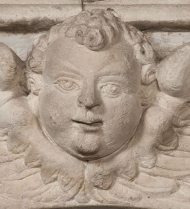 Zdjęcie nr 147: Nagrobek Grzegorza i Katarzyny Branickich znajduje się w kaplicy rodowej pod wezwaniem Najświętszej Marii Panny, na ścianie południowej, naprzeciwko wejścia. Składa się z trójosiowego cokołu i potrójnej filarowo-kolumnowej arkady z klęczącymi postaciami zmarłych po bokach adorujących znajdującą się pośrodku scenę ze zmartwychwstałym Chrystusem ukazującym się niewiernemu Tomaszowi. Całość wieńczy półkolista arkada z herbami Gryf i Kotwicz i tablicami inskrypcyjnymi. 
Dolna część artykułowa lizenami ozdobionymi motywami kandelabrowymi. W polu środkowym czaszka ze skrzyżowanymi piszczelami z inskrypcją w górnej i dolnej części: „POWIEDZ SVIETA [M]ADROSCI IESLI ZE SMIERC ZIWA / CZI MARTWA IESLI MARTWA CZEMV ZIWĄ BIWA / MALOWANA A IESLI ZIWA SMIERCIĄ CZEMV / ZOWIĄ IĄ NAD TO ZYWOT PRZECZ BIERZE KOZI/DEMV / TA IEST NA TWE PITANIE ODPOWIEC PRAWDZIWA / GDI TI ZYESZ SMIERC MARTVA GDY VMIERAS ZIWA / A IESLI ZLA CZI DOBRA CHCZES WIEDZIEC LI O TYM / IAKIS SĄM TAKĄ SMIELE SMIERC MIEĆ BĘDZIESZ PO TYM”. Na lewym polu inskrypcja „CO ZA DZIW ZEM POPIOLEM / WIEDZCIE ZESCIE WY / IAKO IA TENZE POPIOL, TO / IEDNO ZE ZYWY / BO GDIM SIĘ W PROCH ROSSIPAL / DOPIROM PRAWDZIWIE DOSZEDL, ZE CZLOWIEK TYMZE / PROCHEM CHOCIA ZYWIE / PATRZ ZE ZYWY POPIELIE A / TO POMNI SOBIE / ZES NA SWIECIE POPIOLEM / POPIOLEM I W GROBIE / A ZASZ NIEWIES CZYMEM BYL / A TERAZEM IAKI / OGLIANDAI, VWAZAIACZ ZE / SAM BEDZIESZ TAKI / BYLEM TERAS MIE NIE MASZ / IAK BIM TISZ NA SWIECIE / NIE BYL WY DZIS IESTESCIE / IUTRO NIEBEDZIECIE”. W polu cokołu „KTO TV LEZY POBOZNOSC / CNOTA OBYCZAIE / IAKICH NIERYCHLO VIZRĄ / BLISKO LEGLE KRAIE / IAKOSZ IE TAK MALY KĄT / MOGL ZACHOWAC W SOBIE / CZOSZ ALBO CNOTI LVCZKIE / GRZEBIĄ SCZIALEM W GROBIE / TILKOC TV CIALO LIEZY LIECZ / DVSZA W PRZESTRONE / NIEBIESKIE GMACHI WESŁA / KĘDI NIEZLICZONE / LATA POWIEDZIE. CZEMV IZE / MATKĄ BYLA / NIERZKAC POTOMSTWV ALIE / I SIROTOM SILA / TAKCI ZYWOT ZYWOTEM BYWA ZAKVPIONY / DOBRI FRIMARK DAC PLOCHI / ZA ON NIESKONCZONY”. Cokół zamyka wąski, silnie wysunięty gzyms z kimationem jońskim.
Trójosiowy podział nagrobka jest zachowany w partii środkowej, składającej się z trzech arkadowych wnęk, z których środkowa ujęta jest wolnostojącymi kolumnami jońskimi pokrytymi spiralnie ułożonymi pasami z motywem wici roślinnej, a sąsiednie od zewnątrz flankowane filarami pokrytymi motywami kandelabrowymi. W niezbyt głębokich niszach, których podniebienia zdobią kasetony z rozetami w kluczach uskrzydlone główki aniołków umieszczono wykonane w marmurze pińczowskim płaskorzeźby Chrystusa Zmartwychwstałego i adorujących go zmarłych, Grzegorza i Katarzynę Branickich. 
Zbawiciel jest ujęty całopostaciowo, frontalnie, w niewielkim wykroku, z głową zwróconą lekko do klęczącego po prawej stronie św. Tomasza. Jego ciało jest smukłe, wąskie w ramionach, z zaznaczonymi żebrami i mięśniami, osłonięte przewiązaną na biodrach szatą i płaszczem na lewym ramieniu. Chrystus ma pociągłą twarz, o wysokim czole, szerokich kościach policzkowych, wydatnym nosie i z głębokimi oczodołami. Przedstawiony został z długimi wąsami i brodą oraz opadającymi na ramiona, kręconymi włosami. W lewej ręce trzyma chorągiew i podtrzymuje szatę, a prawą rękę ma opuszczoną ku dołowi. 
Święty Tomasz ukazany jest z profilu, w szacie podwójnie przewiązanej w pasie sznurem i przerzuconym przez lewe ramie płaszczem. Twarz z brodą i długimi włosami, odwrócona w stronę Chrystusa. Do góry unosi również prawą rękę, zachowaną tylko do łokcia, lewą rękę trzyma ponad pasem. Figura mężczyzny wyrzeźbiona w kamieniu, polichromowana, przysłania wieniec z obłoków i uskrzydlonych głów puttów otaczający Chrystusa. 
Postacie stoją na podwójnym postumencie. W jego górnej części wyryto sentencję łacińską na prostokątnej tablicy umieszczonej w ozdobnym kartuszu, z zawiniętym spiralnie wycięciem krawędzi górnej i z dodaną w krawędzi dolnej główką uskrzydlonego putta. Napis na postumencie: „PER QVEM ET NOS / RESVRGERE DEVOTA / MENTE, CREDIMVS”. Na płycie poniżej płaskorzeźbione, leżące na prawym boku putto podpierające głowę na prawej ręce, natomiast w lewej trzymające klepsydrę. Nagie ciało, lekko przysłonięte draperią, spoczywa na poduszce z dwoma pomponami. Prawa noga jest wyprostowana, lewa zgięta w kolanie. Twarz pucołowata, z otwartymi oczami, otoczona gęstymi puklami loków. Przed dzieckiem leży czaszka. Nad nim znajduje się grawerowany kartusz z napisem: „HODIE MIHI / CRAS TIBI”. 
W arkadzie po lewej stronie przedstawiony został w trzech czwartych, zwrócony ramionami do widza Grzegorz Branicki. Postać klęczy na poduszce, szerokie dłonie złożone ma razem na piersiach, a głowę lekko uniesioną. Twarz Branickiego o pociągłych rysach, szerokich kościach policzkowych i dużych oczach, z wysokim czołem przysłoniętym zaczesanymi do przodu włosami. Ukazany z wąsami i długą, pofalowaną brodą. Ubrany jest w pełną, dekorowaną zbroję, spod której wystaje jaka i nogawice. Na szyi zawieszony łańcuch, a u stóp ostrogi. Przy nogach Branickiego leżą rękawice i hełm z trzema piórami. Nad głową wznoszą się panoplia, złożone z okrągłej tarczy i skrzyżowanych miecza, szabli, buławy, łuku, kołczanu ze strzałami i włóczni.
Po lewej stronie arkadę wypełnia ujęta z profilu, postać klęczącej na dwóch kolanach Katarzyny Branickiej. Jest ubrana w długą szubę, opadającą sztywnymi, rozchodzącymi się fałdami, u dołu załamującymi się, które zasłaniają sylwetkę. Na głowie ma czepiec przysłaniający włosy i podwikę. Twarz o łagodnych rysach, z długim nosem, małymi ustami i lekko zadartym podbródkiem. Ręce złożone razem na piersiach. Na palcach wskazującym i serdecznym lewej dłoni pierścienie, a ponad nadgarstkiem czterokrotnie nawinięty różaniec. Ponad figurą płaskorzeźbione tondo z Matką Boską z Dzieciątkiem otoczonymi wieńcem obłoków. Maria siedzi, ubrana w długą suknię, z welonem na głowie, z płaszczem zarzuconym na ramiona, którym lekko okrywa nagie Dzieciątko.
Zwieńczenie nagrobka o brzegach inkrustowanych marmurowymi kołami i elipsami, ujęte ornamentalnymi uszami, jest zakończone pasem z zawijającymi się do środkami kartuszami i równolegle ułożonymi liśćmi akantu. Tympanon wypełnia dekoracja złożona z czterech kartuszy: dwóch owalnych na tle paludamentu, zwieńczonych uskrzydloną główką anioła z godłami herbów Gryf i Kotwicz i dwóch podłużnych z inskrypcjami. Na tablicy po lewej stronie inskrypcja: „MAGNIFICO D(OMI)NO GREGORIO A RUSCA BRANICZKI OLIM VENA/TORI ET BURGRABIO CRAC(OVIENSI) CAPITANEO NIEPOŁOMIECEN(SI) VIRO / INTEGERRIMO DE REGIBVS SVIS ET RE PVB(LICA) BENE MERITO RELIGIO/NIS CATHOLICE AMANTISSIMO AMICIS FIDELISSIMO, OMNIBVS AFFABI/LI ET BENIGNO JOANNES A RUSCA BRANICZKI VENATOR CRACO(VIENSIS) CAPITANEVS NIEPOŁOMICEN(SI) MESTVS FILIUS PARENTI CHA/RISSIMO POSVIT OBYT 9 MAII A(NNO) D(OMINI) 1595 AETATIS SUE 60”. Napis wykuty po prawej stronie: “MAGNIFICAE D(OMI)NE CATHARINAE MAGNIFICI OLIM D(OMI)NI AUGUSTINI / KOTFICZ D(OMINI) SIGISMVNDI I POLONIAE REGIS STABVLI PREFECTI / VEXILIFERISQUE CURIE ET BURGRABY CRACO(VIENSIS) FILIE MATRONAE / LECTISSIME QVE CVM PVDORE ET MORVM MIRA ELEGANTIA / MARITI SUMMUM AMOREM VIRTUTE ET MODESTIA OMNIVM BENE/VOLENTIAM MERVISSET ACERBISSIMA MORTE AB OCVLIS EREPTA EST / IDEM FILIUS MATRI AMANTISSIME CVM LACRIMIS POSVIT. OBYT / 8 OCTOBRIS A(NNO) D)OMINI) 1588 AETATIS SUE 38". 
