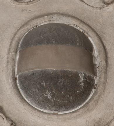 Zdjęcie nr 150: Nagrobek Grzegorza i Katarzyny Branickich znajduje się w kaplicy rodowej pod wezwaniem Najświętszej Marii Panny, na ścianie południowej, naprzeciwko wejścia. Składa się z trójosiowego cokołu i potrójnej filarowo-kolumnowej arkady z klęczącymi postaciami zmarłych po bokach adorujących znajdującą się pośrodku scenę ze zmartwychwstałym Chrystusem ukazującym się niewiernemu Tomaszowi. Całość wieńczy półkolista arkada z herbami Gryf i Kotwicz i tablicami inskrypcyjnymi. 
Dolna część artykułowa lizenami ozdobionymi motywami kandelabrowymi. W polu środkowym czaszka ze skrzyżowanymi piszczelami z inskrypcją w górnej i dolnej części: „POWIEDZ SVIETA [M]ADROSCI IESLI ZE SMIERC ZIWA / CZI MARTWA IESLI MARTWA CZEMV ZIWĄ BIWA / MALOWANA A IESLI ZIWA SMIERCIĄ CZEMV / ZOWIĄ IĄ NAD TO ZYWOT PRZECZ BIERZE KOZI/DEMV / TA IEST NA TWE PITANIE ODPOWIEC PRAWDZIWA / GDI TI ZYESZ SMIERC MARTVA GDY VMIERAS ZIWA / A IESLI ZLA CZI DOBRA CHCZES WIEDZIEC LI O TYM / IAKIS SĄM TAKĄ SMIELE SMIERC MIEĆ BĘDZIESZ PO TYM”. Na lewym polu inskrypcja „CO ZA DZIW ZEM POPIOLEM / WIEDZCIE ZESCIE WY / IAKO IA TENZE POPIOL, TO / IEDNO ZE ZYWY / BO GDIM SIĘ W PROCH ROSSIPAL / DOPIROM PRAWDZIWIE DOSZEDL, ZE CZLOWIEK TYMZE / PROCHEM CHOCIA ZYWIE / PATRZ ZE ZYWY POPIELIE A / TO POMNI SOBIE / ZES NA SWIECIE POPIOLEM / POPIOLEM I W GROBIE / A ZASZ NIEWIES CZYMEM BYL / A TERAZEM IAKI / OGLIANDAI, VWAZAIACZ ZE / SAM BEDZIESZ TAKI / BYLEM TERAS MIE NIE MASZ / IAK BIM TISZ NA SWIECIE / NIE BYL WY DZIS IESTESCIE / IUTRO NIEBEDZIECIE”. W polu cokołu „KTO TV LEZY POBOZNOSC / CNOTA OBYCZAIE / IAKICH NIERYCHLO VIZRĄ / BLISKO LEGLE KRAIE / IAKOSZ IE TAK MALY KĄT / MOGL ZACHOWAC W SOBIE / CZOSZ ALBO CNOTI LVCZKIE / GRZEBIĄ SCZIALEM W GROBIE / TILKOC TV CIALO LIEZY LIECZ / DVSZA W PRZESTRONE / NIEBIESKIE GMACHI WESŁA / KĘDI NIEZLICZONE / LATA POWIEDZIE. CZEMV IZE / MATKĄ BYLA / NIERZKAC POTOMSTWV ALIE / I SIROTOM SILA / TAKCI ZYWOT ZYWOTEM BYWA ZAKVPIONY / DOBRI FRIMARK DAC PLOCHI / ZA ON NIESKONCZONY”. Cokół zamyka wąski, silnie wysunięty gzyms z kimationem jońskim.
Trójosiowy podział nagrobka jest zachowany w partii środkowej, składającej się z trzech arkadowych wnęk, z których środkowa ujęta jest wolnostojącymi kolumnami jońskimi pokrytymi spiralnie ułożonymi pasami z motywem wici roślinnej, a sąsiednie od zewnątrz flankowane filarami pokrytymi motywami kandelabrowymi. W niezbyt głębokich niszach, których podniebienia zdobią kasetony z rozetami w kluczach uskrzydlone główki aniołków umieszczono wykonane w marmurze pińczowskim płaskorzeźby Chrystusa Zmartwychwstałego i adorujących go zmarłych, Grzegorza i Katarzynę Branickich. 
Zbawiciel jest ujęty całopostaciowo, frontalnie, w niewielkim wykroku, z głową zwróconą lekko do klęczącego po prawej stronie św. Tomasza. Jego ciało jest smukłe, wąskie w ramionach, z zaznaczonymi żebrami i mięśniami, osłonięte przewiązaną na biodrach szatą i płaszczem na lewym ramieniu. Chrystus ma pociągłą twarz, o wysokim czole, szerokich kościach policzkowych, wydatnym nosie i z głębokimi oczodołami. Przedstawiony został z długimi wąsami i brodą oraz opadającymi na ramiona, kręconymi włosami. W lewej ręce trzyma chorągiew i podtrzymuje szatę, a prawą rękę ma opuszczoną ku dołowi. 
Święty Tomasz ukazany jest z profilu, w szacie podwójnie przewiązanej w pasie sznurem i przerzuconym przez lewe ramie płaszczem. Twarz z brodą i długimi włosami, odwrócona w stronę Chrystusa. Do góry unosi również prawą rękę, zachowaną tylko do łokcia, lewą rękę trzyma ponad pasem. Figura mężczyzny wyrzeźbiona w kamieniu, polichromowana, przysłania wieniec z obłoków i uskrzydlonych głów puttów otaczający Chrystusa. 
Postacie stoją na podwójnym postumencie. W jego górnej części wyryto sentencję łacińską na prostokątnej tablicy umieszczonej w ozdobnym kartuszu, z zawiniętym spiralnie wycięciem krawędzi górnej i z dodaną w krawędzi dolnej główką uskrzydlonego putta. Napis na postumencie: „PER QVEM ET NOS / RESVRGERE DEVOTA / MENTE, CREDIMVS”. Na płycie poniżej płaskorzeźbione, leżące na prawym boku putto podpierające głowę na prawej ręce, natomiast w lewej trzymające klepsydrę. Nagie ciało, lekko przysłonięte draperią, spoczywa na poduszce z dwoma pomponami. Prawa noga jest wyprostowana, lewa zgięta w kolanie. Twarz pucołowata, z otwartymi oczami, otoczona gęstymi puklami loków. Przed dzieckiem leży czaszka. Nad nim znajduje się grawerowany kartusz z napisem: „HODIE MIHI / CRAS TIBI”. 
W arkadzie po lewej stronie przedstawiony został w trzech czwartych, zwrócony ramionami do widza Grzegorz Branicki. Postać klęczy na poduszce, szerokie dłonie złożone ma razem na piersiach, a głowę lekko uniesioną. Twarz Branickiego o pociągłych rysach, szerokich kościach policzkowych i dużych oczach, z wysokim czołem przysłoniętym zaczesanymi do przodu włosami. Ukazany z wąsami i długą, pofalowaną brodą. Ubrany jest w pełną, dekorowaną zbroję, spod której wystaje jaka i nogawice. Na szyi zawieszony łańcuch, a u stóp ostrogi. Przy nogach Branickiego leżą rękawice i hełm z trzema piórami. Nad głową wznoszą się panoplia, złożone z okrągłej tarczy i skrzyżowanych miecza, szabli, buławy, łuku, kołczanu ze strzałami i włóczni.
Po lewej stronie arkadę wypełnia ujęta z profilu, postać klęczącej na dwóch kolanach Katarzyny Branickiej. Jest ubrana w długą szubę, opadającą sztywnymi, rozchodzącymi się fałdami, u dołu załamującymi się, które zasłaniają sylwetkę. Na głowie ma czepiec przysłaniający włosy i podwikę. Twarz o łagodnych rysach, z długim nosem, małymi ustami i lekko zadartym podbródkiem. Ręce złożone razem na piersiach. Na palcach wskazującym i serdecznym lewej dłoni pierścienie, a ponad nadgarstkiem czterokrotnie nawinięty różaniec. Ponad figurą płaskorzeźbione tondo z Matką Boską z Dzieciątkiem otoczonymi wieńcem obłoków. Maria siedzi, ubrana w długą suknię, z welonem na głowie, z płaszczem zarzuconym na ramiona, którym lekko okrywa nagie Dzieciątko.
Zwieńczenie nagrobka o brzegach inkrustowanych marmurowymi kołami i elipsami, ujęte ornamentalnymi uszami, jest zakończone pasem z zawijającymi się do środkami kartuszami i równolegle ułożonymi liśćmi akantu. Tympanon wypełnia dekoracja złożona z czterech kartuszy: dwóch owalnych na tle paludamentu, zwieńczonych uskrzydloną główką anioła z godłami herbów Gryf i Kotwicz i dwóch podłużnych z inskrypcjami. Na tablicy po lewej stronie inskrypcja: „MAGNIFICO D(OMI)NO GREGORIO A RUSCA BRANICZKI OLIM VENA/TORI ET BURGRABIO CRAC(OVIENSI) CAPITANEO NIEPOŁOMIECEN(SI) VIRO / INTEGERRIMO DE REGIBVS SVIS ET RE PVB(LICA) BENE MERITO RELIGIO/NIS CATHOLICE AMANTISSIMO AMICIS FIDELISSIMO, OMNIBVS AFFABI/LI ET BENIGNO JOANNES A RUSCA BRANICZKI VENATOR CRACO(VIENSIS) CAPITANEVS NIEPOŁOMICEN(SI) MESTVS FILIUS PARENTI CHA/RISSIMO POSVIT OBYT 9 MAII A(NNO) D(OMINI) 1595 AETATIS SUE 60”. Napis wykuty po prawej stronie: “MAGNIFICAE D(OMI)NE CATHARINAE MAGNIFICI OLIM D(OMI)NI AUGUSTINI / KOTFICZ D(OMINI) SIGISMVNDI I POLONIAE REGIS STABVLI PREFECTI / VEXILIFERISQUE CURIE ET BURGRABY CRACO(VIENSIS) FILIE MATRONAE / LECTISSIME QVE CVM PVDORE ET MORVM MIRA ELEGANTIA / MARITI SUMMUM AMOREM VIRTUTE ET MODESTIA OMNIVM BENE/VOLENTIAM MERVISSET ACERBISSIMA MORTE AB OCVLIS EREPTA EST / IDEM FILIUS MATRI AMANTISSIME CVM LACRIMIS POSVIT. OBYT / 8 OCTOBRIS A(NNO) D)OMINI) 1588 AETATIS SUE 38&quot;. 
