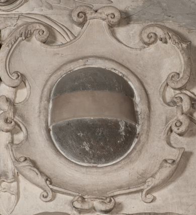 Zdjęcie nr 151: Nagrobek Grzegorza i Katarzyny Branickich znajduje się w kaplicy rodowej pod wezwaniem Najświętszej Marii Panny, na ścianie południowej, naprzeciwko wejścia. Składa się z trójosiowego cokołu i potrójnej filarowo-kolumnowej arkady z klęczącymi postaciami zmarłych po bokach adorujących znajdującą się pośrodku scenę ze zmartwychwstałym Chrystusem ukazującym się niewiernemu Tomaszowi. Całość wieńczy półkolista arkada z herbami Gryf i Kotwicz i tablicami inskrypcyjnymi. 
Dolna część artykułowa lizenami ozdobionymi motywami kandelabrowymi. W polu środkowym czaszka ze skrzyżowanymi piszczelami z inskrypcją w górnej i dolnej części: „POWIEDZ SVIETA [M]ADROSCI IESLI ZE SMIERC ZIWA / CZI MARTWA IESLI MARTWA CZEMV ZIWĄ BIWA / MALOWANA A IESLI ZIWA SMIERCIĄ CZEMV / ZOWIĄ IĄ NAD TO ZYWOT PRZECZ BIERZE KOZI/DEMV / TA IEST NA TWE PITANIE ODPOWIEC PRAWDZIWA / GDI TI ZYESZ SMIERC MARTVA GDY VMIERAS ZIWA / A IESLI ZLA CZI DOBRA CHCZES WIEDZIEC LI O TYM / IAKIS SĄM TAKĄ SMIELE SMIERC MIEĆ BĘDZIESZ PO TYM”. Na lewym polu inskrypcja „CO ZA DZIW ZEM POPIOLEM / WIEDZCIE ZESCIE WY / IAKO IA TENZE POPIOL, TO / IEDNO ZE ZYWY / BO GDIM SIĘ W PROCH ROSSIPAL / DOPIROM PRAWDZIWIE DOSZEDL, ZE CZLOWIEK TYMZE / PROCHEM CHOCIA ZYWIE / PATRZ ZE ZYWY POPIELIE A / TO POMNI SOBIE / ZES NA SWIECIE POPIOLEM / POPIOLEM I W GROBIE / A ZASZ NIEWIES CZYMEM BYL / A TERAZEM IAKI / OGLIANDAI, VWAZAIACZ ZE / SAM BEDZIESZ TAKI / BYLEM TERAS MIE NIE MASZ / IAK BIM TISZ NA SWIECIE / NIE BYL WY DZIS IESTESCIE / IUTRO NIEBEDZIECIE”. W polu cokołu „KTO TV LEZY POBOZNOSC / CNOTA OBYCZAIE / IAKICH NIERYCHLO VIZRĄ / BLISKO LEGLE KRAIE / IAKOSZ IE TAK MALY KĄT / MOGL ZACHOWAC W SOBIE / CZOSZ ALBO CNOTI LVCZKIE / GRZEBIĄ SCZIALEM W GROBIE / TILKOC TV CIALO LIEZY LIECZ / DVSZA W PRZESTRONE / NIEBIESKIE GMACHI WESŁA / KĘDI NIEZLICZONE / LATA POWIEDZIE. CZEMV IZE / MATKĄ BYLA / NIERZKAC POTOMSTWV ALIE / I SIROTOM SILA / TAKCI ZYWOT ZYWOTEM BYWA ZAKVPIONY / DOBRI FRIMARK DAC PLOCHI / ZA ON NIESKONCZONY”. Cokół zamyka wąski, silnie wysunięty gzyms z kimationem jońskim.
Trójosiowy podział nagrobka jest zachowany w partii środkowej, składającej się z trzech arkadowych wnęk, z których środkowa ujęta jest wolnostojącymi kolumnami jońskimi pokrytymi spiralnie ułożonymi pasami z motywem wici roślinnej, a sąsiednie od zewnątrz flankowane filarami pokrytymi motywami kandelabrowymi. W niezbyt głębokich niszach, których podniebienia zdobią kasetony z rozetami w kluczach uskrzydlone główki aniołków umieszczono wykonane w marmurze pińczowskim płaskorzeźby Chrystusa Zmartwychwstałego i adorujących go zmarłych, Grzegorza i Katarzynę Branickich. 
Zbawiciel jest ujęty całopostaciowo, frontalnie, w niewielkim wykroku, z głową zwróconą lekko do klęczącego po prawej stronie św. Tomasza. Jego ciało jest smukłe, wąskie w ramionach, z zaznaczonymi żebrami i mięśniami, osłonięte przewiązaną na biodrach szatą i płaszczem na lewym ramieniu. Chrystus ma pociągłą twarz, o wysokim czole, szerokich kościach policzkowych, wydatnym nosie i z głębokimi oczodołami. Przedstawiony został z długimi wąsami i brodą oraz opadającymi na ramiona, kręconymi włosami. W lewej ręce trzyma chorągiew i podtrzymuje szatę, a prawą rękę ma opuszczoną ku dołowi. 
Święty Tomasz ukazany jest z profilu, w szacie podwójnie przewiązanej w pasie sznurem i przerzuconym przez lewe ramie płaszczem. Twarz z brodą i długimi włosami, odwrócona w stronę Chrystusa. Do góry unosi również prawą rękę, zachowaną tylko do łokcia, lewą rękę trzyma ponad pasem. Figura mężczyzny wyrzeźbiona w kamieniu, polichromowana, przysłania wieniec z obłoków i uskrzydlonych głów puttów otaczający Chrystusa. 
Postacie stoją na podwójnym postumencie. W jego górnej części wyryto sentencję łacińską na prostokątnej tablicy umieszczonej w ozdobnym kartuszu, z zawiniętym spiralnie wycięciem krawędzi górnej i z dodaną w krawędzi dolnej główką uskrzydlonego putta. Napis na postumencie: „PER QVEM ET NOS / RESVRGERE DEVOTA / MENTE, CREDIMVS”. Na płycie poniżej płaskorzeźbione, leżące na prawym boku putto podpierające głowę na prawej ręce, natomiast w lewej trzymające klepsydrę. Nagie ciało, lekko przysłonięte draperią, spoczywa na poduszce z dwoma pomponami. Prawa noga jest wyprostowana, lewa zgięta w kolanie. Twarz pucołowata, z otwartymi oczami, otoczona gęstymi puklami loków. Przed dzieckiem leży czaszka. Nad nim znajduje się grawerowany kartusz z napisem: „HODIE MIHI / CRAS TIBI”. 
W arkadzie po lewej stronie przedstawiony został w trzech czwartych, zwrócony ramionami do widza Grzegorz Branicki. Postać klęczy na poduszce, szerokie dłonie złożone ma razem na piersiach, a głowę lekko uniesioną. Twarz Branickiego o pociągłych rysach, szerokich kościach policzkowych i dużych oczach, z wysokim czołem przysłoniętym zaczesanymi do przodu włosami. Ukazany z wąsami i długą, pofalowaną brodą. Ubrany jest w pełną, dekorowaną zbroję, spod której wystaje jaka i nogawice. Na szyi zawieszony łańcuch, a u stóp ostrogi. Przy nogach Branickiego leżą rękawice i hełm z trzema piórami. Nad głową wznoszą się panoplia, złożone z okrągłej tarczy i skrzyżowanych miecza, szabli, buławy, łuku, kołczanu ze strzałami i włóczni.
Po lewej stronie arkadę wypełnia ujęta z profilu, postać klęczącej na dwóch kolanach Katarzyny Branickiej. Jest ubrana w długą szubę, opadającą sztywnymi, rozchodzącymi się fałdami, u dołu załamującymi się, które zasłaniają sylwetkę. Na głowie ma czepiec przysłaniający włosy i podwikę. Twarz o łagodnych rysach, z długim nosem, małymi ustami i lekko zadartym podbródkiem. Ręce złożone razem na piersiach. Na palcach wskazującym i serdecznym lewej dłoni pierścienie, a ponad nadgarstkiem czterokrotnie nawinięty różaniec. Ponad figurą płaskorzeźbione tondo z Matką Boską z Dzieciątkiem otoczonymi wieńcem obłoków. Maria siedzi, ubrana w długą suknię, z welonem na głowie, z płaszczem zarzuconym na ramiona, którym lekko okrywa nagie Dzieciątko.
Zwieńczenie nagrobka o brzegach inkrustowanych marmurowymi kołami i elipsami, ujęte ornamentalnymi uszami, jest zakończone pasem z zawijającymi się do środkami kartuszami i równolegle ułożonymi liśćmi akantu. Tympanon wypełnia dekoracja złożona z czterech kartuszy: dwóch owalnych na tle paludamentu, zwieńczonych uskrzydloną główką anioła z godłami herbów Gryf i Kotwicz i dwóch podłużnych z inskrypcjami. Na tablicy po lewej stronie inskrypcja: „MAGNIFICO D(OMI)NO GREGORIO A RUSCA BRANICZKI OLIM VENA/TORI ET BURGRABIO CRAC(OVIENSI) CAPITANEO NIEPOŁOMIECEN(SI) VIRO / INTEGERRIMO DE REGIBVS SVIS ET RE PVB(LICA) BENE MERITO RELIGIO/NIS CATHOLICE AMANTISSIMO AMICIS FIDELISSIMO, OMNIBVS AFFABI/LI ET BENIGNO JOANNES A RUSCA BRANICZKI VENATOR CRACO(VIENSIS) CAPITANEVS NIEPOŁOMICEN(SI) MESTVS FILIUS PARENTI CHA/RISSIMO POSVIT OBYT 9 MAII A(NNO) D(OMINI) 1595 AETATIS SUE 60”. Napis wykuty po prawej stronie: “MAGNIFICAE D(OMI)NE CATHARINAE MAGNIFICI OLIM D(OMI)NI AUGUSTINI / KOTFICZ D(OMINI) SIGISMVNDI I POLONIAE REGIS STABVLI PREFECTI / VEXILIFERISQUE CURIE ET BURGRABY CRACO(VIENSIS) FILIE MATRONAE / LECTISSIME QVE CVM PVDORE ET MORVM MIRA ELEGANTIA / MARITI SUMMUM AMOREM VIRTUTE ET MODESTIA OMNIVM BENE/VOLENTIAM MERVISSET ACERBISSIMA MORTE AB OCVLIS EREPTA EST / IDEM FILIUS MATRI AMANTISSIME CVM LACRIMIS POSVIT. OBYT / 8 OCTOBRIS A(NNO) D)OMINI) 1588 AETATIS SUE 38&quot;. 
