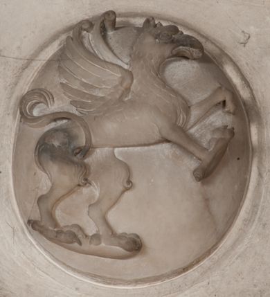 Zdjęcie nr 152: Nagrobek Grzegorza i Katarzyny Branickich znajduje się w kaplicy rodowej pod wezwaniem Najświętszej Marii Panny, na ścianie południowej, naprzeciwko wejścia. Składa się z trójosiowego cokołu i potrójnej filarowo-kolumnowej arkady z klęczącymi postaciami zmarłych po bokach adorujących znajdującą się pośrodku scenę ze zmartwychwstałym Chrystusem ukazującym się niewiernemu Tomaszowi. Całość wieńczy półkolista arkada z herbami Gryf i Kotwicz i tablicami inskrypcyjnymi. 
Dolna część artykułowa lizenami ozdobionymi motywami kandelabrowymi. W polu środkowym czaszka ze skrzyżowanymi piszczelami z inskrypcją w górnej i dolnej części: „POWIEDZ SVIETA [M]ADROSCI IESLI ZE SMIERC ZIWA / CZI MARTWA IESLI MARTWA CZEMV ZIWĄ BIWA / MALOWANA A IESLI ZIWA SMIERCIĄ CZEMV / ZOWIĄ IĄ NAD TO ZYWOT PRZECZ BIERZE KOZI/DEMV / TA IEST NA TWE PITANIE ODPOWIEC PRAWDZIWA / GDI TI ZYESZ SMIERC MARTVA GDY VMIERAS ZIWA / A IESLI ZLA CZI DOBRA CHCZES WIEDZIEC LI O TYM / IAKIS SĄM TAKĄ SMIELE SMIERC MIEĆ BĘDZIESZ PO TYM”. Na lewym polu inskrypcja „CO ZA DZIW ZEM POPIOLEM / WIEDZCIE ZESCIE WY / IAKO IA TENZE POPIOL, TO / IEDNO ZE ZYWY / BO GDIM SIĘ W PROCH ROSSIPAL / DOPIROM PRAWDZIWIE DOSZEDL, ZE CZLOWIEK TYMZE / PROCHEM CHOCIA ZYWIE / PATRZ ZE ZYWY POPIELIE A / TO POMNI SOBIE / ZES NA SWIECIE POPIOLEM / POPIOLEM I W GROBIE / A ZASZ NIEWIES CZYMEM BYL / A TERAZEM IAKI / OGLIANDAI, VWAZAIACZ ZE / SAM BEDZIESZ TAKI / BYLEM TERAS MIE NIE MASZ / IAK BIM TISZ NA SWIECIE / NIE BYL WY DZIS IESTESCIE / IUTRO NIEBEDZIECIE”. W polu cokołu „KTO TV LEZY POBOZNOSC / CNOTA OBYCZAIE / IAKICH NIERYCHLO VIZRĄ / BLISKO LEGLE KRAIE / IAKOSZ IE TAK MALY KĄT / MOGL ZACHOWAC W SOBIE / CZOSZ ALBO CNOTI LVCZKIE / GRZEBIĄ SCZIALEM W GROBIE / TILKOC TV CIALO LIEZY LIECZ / DVSZA W PRZESTRONE / NIEBIESKIE GMACHI WESŁA / KĘDI NIEZLICZONE / LATA POWIEDZIE. CZEMV IZE / MATKĄ BYLA / NIERZKAC POTOMSTWV ALIE / I SIROTOM SILA / TAKCI ZYWOT ZYWOTEM BYWA ZAKVPIONY / DOBRI FRIMARK DAC PLOCHI / ZA ON NIESKONCZONY”. Cokół zamyka wąski, silnie wysunięty gzyms z kimationem jońskim.
Trójosiowy podział nagrobka jest zachowany w partii środkowej, składającej się z trzech arkadowych wnęk, z których środkowa ujęta jest wolnostojącymi kolumnami jońskimi pokrytymi spiralnie ułożonymi pasami z motywem wici roślinnej, a sąsiednie od zewnątrz flankowane filarami pokrytymi motywami kandelabrowymi. W niezbyt głębokich niszach, których podniebienia zdobią kasetony z rozetami w kluczach uskrzydlone główki aniołków umieszczono wykonane w marmurze pińczowskim płaskorzeźby Chrystusa Zmartwychwstałego i adorujących go zmarłych, Grzegorza i Katarzynę Branickich. 
Zbawiciel jest ujęty całopostaciowo, frontalnie, w niewielkim wykroku, z głową zwróconą lekko do klęczącego po prawej stronie św. Tomasza. Jego ciało jest smukłe, wąskie w ramionach, z zaznaczonymi żebrami i mięśniami, osłonięte przewiązaną na biodrach szatą i płaszczem na lewym ramieniu. Chrystus ma pociągłą twarz, o wysokim czole, szerokich kościach policzkowych, wydatnym nosie i z głębokimi oczodołami. Przedstawiony został z długimi wąsami i brodą oraz opadającymi na ramiona, kręconymi włosami. W lewej ręce trzyma chorągiew i podtrzymuje szatę, a prawą rękę ma opuszczoną ku dołowi. 
Święty Tomasz ukazany jest z profilu, w szacie podwójnie przewiązanej w pasie sznurem i przerzuconym przez lewe ramie płaszczem. Twarz z brodą i długimi włosami, odwrócona w stronę Chrystusa. Do góry unosi również prawą rękę, zachowaną tylko do łokcia, lewą rękę trzyma ponad pasem. Figura mężczyzny wyrzeźbiona w kamieniu, polichromowana, przysłania wieniec z obłoków i uskrzydlonych głów puttów otaczający Chrystusa. 
Postacie stoją na podwójnym postumencie. W jego górnej części wyryto sentencję łacińską na prostokątnej tablicy umieszczonej w ozdobnym kartuszu, z zawiniętym spiralnie wycięciem krawędzi górnej i z dodaną w krawędzi dolnej główką uskrzydlonego putta. Napis na postumencie: „PER QVEM ET NOS / RESVRGERE DEVOTA / MENTE, CREDIMVS”. Na płycie poniżej płaskorzeźbione, leżące na prawym boku putto podpierające głowę na prawej ręce, natomiast w lewej trzymające klepsydrę. Nagie ciało, lekko przysłonięte draperią, spoczywa na poduszce z dwoma pomponami. Prawa noga jest wyprostowana, lewa zgięta w kolanie. Twarz pucołowata, z otwartymi oczami, otoczona gęstymi puklami loków. Przed dzieckiem leży czaszka. Nad nim znajduje się grawerowany kartusz z napisem: „HODIE MIHI / CRAS TIBI”. 
W arkadzie po lewej stronie przedstawiony został w trzech czwartych, zwrócony ramionami do widza Grzegorz Branicki. Postać klęczy na poduszce, szerokie dłonie złożone ma razem na piersiach, a głowę lekko uniesioną. Twarz Branickiego o pociągłych rysach, szerokich kościach policzkowych i dużych oczach, z wysokim czołem przysłoniętym zaczesanymi do przodu włosami. Ukazany z wąsami i długą, pofalowaną brodą. Ubrany jest w pełną, dekorowaną zbroję, spod której wystaje jaka i nogawice. Na szyi zawieszony łańcuch, a u stóp ostrogi. Przy nogach Branickiego leżą rękawice i hełm z trzema piórami. Nad głową wznoszą się panoplia, złożone z okrągłej tarczy i skrzyżowanych miecza, szabli, buławy, łuku, kołczanu ze strzałami i włóczni.
Po lewej stronie arkadę wypełnia ujęta z profilu, postać klęczącej na dwóch kolanach Katarzyny Branickiej. Jest ubrana w długą szubę, opadającą sztywnymi, rozchodzącymi się fałdami, u dołu załamującymi się, które zasłaniają sylwetkę. Na głowie ma czepiec przysłaniający włosy i podwikę. Twarz o łagodnych rysach, z długim nosem, małymi ustami i lekko zadartym podbródkiem. Ręce złożone razem na piersiach. Na palcach wskazującym i serdecznym lewej dłoni pierścienie, a ponad nadgarstkiem czterokrotnie nawinięty różaniec. Ponad figurą płaskorzeźbione tondo z Matką Boską z Dzieciątkiem otoczonymi wieńcem obłoków. Maria siedzi, ubrana w długą suknię, z welonem na głowie, z płaszczem zarzuconym na ramiona, którym lekko okrywa nagie Dzieciątko.
Zwieńczenie nagrobka o brzegach inkrustowanych marmurowymi kołami i elipsami, ujęte ornamentalnymi uszami, jest zakończone pasem z zawijającymi się do środkami kartuszami i równolegle ułożonymi liśćmi akantu. Tympanon wypełnia dekoracja złożona z czterech kartuszy: dwóch owalnych na tle paludamentu, zwieńczonych uskrzydloną główką anioła z godłami herbów Gryf i Kotwicz i dwóch podłużnych z inskrypcjami. Na tablicy po lewej stronie inskrypcja: „MAGNIFICO D(OMI)NO GREGORIO A RUSCA BRANICZKI OLIM VENA/TORI ET BURGRABIO CRAC(OVIENSI) CAPITANEO NIEPOŁOMIECEN(SI) VIRO / INTEGERRIMO DE REGIBVS SVIS ET RE PVB(LICA) BENE MERITO RELIGIO/NIS CATHOLICE AMANTISSIMO AMICIS FIDELISSIMO, OMNIBVS AFFABI/LI ET BENIGNO JOANNES A RUSCA BRANICZKI VENATOR CRACO(VIENSIS) CAPITANEVS NIEPOŁOMICEN(SI) MESTVS FILIUS PARENTI CHA/RISSIMO POSVIT OBYT 9 MAII A(NNO) D(OMINI) 1595 AETATIS SUE 60”. Napis wykuty po prawej stronie: “MAGNIFICAE D(OMI)NE CATHARINAE MAGNIFICI OLIM D(OMI)NI AUGUSTINI / KOTFICZ D(OMINI) SIGISMVNDI I POLONIAE REGIS STABVLI PREFECTI / VEXILIFERISQUE CURIE ET BURGRABY CRACO(VIENSIS) FILIE MATRONAE / LECTISSIME QVE CVM PVDORE ET MORVM MIRA ELEGANTIA / MARITI SUMMUM AMOREM VIRTUTE ET MODESTIA OMNIVM BENE/VOLENTIAM MERVISSET ACERBISSIMA MORTE AB OCVLIS EREPTA EST / IDEM FILIUS MATRI AMANTISSIME CVM LACRIMIS POSVIT. OBYT / 8 OCTOBRIS A(NNO) D)OMINI) 1588 AETATIS SUE 38&quot;. 
