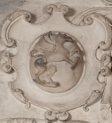 Zdjęcie nr 153: Nagrobek Grzegorza i Katarzyny Branickich znajduje się w kaplicy rodowej pod wezwaniem Najświętszej Marii Panny, na ścianie południowej, naprzeciwko wejścia. Składa się z trójosiowego cokołu i potrójnej filarowo-kolumnowej arkady z klęczącymi postaciami zmarłych po bokach adorujących znajdującą się pośrodku scenę ze zmartwychwstałym Chrystusem ukazującym się niewiernemu Tomaszowi. Całość wieńczy półkolista arkada z herbami Gryf i Kotwicz i tablicami inskrypcyjnymi. 
Dolna część artykułowa lizenami ozdobionymi motywami kandelabrowymi. W polu środkowym czaszka ze skrzyżowanymi piszczelami z inskrypcją w górnej i dolnej części: „POWIEDZ SVIETA [M]ADROSCI IESLI ZE SMIERC ZIWA / CZI MARTWA IESLI MARTWA CZEMV ZIWĄ BIWA / MALOWANA A IESLI ZIWA SMIERCIĄ CZEMV / ZOWIĄ IĄ NAD TO ZYWOT PRZECZ BIERZE KOZI/DEMV / TA IEST NA TWE PITANIE ODPOWIEC PRAWDZIWA / GDI TI ZYESZ SMIERC MARTVA GDY VMIERAS ZIWA / A IESLI ZLA CZI DOBRA CHCZES WIEDZIEC LI O TYM / IAKIS SĄM TAKĄ SMIELE SMIERC MIEĆ BĘDZIESZ PO TYM”. Na lewym polu inskrypcja „CO ZA DZIW ZEM POPIOLEM / WIEDZCIE ZESCIE WY / IAKO IA TENZE POPIOL, TO / IEDNO ZE ZYWY / BO GDIM SIĘ W PROCH ROSSIPAL / DOPIROM PRAWDZIWIE DOSZEDL, ZE CZLOWIEK TYMZE / PROCHEM CHOCIA ZYWIE / PATRZ ZE ZYWY POPIELIE A / TO POMNI SOBIE / ZES NA SWIECIE POPIOLEM / POPIOLEM I W GROBIE / A ZASZ NIEWIES CZYMEM BYL / A TERAZEM IAKI / OGLIANDAI, VWAZAIACZ ZE / SAM BEDZIESZ TAKI / BYLEM TERAS MIE NIE MASZ / IAK BIM TISZ NA SWIECIE / NIE BYL WY DZIS IESTESCIE / IUTRO NIEBEDZIECIE”. W polu cokołu „KTO TV LEZY POBOZNOSC / CNOTA OBYCZAIE / IAKICH NIERYCHLO VIZRĄ / BLISKO LEGLE KRAIE / IAKOSZ IE TAK MALY KĄT / MOGL ZACHOWAC W SOBIE / CZOSZ ALBO CNOTI LVCZKIE / GRZEBIĄ SCZIALEM W GROBIE / TILKOC TV CIALO LIEZY LIECZ / DVSZA W PRZESTRONE / NIEBIESKIE GMACHI WESŁA / KĘDI NIEZLICZONE / LATA POWIEDZIE. CZEMV IZE / MATKĄ BYLA / NIERZKAC POTOMSTWV ALIE / I SIROTOM SILA / TAKCI ZYWOT ZYWOTEM BYWA ZAKVPIONY / DOBRI FRIMARK DAC PLOCHI / ZA ON NIESKONCZONY”. Cokół zamyka wąski, silnie wysunięty gzyms z kimationem jońskim.
Trójosiowy podział nagrobka jest zachowany w partii środkowej, składającej się z trzech arkadowych wnęk, z których środkowa ujęta jest wolnostojącymi kolumnami jońskimi pokrytymi spiralnie ułożonymi pasami z motywem wici roślinnej, a sąsiednie od zewnątrz flankowane filarami pokrytymi motywami kandelabrowymi. W niezbyt głębokich niszach, których podniebienia zdobią kasetony z rozetami w kluczach uskrzydlone główki aniołków umieszczono wykonane w marmurze pińczowskim płaskorzeźby Chrystusa Zmartwychwstałego i adorujących go zmarłych, Grzegorza i Katarzynę Branickich. 
Zbawiciel jest ujęty całopostaciowo, frontalnie, w niewielkim wykroku, z głową zwróconą lekko do klęczącego po prawej stronie św. Tomasza. Jego ciało jest smukłe, wąskie w ramionach, z zaznaczonymi żebrami i mięśniami, osłonięte przewiązaną na biodrach szatą i płaszczem na lewym ramieniu. Chrystus ma pociągłą twarz, o wysokim czole, szerokich kościach policzkowych, wydatnym nosie i z głębokimi oczodołami. Przedstawiony został z długimi wąsami i brodą oraz opadającymi na ramiona, kręconymi włosami. W lewej ręce trzyma chorągiew i podtrzymuje szatę, a prawą rękę ma opuszczoną ku dołowi. 
Święty Tomasz ukazany jest z profilu, w szacie podwójnie przewiązanej w pasie sznurem i przerzuconym przez lewe ramie płaszczem. Twarz z brodą i długimi włosami, odwrócona w stronę Chrystusa. Do góry unosi również prawą rękę, zachowaną tylko do łokcia, lewą rękę trzyma ponad pasem. Figura mężczyzny wyrzeźbiona w kamieniu, polichromowana, przysłania wieniec z obłoków i uskrzydlonych głów puttów otaczający Chrystusa. 
Postacie stoją na podwójnym postumencie. W jego górnej części wyryto sentencję łacińską na prostokątnej tablicy umieszczonej w ozdobnym kartuszu, z zawiniętym spiralnie wycięciem krawędzi górnej i z dodaną w krawędzi dolnej główką uskrzydlonego putta. Napis na postumencie: „PER QVEM ET NOS / RESVRGERE DEVOTA / MENTE, CREDIMVS”. Na płycie poniżej płaskorzeźbione, leżące na prawym boku putto podpierające głowę na prawej ręce, natomiast w lewej trzymające klepsydrę. Nagie ciało, lekko przysłonięte draperią, spoczywa na poduszce z dwoma pomponami. Prawa noga jest wyprostowana, lewa zgięta w kolanie. Twarz pucołowata, z otwartymi oczami, otoczona gęstymi puklami loków. Przed dzieckiem leży czaszka. Nad nim znajduje się grawerowany kartusz z napisem: „HODIE MIHI / CRAS TIBI”. 
W arkadzie po lewej stronie przedstawiony został w trzech czwartych, zwrócony ramionami do widza Grzegorz Branicki. Postać klęczy na poduszce, szerokie dłonie złożone ma razem na piersiach, a głowę lekko uniesioną. Twarz Branickiego o pociągłych rysach, szerokich kościach policzkowych i dużych oczach, z wysokim czołem przysłoniętym zaczesanymi do przodu włosami. Ukazany z wąsami i długą, pofalowaną brodą. Ubrany jest w pełną, dekorowaną zbroję, spod której wystaje jaka i nogawice. Na szyi zawieszony łańcuch, a u stóp ostrogi. Przy nogach Branickiego leżą rękawice i hełm z trzema piórami. Nad głową wznoszą się panoplia, złożone z okrągłej tarczy i skrzyżowanych miecza, szabli, buławy, łuku, kołczanu ze strzałami i włóczni.
Po lewej stronie arkadę wypełnia ujęta z profilu, postać klęczącej na dwóch kolanach Katarzyny Branickiej. Jest ubrana w długą szubę, opadającą sztywnymi, rozchodzącymi się fałdami, u dołu załamującymi się, które zasłaniają sylwetkę. Na głowie ma czepiec przysłaniający włosy i podwikę. Twarz o łagodnych rysach, z długim nosem, małymi ustami i lekko zadartym podbródkiem. Ręce złożone razem na piersiach. Na palcach wskazującym i serdecznym lewej dłoni pierścienie, a ponad nadgarstkiem czterokrotnie nawinięty różaniec. Ponad figurą płaskorzeźbione tondo z Matką Boską z Dzieciątkiem otoczonymi wieńcem obłoków. Maria siedzi, ubrana w długą suknię, z welonem na głowie, z płaszczem zarzuconym na ramiona, którym lekko okrywa nagie Dzieciątko.
Zwieńczenie nagrobka o brzegach inkrustowanych marmurowymi kołami i elipsami, ujęte ornamentalnymi uszami, jest zakończone pasem z zawijającymi się do środkami kartuszami i równolegle ułożonymi liśćmi akantu. Tympanon wypełnia dekoracja złożona z czterech kartuszy: dwóch owalnych na tle paludamentu, zwieńczonych uskrzydloną główką anioła z godłami herbów Gryf i Kotwicz i dwóch podłużnych z inskrypcjami. Na tablicy po lewej stronie inskrypcja: „MAGNIFICO D(OMI)NO GREGORIO A RUSCA BRANICZKI OLIM VENA/TORI ET BURGRABIO CRAC(OVIENSI) CAPITANEO NIEPOŁOMIECEN(SI) VIRO / INTEGERRIMO DE REGIBVS SVIS ET RE PVB(LICA) BENE MERITO RELIGIO/NIS CATHOLICE AMANTISSIMO AMICIS FIDELISSIMO, OMNIBVS AFFABI/LI ET BENIGNO JOANNES A RUSCA BRANICZKI VENATOR CRACO(VIENSIS) CAPITANEVS NIEPOŁOMICEN(SI) MESTVS FILIUS PARENTI CHA/RISSIMO POSVIT OBYT 9 MAII A(NNO) D(OMINI) 1595 AETATIS SUE 60”. Napis wykuty po prawej stronie: “MAGNIFICAE D(OMI)NE CATHARINAE MAGNIFICI OLIM D(OMI)NI AUGUSTINI / KOTFICZ D(OMINI) SIGISMVNDI I POLONIAE REGIS STABVLI PREFECTI / VEXILIFERISQUE CURIE ET BURGRABY CRACO(VIENSIS) FILIE MATRONAE / LECTISSIME QVE CVM PVDORE ET MORVM MIRA ELEGANTIA / MARITI SUMMUM AMOREM VIRTUTE ET MODESTIA OMNIVM BENE/VOLENTIAM MERVISSET ACERBISSIMA MORTE AB OCVLIS EREPTA EST / IDEM FILIUS MATRI AMANTISSIME CVM LACRIMIS POSVIT. OBYT / 8 OCTOBRIS A(NNO) D)OMINI) 1588 AETATIS SUE 38". 
