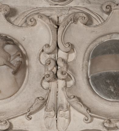 Zdjęcie nr 156: Nagrobek Grzegorza i Katarzyny Branickich znajduje się w kaplicy rodowej pod wezwaniem Najświętszej Marii Panny, na ścianie południowej, naprzeciwko wejścia. Składa się z trójosiowego cokołu i potrójnej filarowo-kolumnowej arkady z klęczącymi postaciami zmarłych po bokach adorujących znajdującą się pośrodku scenę ze zmartwychwstałym Chrystusem ukazującym się niewiernemu Tomaszowi. Całość wieńczy półkolista arkada z herbami Gryf i Kotwicz i tablicami inskrypcyjnymi. 
Dolna część artykułowa lizenami ozdobionymi motywami kandelabrowymi. W polu środkowym czaszka ze skrzyżowanymi piszczelami z inskrypcją w górnej i dolnej części: „POWIEDZ SVIETA [M]ADROSCI IESLI ZE SMIERC ZIWA / CZI MARTWA IESLI MARTWA CZEMV ZIWĄ BIWA / MALOWANA A IESLI ZIWA SMIERCIĄ CZEMV / ZOWIĄ IĄ NAD TO ZYWOT PRZECZ BIERZE KOZI/DEMV / TA IEST NA TWE PITANIE ODPOWIEC PRAWDZIWA / GDI TI ZYESZ SMIERC MARTVA GDY VMIERAS ZIWA / A IESLI ZLA CZI DOBRA CHCZES WIEDZIEC LI O TYM / IAKIS SĄM TAKĄ SMIELE SMIERC MIEĆ BĘDZIESZ PO TYM”. Na lewym polu inskrypcja „CO ZA DZIW ZEM POPIOLEM / WIEDZCIE ZESCIE WY / IAKO IA TENZE POPIOL, TO / IEDNO ZE ZYWY / BO GDIM SIĘ W PROCH ROSSIPAL / DOPIROM PRAWDZIWIE DOSZEDL, ZE CZLOWIEK TYMZE / PROCHEM CHOCIA ZYWIE / PATRZ ZE ZYWY POPIELIE A / TO POMNI SOBIE / ZES NA SWIECIE POPIOLEM / POPIOLEM I W GROBIE / A ZASZ NIEWIES CZYMEM BYL / A TERAZEM IAKI / OGLIANDAI, VWAZAIACZ ZE / SAM BEDZIESZ TAKI / BYLEM TERAS MIE NIE MASZ / IAK BIM TISZ NA SWIECIE / NIE BYL WY DZIS IESTESCIE / IUTRO NIEBEDZIECIE”. W polu cokołu „KTO TV LEZY POBOZNOSC / CNOTA OBYCZAIE / IAKICH NIERYCHLO VIZRĄ / BLISKO LEGLE KRAIE / IAKOSZ IE TAK MALY KĄT / MOGL ZACHOWAC W SOBIE / CZOSZ ALBO CNOTI LVCZKIE / GRZEBIĄ SCZIALEM W GROBIE / TILKOC TV CIALO LIEZY LIECZ / DVSZA W PRZESTRONE / NIEBIESKIE GMACHI WESŁA / KĘDI NIEZLICZONE / LATA POWIEDZIE. CZEMV IZE / MATKĄ BYLA / NIERZKAC POTOMSTWV ALIE / I SIROTOM SILA / TAKCI ZYWOT ZYWOTEM BYWA ZAKVPIONY / DOBRI FRIMARK DAC PLOCHI / ZA ON NIESKONCZONY”. Cokół zamyka wąski, silnie wysunięty gzyms z kimationem jońskim.
Trójosiowy podział nagrobka jest zachowany w partii środkowej, składającej się z trzech arkadowych wnęk, z których środkowa ujęta jest wolnostojącymi kolumnami jońskimi pokrytymi spiralnie ułożonymi pasami z motywem wici roślinnej, a sąsiednie od zewnątrz flankowane filarami pokrytymi motywami kandelabrowymi. W niezbyt głębokich niszach, których podniebienia zdobią kasetony z rozetami w kluczach uskrzydlone główki aniołków umieszczono wykonane w marmurze pińczowskim płaskorzeźby Chrystusa Zmartwychwstałego i adorujących go zmarłych, Grzegorza i Katarzynę Branickich. 
Zbawiciel jest ujęty całopostaciowo, frontalnie, w niewielkim wykroku, z głową zwróconą lekko do klęczącego po prawej stronie św. Tomasza. Jego ciało jest smukłe, wąskie w ramionach, z zaznaczonymi żebrami i mięśniami, osłonięte przewiązaną na biodrach szatą i płaszczem na lewym ramieniu. Chrystus ma pociągłą twarz, o wysokim czole, szerokich kościach policzkowych, wydatnym nosie i z głębokimi oczodołami. Przedstawiony został z długimi wąsami i brodą oraz opadającymi na ramiona, kręconymi włosami. W lewej ręce trzyma chorągiew i podtrzymuje szatę, a prawą rękę ma opuszczoną ku dołowi. 
Święty Tomasz ukazany jest z profilu, w szacie podwójnie przewiązanej w pasie sznurem i przerzuconym przez lewe ramie płaszczem. Twarz z brodą i długimi włosami, odwrócona w stronę Chrystusa. Do góry unosi również prawą rękę, zachowaną tylko do łokcia, lewą rękę trzyma ponad pasem. Figura mężczyzny wyrzeźbiona w kamieniu, polichromowana, przysłania wieniec z obłoków i uskrzydlonych głów puttów otaczający Chrystusa. 
Postacie stoją na podwójnym postumencie. W jego górnej części wyryto sentencję łacińską na prostokątnej tablicy umieszczonej w ozdobnym kartuszu, z zawiniętym spiralnie wycięciem krawędzi górnej i z dodaną w krawędzi dolnej główką uskrzydlonego putta. Napis na postumencie: „PER QVEM ET NOS / RESVRGERE DEVOTA / MENTE, CREDIMVS”. Na płycie poniżej płaskorzeźbione, leżące na prawym boku putto podpierające głowę na prawej ręce, natomiast w lewej trzymające klepsydrę. Nagie ciało, lekko przysłonięte draperią, spoczywa na poduszce z dwoma pomponami. Prawa noga jest wyprostowana, lewa zgięta w kolanie. Twarz pucołowata, z otwartymi oczami, otoczona gęstymi puklami loków. Przed dzieckiem leży czaszka. Nad nim znajduje się grawerowany kartusz z napisem: „HODIE MIHI / CRAS TIBI”. 
W arkadzie po lewej stronie przedstawiony został w trzech czwartych, zwrócony ramionami do widza Grzegorz Branicki. Postać klęczy na poduszce, szerokie dłonie złożone ma razem na piersiach, a głowę lekko uniesioną. Twarz Branickiego o pociągłych rysach, szerokich kościach policzkowych i dużych oczach, z wysokim czołem przysłoniętym zaczesanymi do przodu włosami. Ukazany z wąsami i długą, pofalowaną brodą. Ubrany jest w pełną, dekorowaną zbroję, spod której wystaje jaka i nogawice. Na szyi zawieszony łańcuch, a u stóp ostrogi. Przy nogach Branickiego leżą rękawice i hełm z trzema piórami. Nad głową wznoszą się panoplia, złożone z okrągłej tarczy i skrzyżowanych miecza, szabli, buławy, łuku, kołczanu ze strzałami i włóczni.
Po lewej stronie arkadę wypełnia ujęta z profilu, postać klęczącej na dwóch kolanach Katarzyny Branickiej. Jest ubrana w długą szubę, opadającą sztywnymi, rozchodzącymi się fałdami, u dołu załamującymi się, które zasłaniają sylwetkę. Na głowie ma czepiec przysłaniający włosy i podwikę. Twarz o łagodnych rysach, z długim nosem, małymi ustami i lekko zadartym podbródkiem. Ręce złożone razem na piersiach. Na palcach wskazującym i serdecznym lewej dłoni pierścienie, a ponad nadgarstkiem czterokrotnie nawinięty różaniec. Ponad figurą płaskorzeźbione tondo z Matką Boską z Dzieciątkiem otoczonymi wieńcem obłoków. Maria siedzi, ubrana w długą suknię, z welonem na głowie, z płaszczem zarzuconym na ramiona, którym lekko okrywa nagie Dzieciątko.
Zwieńczenie nagrobka o brzegach inkrustowanych marmurowymi kołami i elipsami, ujęte ornamentalnymi uszami, jest zakończone pasem z zawijającymi się do środkami kartuszami i równolegle ułożonymi liśćmi akantu. Tympanon wypełnia dekoracja złożona z czterech kartuszy: dwóch owalnych na tle paludamentu, zwieńczonych uskrzydloną główką anioła z godłami herbów Gryf i Kotwicz i dwóch podłużnych z inskrypcjami. Na tablicy po lewej stronie inskrypcja: „MAGNIFICO D(OMI)NO GREGORIO A RUSCA BRANICZKI OLIM VENA/TORI ET BURGRABIO CRAC(OVIENSI) CAPITANEO NIEPOŁOMIECEN(SI) VIRO / INTEGERRIMO DE REGIBVS SVIS ET RE PVB(LICA) BENE MERITO RELIGIO/NIS CATHOLICE AMANTISSIMO AMICIS FIDELISSIMO, OMNIBVS AFFABI/LI ET BENIGNO JOANNES A RUSCA BRANICZKI VENATOR CRACO(VIENSIS) CAPITANEVS NIEPOŁOMICEN(SI) MESTVS FILIUS PARENTI CHA/RISSIMO POSVIT OBYT 9 MAII A(NNO) D(OMINI) 1595 AETATIS SUE 60”. Napis wykuty po prawej stronie: “MAGNIFICAE D(OMI)NE CATHARINAE MAGNIFICI OLIM D(OMI)NI AUGUSTINI / KOTFICZ D(OMINI) SIGISMVNDI I POLONIAE REGIS STABVLI PREFECTI / VEXILIFERISQUE CURIE ET BURGRABY CRACO(VIENSIS) FILIE MATRONAE / LECTISSIME QVE CVM PVDORE ET MORVM MIRA ELEGANTIA / MARITI SUMMUM AMOREM VIRTUTE ET MODESTIA OMNIVM BENE/VOLENTIAM MERVISSET ACERBISSIMA MORTE AB OCVLIS EREPTA EST / IDEM FILIUS MATRI AMANTISSIME CVM LACRIMIS POSVIT. OBYT / 8 OCTOBRIS A(NNO) D)OMINI) 1588 AETATIS SUE 38". 
