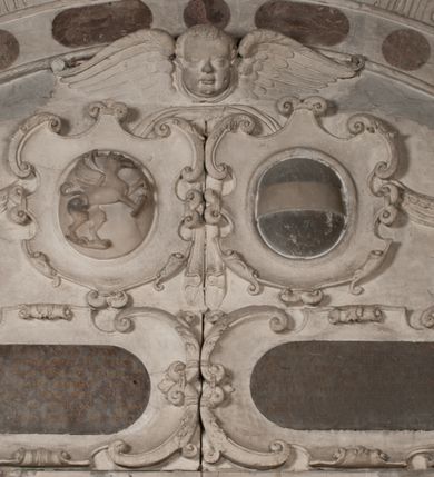 Zdjęcie nr 154: Nagrobek Grzegorza i Katarzyny Branickich znajduje się w kaplicy rodowej pod wezwaniem Najświętszej Marii Panny, na ścianie południowej, naprzeciwko wejścia. Składa się z trójosiowego cokołu i potrójnej filarowo-kolumnowej arkady z klęczącymi postaciami zmarłych po bokach adorujących znajdującą się pośrodku scenę ze zmartwychwstałym Chrystusem ukazującym się niewiernemu Tomaszowi. Całość wieńczy półkolista arkada z herbami Gryf i Kotwicz i tablicami inskrypcyjnymi. 
Dolna część artykułowa lizenami ozdobionymi motywami kandelabrowymi. W polu środkowym czaszka ze skrzyżowanymi piszczelami z inskrypcją w górnej i dolnej części: „POWIEDZ SVIETA [M]ADROSCI IESLI ZE SMIERC ZIWA / CZI MARTWA IESLI MARTWA CZEMV ZIWĄ BIWA / MALOWANA A IESLI ZIWA SMIERCIĄ CZEMV / ZOWIĄ IĄ NAD TO ZYWOT PRZECZ BIERZE KOZI/DEMV / TA IEST NA TWE PITANIE ODPOWIEC PRAWDZIWA / GDI TI ZYESZ SMIERC MARTVA GDY VMIERAS ZIWA / A IESLI ZLA CZI DOBRA CHCZES WIEDZIEC LI O TYM / IAKIS SĄM TAKĄ SMIELE SMIERC MIEĆ BĘDZIESZ PO TYM”. Na lewym polu inskrypcja „CO ZA DZIW ZEM POPIOLEM / WIEDZCIE ZESCIE WY / IAKO IA TENZE POPIOL, TO / IEDNO ZE ZYWY / BO GDIM SIĘ W PROCH ROSSIPAL / DOPIROM PRAWDZIWIE DOSZEDL, ZE CZLOWIEK TYMZE / PROCHEM CHOCIA ZYWIE / PATRZ ZE ZYWY POPIELIE A / TO POMNI SOBIE / ZES NA SWIECIE POPIOLEM / POPIOLEM I W GROBIE / A ZASZ NIEWIES CZYMEM BYL / A TERAZEM IAKI / OGLIANDAI, VWAZAIACZ ZE / SAM BEDZIESZ TAKI / BYLEM TERAS MIE NIE MASZ / IAK BIM TISZ NA SWIECIE / NIE BYL WY DZIS IESTESCIE / IUTRO NIEBEDZIECIE”. W polu cokołu „KTO TV LEZY POBOZNOSC / CNOTA OBYCZAIE / IAKICH NIERYCHLO VIZRĄ / BLISKO LEGLE KRAIE / IAKOSZ IE TAK MALY KĄT / MOGL ZACHOWAC W SOBIE / CZOSZ ALBO CNOTI LVCZKIE / GRZEBIĄ SCZIALEM W GROBIE / TILKOC TV CIALO LIEZY LIECZ / DVSZA W PRZESTRONE / NIEBIESKIE GMACHI WESŁA / KĘDI NIEZLICZONE / LATA POWIEDZIE. CZEMV IZE / MATKĄ BYLA / NIERZKAC POTOMSTWV ALIE / I SIROTOM SILA / TAKCI ZYWOT ZYWOTEM BYWA ZAKVPIONY / DOBRI FRIMARK DAC PLOCHI / ZA ON NIESKONCZONY”. Cokół zamyka wąski, silnie wysunięty gzyms z kimationem jońskim.
Trójosiowy podział nagrobka jest zachowany w partii środkowej, składającej się z trzech arkadowych wnęk, z których środkowa ujęta jest wolnostojącymi kolumnami jońskimi pokrytymi spiralnie ułożonymi pasami z motywem wici roślinnej, a sąsiednie od zewnątrz flankowane filarami pokrytymi motywami kandelabrowymi. W niezbyt głębokich niszach, których podniebienia zdobią kasetony z rozetami w kluczach uskrzydlone główki aniołków umieszczono wykonane w marmurze pińczowskim płaskorzeźby Chrystusa Zmartwychwstałego i adorujących go zmarłych, Grzegorza i Katarzynę Branickich. 
Zbawiciel jest ujęty całopostaciowo, frontalnie, w niewielkim wykroku, z głową zwróconą lekko do klęczącego po prawej stronie św. Tomasza. Jego ciało jest smukłe, wąskie w ramionach, z zaznaczonymi żebrami i mięśniami, osłonięte przewiązaną na biodrach szatą i płaszczem na lewym ramieniu. Chrystus ma pociągłą twarz, o wysokim czole, szerokich kościach policzkowych, wydatnym nosie i z głębokimi oczodołami. Przedstawiony został z długimi wąsami i brodą oraz opadającymi na ramiona, kręconymi włosami. W lewej ręce trzyma chorągiew i podtrzymuje szatę, a prawą rękę ma opuszczoną ku dołowi. 
Święty Tomasz ukazany jest z profilu, w szacie podwójnie przewiązanej w pasie sznurem i przerzuconym przez lewe ramie płaszczem. Twarz z brodą i długimi włosami, odwrócona w stronę Chrystusa. Do góry unosi również prawą rękę, zachowaną tylko do łokcia, lewą rękę trzyma ponad pasem. Figura mężczyzny wyrzeźbiona w kamieniu, polichromowana, przysłania wieniec z obłoków i uskrzydlonych głów puttów otaczający Chrystusa. 
Postacie stoją na podwójnym postumencie. W jego górnej części wyryto sentencję łacińską na prostokątnej tablicy umieszczonej w ozdobnym kartuszu, z zawiniętym spiralnie wycięciem krawędzi górnej i z dodaną w krawędzi dolnej główką uskrzydlonego putta. Napis na postumencie: „PER QVEM ET NOS / RESVRGERE DEVOTA / MENTE, CREDIMVS”. Na płycie poniżej płaskorzeźbione, leżące na prawym boku putto podpierające głowę na prawej ręce, natomiast w lewej trzymające klepsydrę. Nagie ciało, lekko przysłonięte draperią, spoczywa na poduszce z dwoma pomponami. Prawa noga jest wyprostowana, lewa zgięta w kolanie. Twarz pucołowata, z otwartymi oczami, otoczona gęstymi puklami loków. Przed dzieckiem leży czaszka. Nad nim znajduje się grawerowany kartusz z napisem: „HODIE MIHI / CRAS TIBI”. 
W arkadzie po lewej stronie przedstawiony został w trzech czwartych, zwrócony ramionami do widza Grzegorz Branicki. Postać klęczy na poduszce, szerokie dłonie złożone ma razem na piersiach, a głowę lekko uniesioną. Twarz Branickiego o pociągłych rysach, szerokich kościach policzkowych i dużych oczach, z wysokim czołem przysłoniętym zaczesanymi do przodu włosami. Ukazany z wąsami i długą, pofalowaną brodą. Ubrany jest w pełną, dekorowaną zbroję, spod której wystaje jaka i nogawice. Na szyi zawieszony łańcuch, a u stóp ostrogi. Przy nogach Branickiego leżą rękawice i hełm z trzema piórami. Nad głową wznoszą się panoplia, złożone z okrągłej tarczy i skrzyżowanych miecza, szabli, buławy, łuku, kołczanu ze strzałami i włóczni.
Po lewej stronie arkadę wypełnia ujęta z profilu, postać klęczącej na dwóch kolanach Katarzyny Branickiej. Jest ubrana w długą szubę, opadającą sztywnymi, rozchodzącymi się fałdami, u dołu załamującymi się, które zasłaniają sylwetkę. Na głowie ma czepiec przysłaniający włosy i podwikę. Twarz o łagodnych rysach, z długim nosem, małymi ustami i lekko zadartym podbródkiem. Ręce złożone razem na piersiach. Na palcach wskazującym i serdecznym lewej dłoni pierścienie, a ponad nadgarstkiem czterokrotnie nawinięty różaniec. Ponad figurą płaskorzeźbione tondo z Matką Boską z Dzieciątkiem otoczonymi wieńcem obłoków. Maria siedzi, ubrana w długą suknię, z welonem na głowie, z płaszczem zarzuconym na ramiona, którym lekko okrywa nagie Dzieciątko.
Zwieńczenie nagrobka o brzegach inkrustowanych marmurowymi kołami i elipsami, ujęte ornamentalnymi uszami, jest zakończone pasem z zawijającymi się do środkami kartuszami i równolegle ułożonymi liśćmi akantu. Tympanon wypełnia dekoracja złożona z czterech kartuszy: dwóch owalnych na tle paludamentu, zwieńczonych uskrzydloną główką anioła z godłami herbów Gryf i Kotwicz i dwóch podłużnych z inskrypcjami. Na tablicy po lewej stronie inskrypcja: „MAGNIFICO D(OMI)NO GREGORIO A RUSCA BRANICZKI OLIM VENA/TORI ET BURGRABIO CRAC(OVIENSI) CAPITANEO NIEPOŁOMIECEN(SI) VIRO / INTEGERRIMO DE REGIBVS SVIS ET RE PVB(LICA) BENE MERITO RELIGIO/NIS CATHOLICE AMANTISSIMO AMICIS FIDELISSIMO, OMNIBVS AFFABI/LI ET BENIGNO JOANNES A RUSCA BRANICZKI VENATOR CRACO(VIENSIS) CAPITANEVS NIEPOŁOMICEN(SI) MESTVS FILIUS PARENTI CHA/RISSIMO POSVIT OBYT 9 MAII A(NNO) D(OMINI) 1595 AETATIS SUE 60”. Napis wykuty po prawej stronie: “MAGNIFICAE D(OMI)NE CATHARINAE MAGNIFICI OLIM D(OMI)NI AUGUSTINI / KOTFICZ D(OMINI) SIGISMVNDI I POLONIAE REGIS STABVLI PREFECTI / VEXILIFERISQUE CURIE ET BURGRABY CRACO(VIENSIS) FILIE MATRONAE / LECTISSIME QVE CVM PVDORE ET MORVM MIRA ELEGANTIA / MARITI SUMMUM AMOREM VIRTUTE ET MODESTIA OMNIVM BENE/VOLENTIAM MERVISSET ACERBISSIMA MORTE AB OCVLIS EREPTA EST / IDEM FILIUS MATRI AMANTISSIME CVM LACRIMIS POSVIT. OBYT / 8 OCTOBRIS A(NNO) D)OMINI) 1588 AETATIS SUE 38". 
