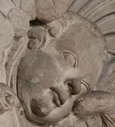 Zdjęcie nr 155: Nagrobek Grzegorza i Katarzyny Branickich znajduje się w kaplicy rodowej pod wezwaniem Najświętszej Marii Panny, na ścianie południowej, naprzeciwko wejścia. Składa się z trójosiowego cokołu i potrójnej filarowo-kolumnowej arkady z klęczącymi postaciami zmarłych po bokach adorujących znajdującą się pośrodku scenę ze zmartwychwstałym Chrystusem ukazującym się niewiernemu Tomaszowi. Całość wieńczy półkolista arkada z herbami Gryf i Kotwicz i tablicami inskrypcyjnymi. 
Dolna część artykułowa lizenami ozdobionymi motywami kandelabrowymi. W polu środkowym czaszka ze skrzyżowanymi piszczelami z inskrypcją w górnej i dolnej części: „POWIEDZ SVIETA [M]ADROSCI IESLI ZE SMIERC ZIWA / CZI MARTWA IESLI MARTWA CZEMV ZIWĄ BIWA / MALOWANA A IESLI ZIWA SMIERCIĄ CZEMV / ZOWIĄ IĄ NAD TO ZYWOT PRZECZ BIERZE KOZI/DEMV / TA IEST NA TWE PITANIE ODPOWIEC PRAWDZIWA / GDI TI ZYESZ SMIERC MARTVA GDY VMIERAS ZIWA / A IESLI ZLA CZI DOBRA CHCZES WIEDZIEC LI O TYM / IAKIS SĄM TAKĄ SMIELE SMIERC MIEĆ BĘDZIESZ PO TYM”. Na lewym polu inskrypcja „CO ZA DZIW ZEM POPIOLEM / WIEDZCIE ZESCIE WY / IAKO IA TENZE POPIOL, TO / IEDNO ZE ZYWY / BO GDIM SIĘ W PROCH ROSSIPAL / DOPIROM PRAWDZIWIE DOSZEDL, ZE CZLOWIEK TYMZE / PROCHEM CHOCIA ZYWIE / PATRZ ZE ZYWY POPIELIE A / TO POMNI SOBIE / ZES NA SWIECIE POPIOLEM / POPIOLEM I W GROBIE / A ZASZ NIEWIES CZYMEM BYL / A TERAZEM IAKI / OGLIANDAI, VWAZAIACZ ZE / SAM BEDZIESZ TAKI / BYLEM TERAS MIE NIE MASZ / IAK BIM TISZ NA SWIECIE / NIE BYL WY DZIS IESTESCIE / IUTRO NIEBEDZIECIE”. W polu cokołu „KTO TV LEZY POBOZNOSC / CNOTA OBYCZAIE / IAKICH NIERYCHLO VIZRĄ / BLISKO LEGLE KRAIE / IAKOSZ IE TAK MALY KĄT / MOGL ZACHOWAC W SOBIE / CZOSZ ALBO CNOTI LVCZKIE / GRZEBIĄ SCZIALEM W GROBIE / TILKOC TV CIALO LIEZY LIECZ / DVSZA W PRZESTRONE / NIEBIESKIE GMACHI WESŁA / KĘDI NIEZLICZONE / LATA POWIEDZIE. CZEMV IZE / MATKĄ BYLA / NIERZKAC POTOMSTWV ALIE / I SIROTOM SILA / TAKCI ZYWOT ZYWOTEM BYWA ZAKVPIONY / DOBRI FRIMARK DAC PLOCHI / ZA ON NIESKONCZONY”. Cokół zamyka wąski, silnie wysunięty gzyms z kimationem jońskim.
Trójosiowy podział nagrobka jest zachowany w partii środkowej, składającej się z trzech arkadowych wnęk, z których środkowa ujęta jest wolnostojącymi kolumnami jońskimi pokrytymi spiralnie ułożonymi pasami z motywem wici roślinnej, a sąsiednie od zewnątrz flankowane filarami pokrytymi motywami kandelabrowymi. W niezbyt głębokich niszach, których podniebienia zdobią kasetony z rozetami w kluczach uskrzydlone główki aniołków umieszczono wykonane w marmurze pińczowskim płaskorzeźby Chrystusa Zmartwychwstałego i adorujących go zmarłych, Grzegorza i Katarzynę Branickich. 
Zbawiciel jest ujęty całopostaciowo, frontalnie, w niewielkim wykroku, z głową zwróconą lekko do klęczącego po prawej stronie św. Tomasza. Jego ciało jest smukłe, wąskie w ramionach, z zaznaczonymi żebrami i mięśniami, osłonięte przewiązaną na biodrach szatą i płaszczem na lewym ramieniu. Chrystus ma pociągłą twarz, o wysokim czole, szerokich kościach policzkowych, wydatnym nosie i z głębokimi oczodołami. Przedstawiony został z długimi wąsami i brodą oraz opadającymi na ramiona, kręconymi włosami. W lewej ręce trzyma chorągiew i podtrzymuje szatę, a prawą rękę ma opuszczoną ku dołowi. 
Święty Tomasz ukazany jest z profilu, w szacie podwójnie przewiązanej w pasie sznurem i przerzuconym przez lewe ramie płaszczem. Twarz z brodą i długimi włosami, odwrócona w stronę Chrystusa. Do góry unosi również prawą rękę, zachowaną tylko do łokcia, lewą rękę trzyma ponad pasem. Figura mężczyzny wyrzeźbiona w kamieniu, polichromowana, przysłania wieniec z obłoków i uskrzydlonych głów puttów otaczający Chrystusa. 
Postacie stoją na podwójnym postumencie. W jego górnej części wyryto sentencję łacińską na prostokątnej tablicy umieszczonej w ozdobnym kartuszu, z zawiniętym spiralnie wycięciem krawędzi górnej i z dodaną w krawędzi dolnej główką uskrzydlonego putta. Napis na postumencie: „PER QVEM ET NOS / RESVRGERE DEVOTA / MENTE, CREDIMVS”. Na płycie poniżej płaskorzeźbione, leżące na prawym boku putto podpierające głowę na prawej ręce, natomiast w lewej trzymające klepsydrę. Nagie ciało, lekko przysłonięte draperią, spoczywa na poduszce z dwoma pomponami. Prawa noga jest wyprostowana, lewa zgięta w kolanie. Twarz pucołowata, z otwartymi oczami, otoczona gęstymi puklami loków. Przed dzieckiem leży czaszka. Nad nim znajduje się grawerowany kartusz z napisem: „HODIE MIHI / CRAS TIBI”. 
W arkadzie po lewej stronie przedstawiony został w trzech czwartych, zwrócony ramionami do widza Grzegorz Branicki. Postać klęczy na poduszce, szerokie dłonie złożone ma razem na piersiach, a głowę lekko uniesioną. Twarz Branickiego o pociągłych rysach, szerokich kościach policzkowych i dużych oczach, z wysokim czołem przysłoniętym zaczesanymi do przodu włosami. Ukazany z wąsami i długą, pofalowaną brodą. Ubrany jest w pełną, dekorowaną zbroję, spod której wystaje jaka i nogawice. Na szyi zawieszony łańcuch, a u stóp ostrogi. Przy nogach Branickiego leżą rękawice i hełm z trzema piórami. Nad głową wznoszą się panoplia, złożone z okrągłej tarczy i skrzyżowanych miecza, szabli, buławy, łuku, kołczanu ze strzałami i włóczni.
Po lewej stronie arkadę wypełnia ujęta z profilu, postać klęczącej na dwóch kolanach Katarzyny Branickiej. Jest ubrana w długą szubę, opadającą sztywnymi, rozchodzącymi się fałdami, u dołu załamującymi się, które zasłaniają sylwetkę. Na głowie ma czepiec przysłaniający włosy i podwikę. Twarz o łagodnych rysach, z długim nosem, małymi ustami i lekko zadartym podbródkiem. Ręce złożone razem na piersiach. Na palcach wskazującym i serdecznym lewej dłoni pierścienie, a ponad nadgarstkiem czterokrotnie nawinięty różaniec. Ponad figurą płaskorzeźbione tondo z Matką Boską z Dzieciątkiem otoczonymi wieńcem obłoków. Maria siedzi, ubrana w długą suknię, z welonem na głowie, z płaszczem zarzuconym na ramiona, którym lekko okrywa nagie Dzieciątko.
Zwieńczenie nagrobka o brzegach inkrustowanych marmurowymi kołami i elipsami, ujęte ornamentalnymi uszami, jest zakończone pasem z zawijającymi się do środkami kartuszami i równolegle ułożonymi liśćmi akantu. Tympanon wypełnia dekoracja złożona z czterech kartuszy: dwóch owalnych na tle paludamentu, zwieńczonych uskrzydloną główką anioła z godłami herbów Gryf i Kotwicz i dwóch podłużnych z inskrypcjami. Na tablicy po lewej stronie inskrypcja: „MAGNIFICO D(OMI)NO GREGORIO A RUSCA BRANICZKI OLIM VENA/TORI ET BURGRABIO CRAC(OVIENSI) CAPITANEO NIEPOŁOMIECEN(SI) VIRO / INTEGERRIMO DE REGIBVS SVIS ET RE PVB(LICA) BENE MERITO RELIGIO/NIS CATHOLICE AMANTISSIMO AMICIS FIDELISSIMO, OMNIBVS AFFABI/LI ET BENIGNO JOANNES A RUSCA BRANICZKI VENATOR CRACO(VIENSIS) CAPITANEVS NIEPOŁOMICEN(SI) MESTVS FILIUS PARENTI CHA/RISSIMO POSVIT OBYT 9 MAII A(NNO) D(OMINI) 1595 AETATIS SUE 60”. Napis wykuty po prawej stronie: “MAGNIFICAE D(OMI)NE CATHARINAE MAGNIFICI OLIM D(OMI)NI AUGUSTINI / KOTFICZ D(OMINI) SIGISMVNDI I POLONIAE REGIS STABVLI PREFECTI / VEXILIFERISQUE CURIE ET BURGRABY CRACO(VIENSIS) FILIE MATRONAE / LECTISSIME QVE CVM PVDORE ET MORVM MIRA ELEGANTIA / MARITI SUMMUM AMOREM VIRTUTE ET MODESTIA OMNIVM BENE/VOLENTIAM MERVISSET ACERBISSIMA MORTE AB OCVLIS EREPTA EST / IDEM FILIUS MATRI AMANTISSIME CVM LACRIMIS POSVIT. OBYT / 8 OCTOBRIS A(NNO) D)OMINI) 1588 AETATIS SUE 38". 
