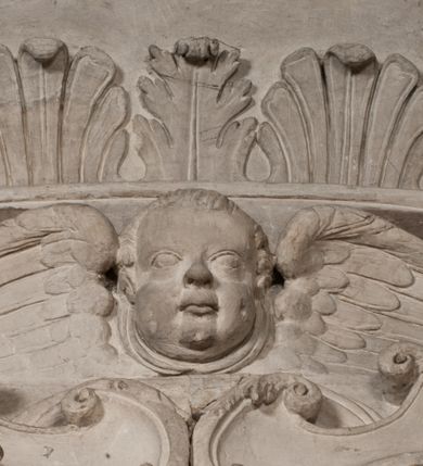 Zdjęcie nr 159: Nagrobek Grzegorza i Katarzyny Branickich znajduje się w kaplicy rodowej pod wezwaniem Najświętszej Marii Panny, na ścianie południowej, naprzeciwko wejścia. Składa się z trójosiowego cokołu i potrójnej filarowo-kolumnowej arkady z klęczącymi postaciami zmarłych po bokach adorujących znajdującą się pośrodku scenę ze zmartwychwstałym Chrystusem ukazującym się niewiernemu Tomaszowi. Całość wieńczy półkolista arkada z herbami Gryf i Kotwicz i tablicami inskrypcyjnymi. 
Dolna część artykułowa lizenami ozdobionymi motywami kandelabrowymi. W polu środkowym czaszka ze skrzyżowanymi piszczelami z inskrypcją w górnej i dolnej części: „POWIEDZ SVIETA [M]ADROSCI IESLI ZE SMIERC ZIWA / CZI MARTWA IESLI MARTWA CZEMV ZIWĄ BIWA / MALOWANA A IESLI ZIWA SMIERCIĄ CZEMV / ZOWIĄ IĄ NAD TO ZYWOT PRZECZ BIERZE KOZI/DEMV / TA IEST NA TWE PITANIE ODPOWIEC PRAWDZIWA / GDI TI ZYESZ SMIERC MARTVA GDY VMIERAS ZIWA / A IESLI ZLA CZI DOBRA CHCZES WIEDZIEC LI O TYM / IAKIS SĄM TAKĄ SMIELE SMIERC MIEĆ BĘDZIESZ PO TYM”. Na lewym polu inskrypcja „CO ZA DZIW ZEM POPIOLEM / WIEDZCIE ZESCIE WY / IAKO IA TENZE POPIOL, TO / IEDNO ZE ZYWY / BO GDIM SIĘ W PROCH ROSSIPAL / DOPIROM PRAWDZIWIE DOSZEDL, ZE CZLOWIEK TYMZE / PROCHEM CHOCIA ZYWIE / PATRZ ZE ZYWY POPIELIE A / TO POMNI SOBIE / ZES NA SWIECIE POPIOLEM / POPIOLEM I W GROBIE / A ZASZ NIEWIES CZYMEM BYL / A TERAZEM IAKI / OGLIANDAI, VWAZAIACZ ZE / SAM BEDZIESZ TAKI / BYLEM TERAS MIE NIE MASZ / IAK BIM TISZ NA SWIECIE / NIE BYL WY DZIS IESTESCIE / IUTRO NIEBEDZIECIE”. W polu cokołu „KTO TV LEZY POBOZNOSC / CNOTA OBYCZAIE / IAKICH NIERYCHLO VIZRĄ / BLISKO LEGLE KRAIE / IAKOSZ IE TAK MALY KĄT / MOGL ZACHOWAC W SOBIE / CZOSZ ALBO CNOTI LVCZKIE / GRZEBIĄ SCZIALEM W GROBIE / TILKOC TV CIALO LIEZY LIECZ / DVSZA W PRZESTRONE / NIEBIESKIE GMACHI WESŁA / KĘDI NIEZLICZONE / LATA POWIEDZIE. CZEMV IZE / MATKĄ BYLA / NIERZKAC POTOMSTWV ALIE / I SIROTOM SILA / TAKCI ZYWOT ZYWOTEM BYWA ZAKVPIONY / DOBRI FRIMARK DAC PLOCHI / ZA ON NIESKONCZONY”. Cokół zamyka wąski, silnie wysunięty gzyms z kimationem jońskim.
Trójosiowy podział nagrobka jest zachowany w partii środkowej, składającej się z trzech arkadowych wnęk, z których środkowa ujęta jest wolnostojącymi kolumnami jońskimi pokrytymi spiralnie ułożonymi pasami z motywem wici roślinnej, a sąsiednie od zewnątrz flankowane filarami pokrytymi motywami kandelabrowymi. W niezbyt głębokich niszach, których podniebienia zdobią kasetony z rozetami w kluczach uskrzydlone główki aniołków umieszczono wykonane w marmurze pińczowskim płaskorzeźby Chrystusa Zmartwychwstałego i adorujących go zmarłych, Grzegorza i Katarzynę Branickich. 
Zbawiciel jest ujęty całopostaciowo, frontalnie, w niewielkim wykroku, z głową zwróconą lekko do klęczącego po prawej stronie św. Tomasza. Jego ciało jest smukłe, wąskie w ramionach, z zaznaczonymi żebrami i mięśniami, osłonięte przewiązaną na biodrach szatą i płaszczem na lewym ramieniu. Chrystus ma pociągłą twarz, o wysokim czole, szerokich kościach policzkowych, wydatnym nosie i z głębokimi oczodołami. Przedstawiony został z długimi wąsami i brodą oraz opadającymi na ramiona, kręconymi włosami. W lewej ręce trzyma chorągiew i podtrzymuje szatę, a prawą rękę ma opuszczoną ku dołowi. 
Święty Tomasz ukazany jest z profilu, w szacie podwójnie przewiązanej w pasie sznurem i przerzuconym przez lewe ramie płaszczem. Twarz z brodą i długimi włosami, odwrócona w stronę Chrystusa. Do góry unosi również prawą rękę, zachowaną tylko do łokcia, lewą rękę trzyma ponad pasem. Figura mężczyzny wyrzeźbiona w kamieniu, polichromowana, przysłania wieniec z obłoków i uskrzydlonych głów puttów otaczający Chrystusa. 
Postacie stoją na podwójnym postumencie. W jego górnej części wyryto sentencję łacińską na prostokątnej tablicy umieszczonej w ozdobnym kartuszu, z zawiniętym spiralnie wycięciem krawędzi górnej i z dodaną w krawędzi dolnej główką uskrzydlonego putta. Napis na postumencie: „PER QVEM ET NOS / RESVRGERE DEVOTA / MENTE, CREDIMVS”. Na płycie poniżej płaskorzeźbione, leżące na prawym boku putto podpierające głowę na prawej ręce, natomiast w lewej trzymające klepsydrę. Nagie ciało, lekko przysłonięte draperią, spoczywa na poduszce z dwoma pomponami. Prawa noga jest wyprostowana, lewa zgięta w kolanie. Twarz pucołowata, z otwartymi oczami, otoczona gęstymi puklami loków. Przed dzieckiem leży czaszka. Nad nim znajduje się grawerowany kartusz z napisem: „HODIE MIHI / CRAS TIBI”. 
W arkadzie po lewej stronie przedstawiony został w trzech czwartych, zwrócony ramionami do widza Grzegorz Branicki. Postać klęczy na poduszce, szerokie dłonie złożone ma razem na piersiach, a głowę lekko uniesioną. Twarz Branickiego o pociągłych rysach, szerokich kościach policzkowych i dużych oczach, z wysokim czołem przysłoniętym zaczesanymi do przodu włosami. Ukazany z wąsami i długą, pofalowaną brodą. Ubrany jest w pełną, dekorowaną zbroję, spod której wystaje jaka i nogawice. Na szyi zawieszony łańcuch, a u stóp ostrogi. Przy nogach Branickiego leżą rękawice i hełm z trzema piórami. Nad głową wznoszą się panoplia, złożone z okrągłej tarczy i skrzyżowanych miecza, szabli, buławy, łuku, kołczanu ze strzałami i włóczni.
Po lewej stronie arkadę wypełnia ujęta z profilu, postać klęczącej na dwóch kolanach Katarzyny Branickiej. Jest ubrana w długą szubę, opadającą sztywnymi, rozchodzącymi się fałdami, u dołu załamującymi się, które zasłaniają sylwetkę. Na głowie ma czepiec przysłaniający włosy i podwikę. Twarz o łagodnych rysach, z długim nosem, małymi ustami i lekko zadartym podbródkiem. Ręce złożone razem na piersiach. Na palcach wskazującym i serdecznym lewej dłoni pierścienie, a ponad nadgarstkiem czterokrotnie nawinięty różaniec. Ponad figurą płaskorzeźbione tondo z Matką Boską z Dzieciątkiem otoczonymi wieńcem obłoków. Maria siedzi, ubrana w długą suknię, z welonem na głowie, z płaszczem zarzuconym na ramiona, którym lekko okrywa nagie Dzieciątko.
Zwieńczenie nagrobka o brzegach inkrustowanych marmurowymi kołami i elipsami, ujęte ornamentalnymi uszami, jest zakończone pasem z zawijającymi się do środkami kartuszami i równolegle ułożonymi liśćmi akantu. Tympanon wypełnia dekoracja złożona z czterech kartuszy: dwóch owalnych na tle paludamentu, zwieńczonych uskrzydloną główką anioła z godłami herbów Gryf i Kotwicz i dwóch podłużnych z inskrypcjami. Na tablicy po lewej stronie inskrypcja: „MAGNIFICO D(OMI)NO GREGORIO A RUSCA BRANICZKI OLIM VENA/TORI ET BURGRABIO CRAC(OVIENSI) CAPITANEO NIEPOŁOMIECEN(SI) VIRO / INTEGERRIMO DE REGIBVS SVIS ET RE PVB(LICA) BENE MERITO RELIGIO/NIS CATHOLICE AMANTISSIMO AMICIS FIDELISSIMO, OMNIBVS AFFABI/LI ET BENIGNO JOANNES A RUSCA BRANICZKI VENATOR CRACO(VIENSIS) CAPITANEVS NIEPOŁOMICEN(SI) MESTVS FILIUS PARENTI CHA/RISSIMO POSVIT OBYT 9 MAII A(NNO) D(OMINI) 1595 AETATIS SUE 60”. Napis wykuty po prawej stronie: “MAGNIFICAE D(OMI)NE CATHARINAE MAGNIFICI OLIM D(OMI)NI AUGUSTINI / KOTFICZ D(OMINI) SIGISMVNDI I POLONIAE REGIS STABVLI PREFECTI / VEXILIFERISQUE CURIE ET BURGRABY CRACO(VIENSIS) FILIE MATRONAE / LECTISSIME QVE CVM PVDORE ET MORVM MIRA ELEGANTIA / MARITI SUMMUM AMOREM VIRTUTE ET MODESTIA OMNIVM BENE/VOLENTIAM MERVISSET ACERBISSIMA MORTE AB OCVLIS EREPTA EST / IDEM FILIUS MATRI AMANTISSIME CVM LACRIMIS POSVIT. OBYT / 8 OCTOBRIS A(NNO) D)OMINI) 1588 AETATIS SUE 38&quot;. 
