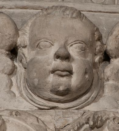 Zdjęcie nr 157: Nagrobek Grzegorza i Katarzyny Branickich znajduje się w kaplicy rodowej pod wezwaniem Najświętszej Marii Panny, na ścianie południowej, naprzeciwko wejścia. Składa się z trójosiowego cokołu i potrójnej filarowo-kolumnowej arkady z klęczącymi postaciami zmarłych po bokach adorujących znajdującą się pośrodku scenę ze zmartwychwstałym Chrystusem ukazującym się niewiernemu Tomaszowi. Całość wieńczy półkolista arkada z herbami Gryf i Kotwicz i tablicami inskrypcyjnymi. 
Dolna część artykułowa lizenami ozdobionymi motywami kandelabrowymi. W polu środkowym czaszka ze skrzyżowanymi piszczelami z inskrypcją w górnej i dolnej części: „POWIEDZ SVIETA [M]ADROSCI IESLI ZE SMIERC ZIWA / CZI MARTWA IESLI MARTWA CZEMV ZIWĄ BIWA / MALOWANA A IESLI ZIWA SMIERCIĄ CZEMV / ZOWIĄ IĄ NAD TO ZYWOT PRZECZ BIERZE KOZI/DEMV / TA IEST NA TWE PITANIE ODPOWIEC PRAWDZIWA / GDI TI ZYESZ SMIERC MARTVA GDY VMIERAS ZIWA / A IESLI ZLA CZI DOBRA CHCZES WIEDZIEC LI O TYM / IAKIS SĄM TAKĄ SMIELE SMIERC MIEĆ BĘDZIESZ PO TYM”. Na lewym polu inskrypcja „CO ZA DZIW ZEM POPIOLEM / WIEDZCIE ZESCIE WY / IAKO IA TENZE POPIOL, TO / IEDNO ZE ZYWY / BO GDIM SIĘ W PROCH ROSSIPAL / DOPIROM PRAWDZIWIE DOSZEDL, ZE CZLOWIEK TYMZE / PROCHEM CHOCIA ZYWIE / PATRZ ZE ZYWY POPIELIE A / TO POMNI SOBIE / ZES NA SWIECIE POPIOLEM / POPIOLEM I W GROBIE / A ZASZ NIEWIES CZYMEM BYL / A TERAZEM IAKI / OGLIANDAI, VWAZAIACZ ZE / SAM BEDZIESZ TAKI / BYLEM TERAS MIE NIE MASZ / IAK BIM TISZ NA SWIECIE / NIE BYL WY DZIS IESTESCIE / IUTRO NIEBEDZIECIE”. W polu cokołu „KTO TV LEZY POBOZNOSC / CNOTA OBYCZAIE / IAKICH NIERYCHLO VIZRĄ / BLISKO LEGLE KRAIE / IAKOSZ IE TAK MALY KĄT / MOGL ZACHOWAC W SOBIE / CZOSZ ALBO CNOTI LVCZKIE / GRZEBIĄ SCZIALEM W GROBIE / TILKOC TV CIALO LIEZY LIECZ / DVSZA W PRZESTRONE / NIEBIESKIE GMACHI WESŁA / KĘDI NIEZLICZONE / LATA POWIEDZIE. CZEMV IZE / MATKĄ BYLA / NIERZKAC POTOMSTWV ALIE / I SIROTOM SILA / TAKCI ZYWOT ZYWOTEM BYWA ZAKVPIONY / DOBRI FRIMARK DAC PLOCHI / ZA ON NIESKONCZONY”. Cokół zamyka wąski, silnie wysunięty gzyms z kimationem jońskim.
Trójosiowy podział nagrobka jest zachowany w partii środkowej, składającej się z trzech arkadowych wnęk, z których środkowa ujęta jest wolnostojącymi kolumnami jońskimi pokrytymi spiralnie ułożonymi pasami z motywem wici roślinnej, a sąsiednie od zewnątrz flankowane filarami pokrytymi motywami kandelabrowymi. W niezbyt głębokich niszach, których podniebienia zdobią kasetony z rozetami w kluczach uskrzydlone główki aniołków umieszczono wykonane w marmurze pińczowskim płaskorzeźby Chrystusa Zmartwychwstałego i adorujących go zmarłych, Grzegorza i Katarzynę Branickich. 
Zbawiciel jest ujęty całopostaciowo, frontalnie, w niewielkim wykroku, z głową zwróconą lekko do klęczącego po prawej stronie św. Tomasza. Jego ciało jest smukłe, wąskie w ramionach, z zaznaczonymi żebrami i mięśniami, osłonięte przewiązaną na biodrach szatą i płaszczem na lewym ramieniu. Chrystus ma pociągłą twarz, o wysokim czole, szerokich kościach policzkowych, wydatnym nosie i z głębokimi oczodołami. Przedstawiony został z długimi wąsami i brodą oraz opadającymi na ramiona, kręconymi włosami. W lewej ręce trzyma chorągiew i podtrzymuje szatę, a prawą rękę ma opuszczoną ku dołowi. 
Święty Tomasz ukazany jest z profilu, w szacie podwójnie przewiązanej w pasie sznurem i przerzuconym przez lewe ramie płaszczem. Twarz z brodą i długimi włosami, odwrócona w stronę Chrystusa. Do góry unosi również prawą rękę, zachowaną tylko do łokcia, lewą rękę trzyma ponad pasem. Figura mężczyzny wyrzeźbiona w kamieniu, polichromowana, przysłania wieniec z obłoków i uskrzydlonych głów puttów otaczający Chrystusa. 
Postacie stoją na podwójnym postumencie. W jego górnej części wyryto sentencję łacińską na prostokątnej tablicy umieszczonej w ozdobnym kartuszu, z zawiniętym spiralnie wycięciem krawędzi górnej i z dodaną w krawędzi dolnej główką uskrzydlonego putta. Napis na postumencie: „PER QVEM ET NOS / RESVRGERE DEVOTA / MENTE, CREDIMVS”. Na płycie poniżej płaskorzeźbione, leżące na prawym boku putto podpierające głowę na prawej ręce, natomiast w lewej trzymające klepsydrę. Nagie ciało, lekko przysłonięte draperią, spoczywa na poduszce z dwoma pomponami. Prawa noga jest wyprostowana, lewa zgięta w kolanie. Twarz pucołowata, z otwartymi oczami, otoczona gęstymi puklami loków. Przed dzieckiem leży czaszka. Nad nim znajduje się grawerowany kartusz z napisem: „HODIE MIHI / CRAS TIBI”. 
W arkadzie po lewej stronie przedstawiony został w trzech czwartych, zwrócony ramionami do widza Grzegorz Branicki. Postać klęczy na poduszce, szerokie dłonie złożone ma razem na piersiach, a głowę lekko uniesioną. Twarz Branickiego o pociągłych rysach, szerokich kościach policzkowych i dużych oczach, z wysokim czołem przysłoniętym zaczesanymi do przodu włosami. Ukazany z wąsami i długą, pofalowaną brodą. Ubrany jest w pełną, dekorowaną zbroję, spod której wystaje jaka i nogawice. Na szyi zawieszony łańcuch, a u stóp ostrogi. Przy nogach Branickiego leżą rękawice i hełm z trzema piórami. Nad głową wznoszą się panoplia, złożone z okrągłej tarczy i skrzyżowanych miecza, szabli, buławy, łuku, kołczanu ze strzałami i włóczni.
Po lewej stronie arkadę wypełnia ujęta z profilu, postać klęczącej na dwóch kolanach Katarzyny Branickiej. Jest ubrana w długą szubę, opadającą sztywnymi, rozchodzącymi się fałdami, u dołu załamującymi się, które zasłaniają sylwetkę. Na głowie ma czepiec przysłaniający włosy i podwikę. Twarz o łagodnych rysach, z długim nosem, małymi ustami i lekko zadartym podbródkiem. Ręce złożone razem na piersiach. Na palcach wskazującym i serdecznym lewej dłoni pierścienie, a ponad nadgarstkiem czterokrotnie nawinięty różaniec. Ponad figurą płaskorzeźbione tondo z Matką Boską z Dzieciątkiem otoczonymi wieńcem obłoków. Maria siedzi, ubrana w długą suknię, z welonem na głowie, z płaszczem zarzuconym na ramiona, którym lekko okrywa nagie Dzieciątko.
Zwieńczenie nagrobka o brzegach inkrustowanych marmurowymi kołami i elipsami, ujęte ornamentalnymi uszami, jest zakończone pasem z zawijającymi się do środkami kartuszami i równolegle ułożonymi liśćmi akantu. Tympanon wypełnia dekoracja złożona z czterech kartuszy: dwóch owalnych na tle paludamentu, zwieńczonych uskrzydloną główką anioła z godłami herbów Gryf i Kotwicz i dwóch podłużnych z inskrypcjami. Na tablicy po lewej stronie inskrypcja: „MAGNIFICO D(OMI)NO GREGORIO A RUSCA BRANICZKI OLIM VENA/TORI ET BURGRABIO CRAC(OVIENSI) CAPITANEO NIEPOŁOMIECEN(SI) VIRO / INTEGERRIMO DE REGIBVS SVIS ET RE PVB(LICA) BENE MERITO RELIGIO/NIS CATHOLICE AMANTISSIMO AMICIS FIDELISSIMO, OMNIBVS AFFABI/LI ET BENIGNO JOANNES A RUSCA BRANICZKI VENATOR CRACO(VIENSIS) CAPITANEVS NIEPOŁOMICEN(SI) MESTVS FILIUS PARENTI CHA/RISSIMO POSVIT OBYT 9 MAII A(NNO) D(OMINI) 1595 AETATIS SUE 60”. Napis wykuty po prawej stronie: “MAGNIFICAE D(OMI)NE CATHARINAE MAGNIFICI OLIM D(OMI)NI AUGUSTINI / KOTFICZ D(OMINI) SIGISMVNDI I POLONIAE REGIS STABVLI PREFECTI / VEXILIFERISQUE CURIE ET BURGRABY CRACO(VIENSIS) FILIE MATRONAE / LECTISSIME QVE CVM PVDORE ET MORVM MIRA ELEGANTIA / MARITI SUMMUM AMOREM VIRTUTE ET MODESTIA OMNIVM BENE/VOLENTIAM MERVISSET ACERBISSIMA MORTE AB OCVLIS EREPTA EST / IDEM FILIUS MATRI AMANTISSIME CVM LACRIMIS POSVIT. OBYT / 8 OCTOBRIS A(NNO) D)OMINI) 1588 AETATIS SUE 38&quot;. 
