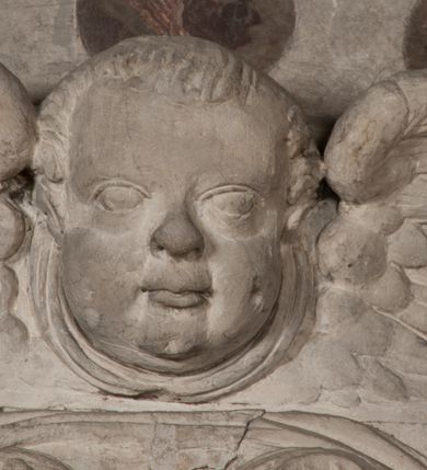 Zdjęcie nr 158: Nagrobek Grzegorza i Katarzyny Branickich znajduje się w kaplicy rodowej pod wezwaniem Najświętszej Marii Panny, na ścianie południowej, naprzeciwko wejścia. Składa się z trójosiowego cokołu i potrójnej filarowo-kolumnowej arkady z klęczącymi postaciami zmarłych po bokach adorujących znajdującą się pośrodku scenę ze zmartwychwstałym Chrystusem ukazującym się niewiernemu Tomaszowi. Całość wieńczy półkolista arkada z herbami Gryf i Kotwicz i tablicami inskrypcyjnymi. 
Dolna część artykułowa lizenami ozdobionymi motywami kandelabrowymi. W polu środkowym czaszka ze skrzyżowanymi piszczelami z inskrypcją w górnej i dolnej części: „POWIEDZ SVIETA [M]ADROSCI IESLI ZE SMIERC ZIWA / CZI MARTWA IESLI MARTWA CZEMV ZIWĄ BIWA / MALOWANA A IESLI ZIWA SMIERCIĄ CZEMV / ZOWIĄ IĄ NAD TO ZYWOT PRZECZ BIERZE KOZI/DEMV / TA IEST NA TWE PITANIE ODPOWIEC PRAWDZIWA / GDI TI ZYESZ SMIERC MARTVA GDY VMIERAS ZIWA / A IESLI ZLA CZI DOBRA CHCZES WIEDZIEC LI O TYM / IAKIS SĄM TAKĄ SMIELE SMIERC MIEĆ BĘDZIESZ PO TYM”. Na lewym polu inskrypcja „CO ZA DZIW ZEM POPIOLEM / WIEDZCIE ZESCIE WY / IAKO IA TENZE POPIOL, TO / IEDNO ZE ZYWY / BO GDIM SIĘ W PROCH ROSSIPAL / DOPIROM PRAWDZIWIE DOSZEDL, ZE CZLOWIEK TYMZE / PROCHEM CHOCIA ZYWIE / PATRZ ZE ZYWY POPIELIE A / TO POMNI SOBIE / ZES NA SWIECIE POPIOLEM / POPIOLEM I W GROBIE / A ZASZ NIEWIES CZYMEM BYL / A TERAZEM IAKI / OGLIANDAI, VWAZAIACZ ZE / SAM BEDZIESZ TAKI / BYLEM TERAS MIE NIE MASZ / IAK BIM TISZ NA SWIECIE / NIE BYL WY DZIS IESTESCIE / IUTRO NIEBEDZIECIE”. W polu cokołu „KTO TV LEZY POBOZNOSC / CNOTA OBYCZAIE / IAKICH NIERYCHLO VIZRĄ / BLISKO LEGLE KRAIE / IAKOSZ IE TAK MALY KĄT / MOGL ZACHOWAC W SOBIE / CZOSZ ALBO CNOTI LVCZKIE / GRZEBIĄ SCZIALEM W GROBIE / TILKOC TV CIALO LIEZY LIECZ / DVSZA W PRZESTRONE / NIEBIESKIE GMACHI WESŁA / KĘDI NIEZLICZONE / LATA POWIEDZIE. CZEMV IZE / MATKĄ BYLA / NIERZKAC POTOMSTWV ALIE / I SIROTOM SILA / TAKCI ZYWOT ZYWOTEM BYWA ZAKVPIONY / DOBRI FRIMARK DAC PLOCHI / ZA ON NIESKONCZONY”. Cokół zamyka wąski, silnie wysunięty gzyms z kimationem jońskim.
Trójosiowy podział nagrobka jest zachowany w partii środkowej, składającej się z trzech arkadowych wnęk, z których środkowa ujęta jest wolnostojącymi kolumnami jońskimi pokrytymi spiralnie ułożonymi pasami z motywem wici roślinnej, a sąsiednie od zewnątrz flankowane filarami pokrytymi motywami kandelabrowymi. W niezbyt głębokich niszach, których podniebienia zdobią kasetony z rozetami w kluczach uskrzydlone główki aniołków umieszczono wykonane w marmurze pińczowskim płaskorzeźby Chrystusa Zmartwychwstałego i adorujących go zmarłych, Grzegorza i Katarzynę Branickich. 
Zbawiciel jest ujęty całopostaciowo, frontalnie, w niewielkim wykroku, z głową zwróconą lekko do klęczącego po prawej stronie św. Tomasza. Jego ciało jest smukłe, wąskie w ramionach, z zaznaczonymi żebrami i mięśniami, osłonięte przewiązaną na biodrach szatą i płaszczem na lewym ramieniu. Chrystus ma pociągłą twarz, o wysokim czole, szerokich kościach policzkowych, wydatnym nosie i z głębokimi oczodołami. Przedstawiony został z długimi wąsami i brodą oraz opadającymi na ramiona, kręconymi włosami. W lewej ręce trzyma chorągiew i podtrzymuje szatę, a prawą rękę ma opuszczoną ku dołowi. 
Święty Tomasz ukazany jest z profilu, w szacie podwójnie przewiązanej w pasie sznurem i przerzuconym przez lewe ramie płaszczem. Twarz z brodą i długimi włosami, odwrócona w stronę Chrystusa. Do góry unosi również prawą rękę, zachowaną tylko do łokcia, lewą rękę trzyma ponad pasem. Figura mężczyzny wyrzeźbiona w kamieniu, polichromowana, przysłania wieniec z obłoków i uskrzydlonych głów puttów otaczający Chrystusa. 
Postacie stoją na podwójnym postumencie. W jego górnej części wyryto sentencję łacińską na prostokątnej tablicy umieszczonej w ozdobnym kartuszu, z zawiniętym spiralnie wycięciem krawędzi górnej i z dodaną w krawędzi dolnej główką uskrzydlonego putta. Napis na postumencie: „PER QVEM ET NOS / RESVRGERE DEVOTA / MENTE, CREDIMVS”. Na płycie poniżej płaskorzeźbione, leżące na prawym boku putto podpierające głowę na prawej ręce, natomiast w lewej trzymające klepsydrę. Nagie ciało, lekko przysłonięte draperią, spoczywa na poduszce z dwoma pomponami. Prawa noga jest wyprostowana, lewa zgięta w kolanie. Twarz pucołowata, z otwartymi oczami, otoczona gęstymi puklami loków. Przed dzieckiem leży czaszka. Nad nim znajduje się grawerowany kartusz z napisem: „HODIE MIHI / CRAS TIBI”. 
W arkadzie po lewej stronie przedstawiony został w trzech czwartych, zwrócony ramionami do widza Grzegorz Branicki. Postać klęczy na poduszce, szerokie dłonie złożone ma razem na piersiach, a głowę lekko uniesioną. Twarz Branickiego o pociągłych rysach, szerokich kościach policzkowych i dużych oczach, z wysokim czołem przysłoniętym zaczesanymi do przodu włosami. Ukazany z wąsami i długą, pofalowaną brodą. Ubrany jest w pełną, dekorowaną zbroję, spod której wystaje jaka i nogawice. Na szyi zawieszony łańcuch, a u stóp ostrogi. Przy nogach Branickiego leżą rękawice i hełm z trzema piórami. Nad głową wznoszą się panoplia, złożone z okrągłej tarczy i skrzyżowanych miecza, szabli, buławy, łuku, kołczanu ze strzałami i włóczni.
Po lewej stronie arkadę wypełnia ujęta z profilu, postać klęczącej na dwóch kolanach Katarzyny Branickiej. Jest ubrana w długą szubę, opadającą sztywnymi, rozchodzącymi się fałdami, u dołu załamującymi się, które zasłaniają sylwetkę. Na głowie ma czepiec przysłaniający włosy i podwikę. Twarz o łagodnych rysach, z długim nosem, małymi ustami i lekko zadartym podbródkiem. Ręce złożone razem na piersiach. Na palcach wskazującym i serdecznym lewej dłoni pierścienie, a ponad nadgarstkiem czterokrotnie nawinięty różaniec. Ponad figurą płaskorzeźbione tondo z Matką Boską z Dzieciątkiem otoczonymi wieńcem obłoków. Maria siedzi, ubrana w długą suknię, z welonem na głowie, z płaszczem zarzuconym na ramiona, którym lekko okrywa nagie Dzieciątko.
Zwieńczenie nagrobka o brzegach inkrustowanych marmurowymi kołami i elipsami, ujęte ornamentalnymi uszami, jest zakończone pasem z zawijającymi się do środkami kartuszami i równolegle ułożonymi liśćmi akantu. Tympanon wypełnia dekoracja złożona z czterech kartuszy: dwóch owalnych na tle paludamentu, zwieńczonych uskrzydloną główką anioła z godłami herbów Gryf i Kotwicz i dwóch podłużnych z inskrypcjami. Na tablicy po lewej stronie inskrypcja: „MAGNIFICO D(OMI)NO GREGORIO A RUSCA BRANICZKI OLIM VENA/TORI ET BURGRABIO CRAC(OVIENSI) CAPITANEO NIEPOŁOMIECEN(SI) VIRO / INTEGERRIMO DE REGIBVS SVIS ET RE PVB(LICA) BENE MERITO RELIGIO/NIS CATHOLICE AMANTISSIMO AMICIS FIDELISSIMO, OMNIBVS AFFABI/LI ET BENIGNO JOANNES A RUSCA BRANICZKI VENATOR CRACO(VIENSIS) CAPITANEVS NIEPOŁOMICEN(SI) MESTVS FILIUS PARENTI CHA/RISSIMO POSVIT OBYT 9 MAII A(NNO) D(OMINI) 1595 AETATIS SUE 60”. Napis wykuty po prawej stronie: “MAGNIFICAE D(OMI)NE CATHARINAE MAGNIFICI OLIM D(OMI)NI AUGUSTINI / KOTFICZ D(OMINI) SIGISMVNDI I POLONIAE REGIS STABVLI PREFECTI / VEXILIFERISQUE CURIE ET BURGRABY CRACO(VIENSIS) FILIE MATRONAE / LECTISSIME QVE CVM PVDORE ET MORVM MIRA ELEGANTIA / MARITI SUMMUM AMOREM VIRTUTE ET MODESTIA OMNIVM BENE/VOLENTIAM MERVISSET ACERBISSIMA MORTE AB OCVLIS EREPTA EST / IDEM FILIUS MATRI AMANTISSIME CVM LACRIMIS POSVIT. OBYT / 8 OCTOBRIS A(NNO) D)OMINI) 1588 AETATIS SUE 38&quot;. 
