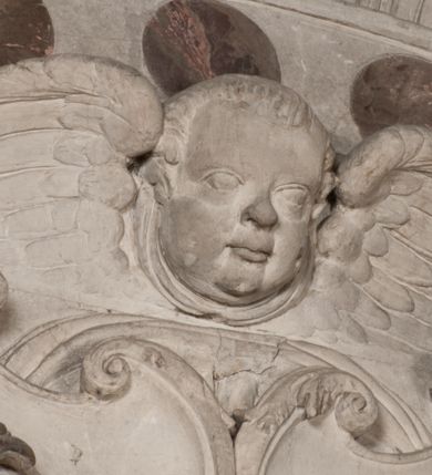 Zdjęcie nr 161: Nagrobek Grzegorza i Katarzyny Branickich znajduje się w kaplicy rodowej pod wezwaniem Najświętszej Marii Panny, na ścianie południowej, naprzeciwko wejścia. Składa się z trójosiowego cokołu i potrójnej filarowo-kolumnowej arkady z klęczącymi postaciami zmarłych po bokach adorujących znajdującą się pośrodku scenę ze zmartwychwstałym Chrystusem ukazującym się niewiernemu Tomaszowi. Całość wieńczy półkolista arkada z herbami Gryf i Kotwicz i tablicami inskrypcyjnymi. 
Dolna część artykułowa lizenami ozdobionymi motywami kandelabrowymi. W polu środkowym czaszka ze skrzyżowanymi piszczelami z inskrypcją w górnej i dolnej części: „POWIEDZ SVIETA [M]ADROSCI IESLI ZE SMIERC ZIWA / CZI MARTWA IESLI MARTWA CZEMV ZIWĄ BIWA / MALOWANA A IESLI ZIWA SMIERCIĄ CZEMV / ZOWIĄ IĄ NAD TO ZYWOT PRZECZ BIERZE KOZI/DEMV / TA IEST NA TWE PITANIE ODPOWIEC PRAWDZIWA / GDI TI ZYESZ SMIERC MARTVA GDY VMIERAS ZIWA / A IESLI ZLA CZI DOBRA CHCZES WIEDZIEC LI O TYM / IAKIS SĄM TAKĄ SMIELE SMIERC MIEĆ BĘDZIESZ PO TYM”. Na lewym polu inskrypcja „CO ZA DZIW ZEM POPIOLEM / WIEDZCIE ZESCIE WY / IAKO IA TENZE POPIOL, TO / IEDNO ZE ZYWY / BO GDIM SIĘ W PROCH ROSSIPAL / DOPIROM PRAWDZIWIE DOSZEDL, ZE CZLOWIEK TYMZE / PROCHEM CHOCIA ZYWIE / PATRZ ZE ZYWY POPIELIE A / TO POMNI SOBIE / ZES NA SWIECIE POPIOLEM / POPIOLEM I W GROBIE / A ZASZ NIEWIES CZYMEM BYL / A TERAZEM IAKI / OGLIANDAI, VWAZAIACZ ZE / SAM BEDZIESZ TAKI / BYLEM TERAS MIE NIE MASZ / IAK BIM TISZ NA SWIECIE / NIE BYL WY DZIS IESTESCIE / IUTRO NIEBEDZIECIE”. W polu cokołu „KTO TV LEZY POBOZNOSC / CNOTA OBYCZAIE / IAKICH NIERYCHLO VIZRĄ / BLISKO LEGLE KRAIE / IAKOSZ IE TAK MALY KĄT / MOGL ZACHOWAC W SOBIE / CZOSZ ALBO CNOTI LVCZKIE / GRZEBIĄ SCZIALEM W GROBIE / TILKOC TV CIALO LIEZY LIECZ / DVSZA W PRZESTRONE / NIEBIESKIE GMACHI WESŁA / KĘDI NIEZLICZONE / LATA POWIEDZIE. CZEMV IZE / MATKĄ BYLA / NIERZKAC POTOMSTWV ALIE / I SIROTOM SILA / TAKCI ZYWOT ZYWOTEM BYWA ZAKVPIONY / DOBRI FRIMARK DAC PLOCHI / ZA ON NIESKONCZONY”. Cokół zamyka wąski, silnie wysunięty gzyms z kimationem jońskim.
Trójosiowy podział nagrobka jest zachowany w partii środkowej, składającej się z trzech arkadowych wnęk, z których środkowa ujęta jest wolnostojącymi kolumnami jońskimi pokrytymi spiralnie ułożonymi pasami z motywem wici roślinnej, a sąsiednie od zewnątrz flankowane filarami pokrytymi motywami kandelabrowymi. W niezbyt głębokich niszach, których podniebienia zdobią kasetony z rozetami w kluczach uskrzydlone główki aniołków umieszczono wykonane w marmurze pińczowskim płaskorzeźby Chrystusa Zmartwychwstałego i adorujących go zmarłych, Grzegorza i Katarzynę Branickich. 
Zbawiciel jest ujęty całopostaciowo, frontalnie, w niewielkim wykroku, z głową zwróconą lekko do klęczącego po prawej stronie św. Tomasza. Jego ciało jest smukłe, wąskie w ramionach, z zaznaczonymi żebrami i mięśniami, osłonięte przewiązaną na biodrach szatą i płaszczem na lewym ramieniu. Chrystus ma pociągłą twarz, o wysokim czole, szerokich kościach policzkowych, wydatnym nosie i z głębokimi oczodołami. Przedstawiony został z długimi wąsami i brodą oraz opadającymi na ramiona, kręconymi włosami. W lewej ręce trzyma chorągiew i podtrzymuje szatę, a prawą rękę ma opuszczoną ku dołowi. 
Święty Tomasz ukazany jest z profilu, w szacie podwójnie przewiązanej w pasie sznurem i przerzuconym przez lewe ramie płaszczem. Twarz z brodą i długimi włosami, odwrócona w stronę Chrystusa. Do góry unosi również prawą rękę, zachowaną tylko do łokcia, lewą rękę trzyma ponad pasem. Figura mężczyzny wyrzeźbiona w kamieniu, polichromowana, przysłania wieniec z obłoków i uskrzydlonych głów puttów otaczający Chrystusa. 
Postacie stoją na podwójnym postumencie. W jego górnej części wyryto sentencję łacińską na prostokątnej tablicy umieszczonej w ozdobnym kartuszu, z zawiniętym spiralnie wycięciem krawędzi górnej i z dodaną w krawędzi dolnej główką uskrzydlonego putta. Napis na postumencie: „PER QVEM ET NOS / RESVRGERE DEVOTA / MENTE, CREDIMVS”. Na płycie poniżej płaskorzeźbione, leżące na prawym boku putto podpierające głowę na prawej ręce, natomiast w lewej trzymające klepsydrę. Nagie ciało, lekko przysłonięte draperią, spoczywa na poduszce z dwoma pomponami. Prawa noga jest wyprostowana, lewa zgięta w kolanie. Twarz pucołowata, z otwartymi oczami, otoczona gęstymi puklami loków. Przed dzieckiem leży czaszka. Nad nim znajduje się grawerowany kartusz z napisem: „HODIE MIHI / CRAS TIBI”. 
W arkadzie po lewej stronie przedstawiony został w trzech czwartych, zwrócony ramionami do widza Grzegorz Branicki. Postać klęczy na poduszce, szerokie dłonie złożone ma razem na piersiach, a głowę lekko uniesioną. Twarz Branickiego o pociągłych rysach, szerokich kościach policzkowych i dużych oczach, z wysokim czołem przysłoniętym zaczesanymi do przodu włosami. Ukazany z wąsami i długą, pofalowaną brodą. Ubrany jest w pełną, dekorowaną zbroję, spod której wystaje jaka i nogawice. Na szyi zawieszony łańcuch, a u stóp ostrogi. Przy nogach Branickiego leżą rękawice i hełm z trzema piórami. Nad głową wznoszą się panoplia, złożone z okrągłej tarczy i skrzyżowanych miecza, szabli, buławy, łuku, kołczanu ze strzałami i włóczni.
Po lewej stronie arkadę wypełnia ujęta z profilu, postać klęczącej na dwóch kolanach Katarzyny Branickiej. Jest ubrana w długą szubę, opadającą sztywnymi, rozchodzącymi się fałdami, u dołu załamującymi się, które zasłaniają sylwetkę. Na głowie ma czepiec przysłaniający włosy i podwikę. Twarz o łagodnych rysach, z długim nosem, małymi ustami i lekko zadartym podbródkiem. Ręce złożone razem na piersiach. Na palcach wskazującym i serdecznym lewej dłoni pierścienie, a ponad nadgarstkiem czterokrotnie nawinięty różaniec. Ponad figurą płaskorzeźbione tondo z Matką Boską z Dzieciątkiem otoczonymi wieńcem obłoków. Maria siedzi, ubrana w długą suknię, z welonem na głowie, z płaszczem zarzuconym na ramiona, którym lekko okrywa nagie Dzieciątko.
Zwieńczenie nagrobka o brzegach inkrustowanych marmurowymi kołami i elipsami, ujęte ornamentalnymi uszami, jest zakończone pasem z zawijającymi się do środkami kartuszami i równolegle ułożonymi liśćmi akantu. Tympanon wypełnia dekoracja złożona z czterech kartuszy: dwóch owalnych na tle paludamentu, zwieńczonych uskrzydloną główką anioła z godłami herbów Gryf i Kotwicz i dwóch podłużnych z inskrypcjami. Na tablicy po lewej stronie inskrypcja: „MAGNIFICO D(OMI)NO GREGORIO A RUSCA BRANICZKI OLIM VENA/TORI ET BURGRABIO CRAC(OVIENSI) CAPITANEO NIEPOŁOMIECEN(SI) VIRO / INTEGERRIMO DE REGIBVS SVIS ET RE PVB(LICA) BENE MERITO RELIGIO/NIS CATHOLICE AMANTISSIMO AMICIS FIDELISSIMO, OMNIBVS AFFABI/LI ET BENIGNO JOANNES A RUSCA BRANICZKI VENATOR CRACO(VIENSIS) CAPITANEVS NIEPOŁOMICEN(SI) MESTVS FILIUS PARENTI CHA/RISSIMO POSVIT OBYT 9 MAII A(NNO) D(OMINI) 1595 AETATIS SUE 60”. Napis wykuty po prawej stronie: “MAGNIFICAE D(OMI)NE CATHARINAE MAGNIFICI OLIM D(OMI)NI AUGUSTINI / KOTFICZ D(OMINI) SIGISMVNDI I POLONIAE REGIS STABVLI PREFECTI / VEXILIFERISQUE CURIE ET BURGRABY CRACO(VIENSIS) FILIE MATRONAE / LECTISSIME QVE CVM PVDORE ET MORVM MIRA ELEGANTIA / MARITI SUMMUM AMOREM VIRTUTE ET MODESTIA OMNIVM BENE/VOLENTIAM MERVISSET ACERBISSIMA MORTE AB OCVLIS EREPTA EST / IDEM FILIUS MATRI AMANTISSIME CVM LACRIMIS POSVIT. OBYT / 8 OCTOBRIS A(NNO) D)OMINI) 1588 AETATIS SUE 38&quot;. 
