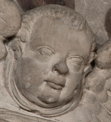 Zdjęcie nr 160: Nagrobek Grzegorza i Katarzyny Branickich znajduje się w kaplicy rodowej pod wezwaniem Najświętszej Marii Panny, na ścianie południowej, naprzeciwko wejścia. Składa się z trójosiowego cokołu i potrójnej filarowo-kolumnowej arkady z klęczącymi postaciami zmarłych po bokach adorujących znajdującą się pośrodku scenę ze zmartwychwstałym Chrystusem ukazującym się niewiernemu Tomaszowi. Całość wieńczy półkolista arkada z herbami Gryf i Kotwicz i tablicami inskrypcyjnymi. 
Dolna część artykułowa lizenami ozdobionymi motywami kandelabrowymi. W polu środkowym czaszka ze skrzyżowanymi piszczelami z inskrypcją w górnej i dolnej części: „POWIEDZ SVIETA [M]ADROSCI IESLI ZE SMIERC ZIWA / CZI MARTWA IESLI MARTWA CZEMV ZIWĄ BIWA / MALOWANA A IESLI ZIWA SMIERCIĄ CZEMV / ZOWIĄ IĄ NAD TO ZYWOT PRZECZ BIERZE KOZI/DEMV / TA IEST NA TWE PITANIE ODPOWIEC PRAWDZIWA / GDI TI ZYESZ SMIERC MARTVA GDY VMIERAS ZIWA / A IESLI ZLA CZI DOBRA CHCZES WIEDZIEC LI O TYM / IAKIS SĄM TAKĄ SMIELE SMIERC MIEĆ BĘDZIESZ PO TYM”. Na lewym polu inskrypcja „CO ZA DZIW ZEM POPIOLEM / WIEDZCIE ZESCIE WY / IAKO IA TENZE POPIOL, TO / IEDNO ZE ZYWY / BO GDIM SIĘ W PROCH ROSSIPAL / DOPIROM PRAWDZIWIE DOSZEDL, ZE CZLOWIEK TYMZE / PROCHEM CHOCIA ZYWIE / PATRZ ZE ZYWY POPIELIE A / TO POMNI SOBIE / ZES NA SWIECIE POPIOLEM / POPIOLEM I W GROBIE / A ZASZ NIEWIES CZYMEM BYL / A TERAZEM IAKI / OGLIANDAI, VWAZAIACZ ZE / SAM BEDZIESZ TAKI / BYLEM TERAS MIE NIE MASZ / IAK BIM TISZ NA SWIECIE / NIE BYL WY DZIS IESTESCIE / IUTRO NIEBEDZIECIE”. W polu cokołu „KTO TV LEZY POBOZNOSC / CNOTA OBYCZAIE / IAKICH NIERYCHLO VIZRĄ / BLISKO LEGLE KRAIE / IAKOSZ IE TAK MALY KĄT / MOGL ZACHOWAC W SOBIE / CZOSZ ALBO CNOTI LVCZKIE / GRZEBIĄ SCZIALEM W GROBIE / TILKOC TV CIALO LIEZY LIECZ / DVSZA W PRZESTRONE / NIEBIESKIE GMACHI WESŁA / KĘDI NIEZLICZONE / LATA POWIEDZIE. CZEMV IZE / MATKĄ BYLA / NIERZKAC POTOMSTWV ALIE / I SIROTOM SILA / TAKCI ZYWOT ZYWOTEM BYWA ZAKVPIONY / DOBRI FRIMARK DAC PLOCHI / ZA ON NIESKONCZONY”. Cokół zamyka wąski, silnie wysunięty gzyms z kimationem jońskim.
Trójosiowy podział nagrobka jest zachowany w partii środkowej, składającej się z trzech arkadowych wnęk, z których środkowa ujęta jest wolnostojącymi kolumnami jońskimi pokrytymi spiralnie ułożonymi pasami z motywem wici roślinnej, a sąsiednie od zewnątrz flankowane filarami pokrytymi motywami kandelabrowymi. W niezbyt głębokich niszach, których podniebienia zdobią kasetony z rozetami w kluczach uskrzydlone główki aniołków umieszczono wykonane w marmurze pińczowskim płaskorzeźby Chrystusa Zmartwychwstałego i adorujących go zmarłych, Grzegorza i Katarzynę Branickich. 
Zbawiciel jest ujęty całopostaciowo, frontalnie, w niewielkim wykroku, z głową zwróconą lekko do klęczącego po prawej stronie św. Tomasza. Jego ciało jest smukłe, wąskie w ramionach, z zaznaczonymi żebrami i mięśniami, osłonięte przewiązaną na biodrach szatą i płaszczem na lewym ramieniu. Chrystus ma pociągłą twarz, o wysokim czole, szerokich kościach policzkowych, wydatnym nosie i z głębokimi oczodołami. Przedstawiony został z długimi wąsami i brodą oraz opadającymi na ramiona, kręconymi włosami. W lewej ręce trzyma chorągiew i podtrzymuje szatę, a prawą rękę ma opuszczoną ku dołowi. 
Święty Tomasz ukazany jest z profilu, w szacie podwójnie przewiązanej w pasie sznurem i przerzuconym przez lewe ramie płaszczem. Twarz z brodą i długimi włosami, odwrócona w stronę Chrystusa. Do góry unosi również prawą rękę, zachowaną tylko do łokcia, lewą rękę trzyma ponad pasem. Figura mężczyzny wyrzeźbiona w kamieniu, polichromowana, przysłania wieniec z obłoków i uskrzydlonych głów puttów otaczający Chrystusa. 
Postacie stoją na podwójnym postumencie. W jego górnej części wyryto sentencję łacińską na prostokątnej tablicy umieszczonej w ozdobnym kartuszu, z zawiniętym spiralnie wycięciem krawędzi górnej i z dodaną w krawędzi dolnej główką uskrzydlonego putta. Napis na postumencie: „PER QVEM ET NOS / RESVRGERE DEVOTA / MENTE, CREDIMVS”. Na płycie poniżej płaskorzeźbione, leżące na prawym boku putto podpierające głowę na prawej ręce, natomiast w lewej trzymające klepsydrę. Nagie ciało, lekko przysłonięte draperią, spoczywa na poduszce z dwoma pomponami. Prawa noga jest wyprostowana, lewa zgięta w kolanie. Twarz pucołowata, z otwartymi oczami, otoczona gęstymi puklami loków. Przed dzieckiem leży czaszka. Nad nim znajduje się grawerowany kartusz z napisem: „HODIE MIHI / CRAS TIBI”. 
W arkadzie po lewej stronie przedstawiony został w trzech czwartych, zwrócony ramionami do widza Grzegorz Branicki. Postać klęczy na poduszce, szerokie dłonie złożone ma razem na piersiach, a głowę lekko uniesioną. Twarz Branickiego o pociągłych rysach, szerokich kościach policzkowych i dużych oczach, z wysokim czołem przysłoniętym zaczesanymi do przodu włosami. Ukazany z wąsami i długą, pofalowaną brodą. Ubrany jest w pełną, dekorowaną zbroję, spod której wystaje jaka i nogawice. Na szyi zawieszony łańcuch, a u stóp ostrogi. Przy nogach Branickiego leżą rękawice i hełm z trzema piórami. Nad głową wznoszą się panoplia, złożone z okrągłej tarczy i skrzyżowanych miecza, szabli, buławy, łuku, kołczanu ze strzałami i włóczni.
Po lewej stronie arkadę wypełnia ujęta z profilu, postać klęczącej na dwóch kolanach Katarzyny Branickiej. Jest ubrana w długą szubę, opadającą sztywnymi, rozchodzącymi się fałdami, u dołu załamującymi się, które zasłaniają sylwetkę. Na głowie ma czepiec przysłaniający włosy i podwikę. Twarz o łagodnych rysach, z długim nosem, małymi ustami i lekko zadartym podbródkiem. Ręce złożone razem na piersiach. Na palcach wskazującym i serdecznym lewej dłoni pierścienie, a ponad nadgarstkiem czterokrotnie nawinięty różaniec. Ponad figurą płaskorzeźbione tondo z Matką Boską z Dzieciątkiem otoczonymi wieńcem obłoków. Maria siedzi, ubrana w długą suknię, z welonem na głowie, z płaszczem zarzuconym na ramiona, którym lekko okrywa nagie Dzieciątko.
Zwieńczenie nagrobka o brzegach inkrustowanych marmurowymi kołami i elipsami, ujęte ornamentalnymi uszami, jest zakończone pasem z zawijającymi się do środkami kartuszami i równolegle ułożonymi liśćmi akantu. Tympanon wypełnia dekoracja złożona z czterech kartuszy: dwóch owalnych na tle paludamentu, zwieńczonych uskrzydloną główką anioła z godłami herbów Gryf i Kotwicz i dwóch podłużnych z inskrypcjami. Na tablicy po lewej stronie inskrypcja: „MAGNIFICO D(OMI)NO GREGORIO A RUSCA BRANICZKI OLIM VENA/TORI ET BURGRABIO CRAC(OVIENSI) CAPITANEO NIEPOŁOMIECEN(SI) VIRO / INTEGERRIMO DE REGIBVS SVIS ET RE PVB(LICA) BENE MERITO RELIGIO/NIS CATHOLICE AMANTISSIMO AMICIS FIDELISSIMO, OMNIBVS AFFABI/LI ET BENIGNO JOANNES A RUSCA BRANICZKI VENATOR CRACO(VIENSIS) CAPITANEVS NIEPOŁOMICEN(SI) MESTVS FILIUS PARENTI CHA/RISSIMO POSVIT OBYT 9 MAII A(NNO) D(OMINI) 1595 AETATIS SUE 60”. Napis wykuty po prawej stronie: “MAGNIFICAE D(OMI)NE CATHARINAE MAGNIFICI OLIM D(OMI)NI AUGUSTINI / KOTFICZ D(OMINI) SIGISMVNDI I POLONIAE REGIS STABVLI PREFECTI / VEXILIFERISQUE CURIE ET BURGRABY CRACO(VIENSIS) FILIE MATRONAE / LECTISSIME QVE CVM PVDORE ET MORVM MIRA ELEGANTIA / MARITI SUMMUM AMOREM VIRTUTE ET MODESTIA OMNIVM BENE/VOLENTIAM MERVISSET ACERBISSIMA MORTE AB OCVLIS EREPTA EST / IDEM FILIUS MATRI AMANTISSIME CVM LACRIMIS POSVIT. OBYT / 8 OCTOBRIS A(NNO) D)OMINI) 1588 AETATIS SUE 38". 
