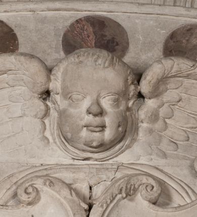 Zdjęcie nr 162: Nagrobek Grzegorza i Katarzyny Branickich znajduje się w kaplicy rodowej pod wezwaniem Najświętszej Marii Panny, na ścianie południowej, naprzeciwko wejścia. Składa się z trójosiowego cokołu i potrójnej filarowo-kolumnowej arkady z klęczącymi postaciami zmarłych po bokach adorujących znajdującą się pośrodku scenę ze zmartwychwstałym Chrystusem ukazującym się niewiernemu Tomaszowi. Całość wieńczy półkolista arkada z herbami Gryf i Kotwicz i tablicami inskrypcyjnymi. 
Dolna część artykułowa lizenami ozdobionymi motywami kandelabrowymi. W polu środkowym czaszka ze skrzyżowanymi piszczelami z inskrypcją w górnej i dolnej części: „POWIEDZ SVIETA [M]ADROSCI IESLI ZE SMIERC ZIWA / CZI MARTWA IESLI MARTWA CZEMV ZIWĄ BIWA / MALOWANA A IESLI ZIWA SMIERCIĄ CZEMV / ZOWIĄ IĄ NAD TO ZYWOT PRZECZ BIERZE KOZI/DEMV / TA IEST NA TWE PITANIE ODPOWIEC PRAWDZIWA / GDI TI ZYESZ SMIERC MARTVA GDY VMIERAS ZIWA / A IESLI ZLA CZI DOBRA CHCZES WIEDZIEC LI O TYM / IAKIS SĄM TAKĄ SMIELE SMIERC MIEĆ BĘDZIESZ PO TYM”. Na lewym polu inskrypcja „CO ZA DZIW ZEM POPIOLEM / WIEDZCIE ZESCIE WY / IAKO IA TENZE POPIOL, TO / IEDNO ZE ZYWY / BO GDIM SIĘ W PROCH ROSSIPAL / DOPIROM PRAWDZIWIE DOSZEDL, ZE CZLOWIEK TYMZE / PROCHEM CHOCIA ZYWIE / PATRZ ZE ZYWY POPIELIE A / TO POMNI SOBIE / ZES NA SWIECIE POPIOLEM / POPIOLEM I W GROBIE / A ZASZ NIEWIES CZYMEM BYL / A TERAZEM IAKI / OGLIANDAI, VWAZAIACZ ZE / SAM BEDZIESZ TAKI / BYLEM TERAS MIE NIE MASZ / IAK BIM TISZ NA SWIECIE / NIE BYL WY DZIS IESTESCIE / IUTRO NIEBEDZIECIE”. W polu cokołu „KTO TV LEZY POBOZNOSC / CNOTA OBYCZAIE / IAKICH NIERYCHLO VIZRĄ / BLISKO LEGLE KRAIE / IAKOSZ IE TAK MALY KĄT / MOGL ZACHOWAC W SOBIE / CZOSZ ALBO CNOTI LVCZKIE / GRZEBIĄ SCZIALEM W GROBIE / TILKOC TV CIALO LIEZY LIECZ / DVSZA W PRZESTRONE / NIEBIESKIE GMACHI WESŁA / KĘDI NIEZLICZONE / LATA POWIEDZIE. CZEMV IZE / MATKĄ BYLA / NIERZKAC POTOMSTWV ALIE / I SIROTOM SILA / TAKCI ZYWOT ZYWOTEM BYWA ZAKVPIONY / DOBRI FRIMARK DAC PLOCHI / ZA ON NIESKONCZONY”. Cokół zamyka wąski, silnie wysunięty gzyms z kimationem jońskim.
Trójosiowy podział nagrobka jest zachowany w partii środkowej, składającej się z trzech arkadowych wnęk, z których środkowa ujęta jest wolnostojącymi kolumnami jońskimi pokrytymi spiralnie ułożonymi pasami z motywem wici roślinnej, a sąsiednie od zewnątrz flankowane filarami pokrytymi motywami kandelabrowymi. W niezbyt głębokich niszach, których podniebienia zdobią kasetony z rozetami w kluczach uskrzydlone główki aniołków umieszczono wykonane w marmurze pińczowskim płaskorzeźby Chrystusa Zmartwychwstałego i adorujących go zmarłych, Grzegorza i Katarzynę Branickich. 
Zbawiciel jest ujęty całopostaciowo, frontalnie, w niewielkim wykroku, z głową zwróconą lekko do klęczącego po prawej stronie św. Tomasza. Jego ciało jest smukłe, wąskie w ramionach, z zaznaczonymi żebrami i mięśniami, osłonięte przewiązaną na biodrach szatą i płaszczem na lewym ramieniu. Chrystus ma pociągłą twarz, o wysokim czole, szerokich kościach policzkowych, wydatnym nosie i z głębokimi oczodołami. Przedstawiony został z długimi wąsami i brodą oraz opadającymi na ramiona, kręconymi włosami. W lewej ręce trzyma chorągiew i podtrzymuje szatę, a prawą rękę ma opuszczoną ku dołowi. 
Święty Tomasz ukazany jest z profilu, w szacie podwójnie przewiązanej w pasie sznurem i przerzuconym przez lewe ramie płaszczem. Twarz z brodą i długimi włosami, odwrócona w stronę Chrystusa. Do góry unosi również prawą rękę, zachowaną tylko do łokcia, lewą rękę trzyma ponad pasem. Figura mężczyzny wyrzeźbiona w kamieniu, polichromowana, przysłania wieniec z obłoków i uskrzydlonych głów puttów otaczający Chrystusa. 
Postacie stoją na podwójnym postumencie. W jego górnej części wyryto sentencję łacińską na prostokątnej tablicy umieszczonej w ozdobnym kartuszu, z zawiniętym spiralnie wycięciem krawędzi górnej i z dodaną w krawędzi dolnej główką uskrzydlonego putta. Napis na postumencie: „PER QVEM ET NOS / RESVRGERE DEVOTA / MENTE, CREDIMVS”. Na płycie poniżej płaskorzeźbione, leżące na prawym boku putto podpierające głowę na prawej ręce, natomiast w lewej trzymające klepsydrę. Nagie ciało, lekko przysłonięte draperią, spoczywa na poduszce z dwoma pomponami. Prawa noga jest wyprostowana, lewa zgięta w kolanie. Twarz pucołowata, z otwartymi oczami, otoczona gęstymi puklami loków. Przed dzieckiem leży czaszka. Nad nim znajduje się grawerowany kartusz z napisem: „HODIE MIHI / CRAS TIBI”. 
W arkadzie po lewej stronie przedstawiony został w trzech czwartych, zwrócony ramionami do widza Grzegorz Branicki. Postać klęczy na poduszce, szerokie dłonie złożone ma razem na piersiach, a głowę lekko uniesioną. Twarz Branickiego o pociągłych rysach, szerokich kościach policzkowych i dużych oczach, z wysokim czołem przysłoniętym zaczesanymi do przodu włosami. Ukazany z wąsami i długą, pofalowaną brodą. Ubrany jest w pełną, dekorowaną zbroję, spod której wystaje jaka i nogawice. Na szyi zawieszony łańcuch, a u stóp ostrogi. Przy nogach Branickiego leżą rękawice i hełm z trzema piórami. Nad głową wznoszą się panoplia, złożone z okrągłej tarczy i skrzyżowanych miecza, szabli, buławy, łuku, kołczanu ze strzałami i włóczni.
Po lewej stronie arkadę wypełnia ujęta z profilu, postać klęczącej na dwóch kolanach Katarzyny Branickiej. Jest ubrana w długą szubę, opadającą sztywnymi, rozchodzącymi się fałdami, u dołu załamującymi się, które zasłaniają sylwetkę. Na głowie ma czepiec przysłaniający włosy i podwikę. Twarz o łagodnych rysach, z długim nosem, małymi ustami i lekko zadartym podbródkiem. Ręce złożone razem na piersiach. Na palcach wskazującym i serdecznym lewej dłoni pierścienie, a ponad nadgarstkiem czterokrotnie nawinięty różaniec. Ponad figurą płaskorzeźbione tondo z Matką Boską z Dzieciątkiem otoczonymi wieńcem obłoków. Maria siedzi, ubrana w długą suknię, z welonem na głowie, z płaszczem zarzuconym na ramiona, którym lekko okrywa nagie Dzieciątko.
Zwieńczenie nagrobka o brzegach inkrustowanych marmurowymi kołami i elipsami, ujęte ornamentalnymi uszami, jest zakończone pasem z zawijającymi się do środkami kartuszami i równolegle ułożonymi liśćmi akantu. Tympanon wypełnia dekoracja złożona z czterech kartuszy: dwóch owalnych na tle paludamentu, zwieńczonych uskrzydloną główką anioła z godłami herbów Gryf i Kotwicz i dwóch podłużnych z inskrypcjami. Na tablicy po lewej stronie inskrypcja: „MAGNIFICO D(OMI)NO GREGORIO A RUSCA BRANICZKI OLIM VENA/TORI ET BURGRABIO CRAC(OVIENSI) CAPITANEO NIEPOŁOMIECEN(SI) VIRO / INTEGERRIMO DE REGIBVS SVIS ET RE PVB(LICA) BENE MERITO RELIGIO/NIS CATHOLICE AMANTISSIMO AMICIS FIDELISSIMO, OMNIBVS AFFABI/LI ET BENIGNO JOANNES A RUSCA BRANICZKI VENATOR CRACO(VIENSIS) CAPITANEVS NIEPOŁOMICEN(SI) MESTVS FILIUS PARENTI CHA/RISSIMO POSVIT OBYT 9 MAII A(NNO) D(OMINI) 1595 AETATIS SUE 60”. Napis wykuty po prawej stronie: “MAGNIFICAE D(OMI)NE CATHARINAE MAGNIFICI OLIM D(OMI)NI AUGUSTINI / KOTFICZ D(OMINI) SIGISMVNDI I POLONIAE REGIS STABVLI PREFECTI / VEXILIFERISQUE CURIE ET BURGRABY CRACO(VIENSIS) FILIE MATRONAE / LECTISSIME QVE CVM PVDORE ET MORVM MIRA ELEGANTIA / MARITI SUMMUM AMOREM VIRTUTE ET MODESTIA OMNIVM BENE/VOLENTIAM MERVISSET ACERBISSIMA MORTE AB OCVLIS EREPTA EST / IDEM FILIUS MATRI AMANTISSIME CVM LACRIMIS POSVIT. OBYT / 8 OCTOBRIS A(NNO) D)OMINI) 1588 AETATIS SUE 38". 
