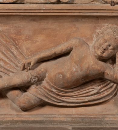 Zdjęcie nr 5: Epitafium złożone z dwóch tablic w kształcie leżącego prostokąta, dolnej z przedstawieniem zmarłego i górnej z inskrypcją. W dolnej tablicy, ujętej arabeską, ukazane nagie dziecko, leżące na marszczonej w równoległe fałdy tkaninie biegnącej pomiędzy jego udami. Nogi ma skrzyżowane. Prawa jest ułożona prosto, a lewa ugięta w kolanie. Jego głowa jest wsparta na zgiętej w łokciu lewej ręce, drugą rękę  ma ułożoną wzdłuż tułowia, w dłoni trzyma różę. Twarz jest pełna, nos krótki i szeroki, oczy zamknięte, usta pełne, lekko uśmiechnięte, na głowie krótkie, kręcone włosy. Pod lewą ręką znajduje się ludzka czaszka. Na tablicy powyżej inskrypcja "GENEROSOVS DOMINVS MARTINVS / CŻVRILO DE VIGNANO VICE VENA/TOR T[E]RRE CRACOVIENSIS ET / CAPITANEVS NIEPOL[O]MICENSIS / FILIO SVO PRIMOGENITO IOANNI / PONICNRAVIT QVI NATVS OBIIT / 26 IANVARII ANNO D(OMI)NI 1560  [V]IXIT HORIS TRIBVS".
