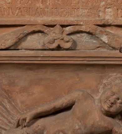 Zdjęcie nr 1: Epitafium złożone z dwóch tablic w kształcie leżącego prostokąta, dolnej z przedstawieniem zmarłego i górnej z inskrypcją. W dolnej tablicy, ujętej arabeską, ukazane nagie dziecko, leżące na marszczonej w równoległe fałdy tkaninie biegnącej pomiędzy jego udami. Nogi ma skrzyżowane. Prawa jest ułożona prosto, a lewa ugięta w kolanie. Jego głowa jest wsparta na zgiętej w łokciu lewej ręce, drugą rękę  ma ułożoną wzdłuż tułowia, w dłoni trzyma różę. Twarz jest pełna, nos krótki i szeroki, oczy zamknięte, usta pełne, lekko uśmiechnięte, na głowie krótkie, kręcone włosy. Pod lewą ręką znajduje się ludzka czaszka. Na tablicy powyżej inskrypcja "GENEROSOVS DOMINVS MARTINVS / CŻVRILO DE VIGNANO VICE VENA/TOR T[E]RRE CRACOVIENSIS ET / CAPITANEVS NIEPOL[O]MICENSIS / FILIO SVO PRIMOGENITO IOANNI / PONICNRAVIT QVI NATVS OBIIT / 26 IANVARII ANNO D(OMI)NI 1560  [V]IXIT HORIS TRIBVS".
