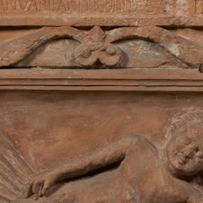 Zdjęcie nr 1: Epitafium złożone z dwóch tablic w kształcie leżącego prostokąta, dolnej z przedstawieniem zmarłego i górnej z inskrypcją. W dolnej tablicy, ujętej arabeską, ukazane nagie dziecko, leżące na marszczonej w równoległe fałdy tkaninie biegnącej pomiędzy jego udami. Nogi ma skrzyżowane. Prawa jest ułożona prosto, a lewa ugięta w kolanie. Jego głowa jest wsparta na zgiętej w łokciu lewej ręce, drugą rękę  ma ułożoną wzdłuż tułowia, w dłoni trzyma różę. Twarz jest pełna, nos krótki i szeroki, oczy zamknięte, usta pełne, lekko uśmiechnięte, na głowie krótkie, kręcone włosy. Pod lewą ręką znajduje się ludzka czaszka. Na tablicy powyżej inskrypcja "GENEROSOVS DOMINVS MARTINVS / CŻVRILO DE VIGNANO VICE VENA/TOR T[E]RRE CRACOVIENSIS ET / CAPITANEVS NIEPOL[O]MICENSIS / FILIO SVO PRIMOGENITO IOANNI / PONICNRAVIT QVI NATVS OBIIT / 26 IANVARII ANNO D(OMI)NI 1560  [V]IXIT HORIS TRIBVS".
