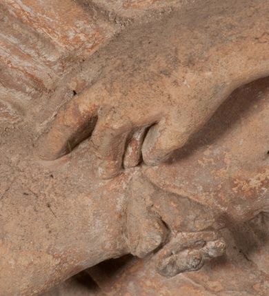 Zdjęcie nr 7: Epitafium złożone z dwóch tablic w kształcie leżącego prostokąta, dolnej z przedstawieniem zmarłego i górnej z inskrypcją. W dolnej tablicy, ujętej arabeską, ukazane nagie dziecko, leżące na marszczonej w równoległe fałdy tkaninie biegnącej pomiędzy jego udami. Nogi ma skrzyżowane. Prawa jest ułożona prosto, a lewa ugięta w kolanie. Jego głowa jest wsparta na zgiętej w łokciu lewej ręce, drugą rękę  ma ułożoną wzdłuż tułowia, w dłoni trzyma różę. Twarz jest pełna, nos krótki i szeroki, oczy zamknięte, usta pełne, lekko uśmiechnięte, na głowie krótkie, kręcone włosy. Pod lewą ręką znajduje się ludzka czaszka. Na tablicy powyżej inskrypcja "GENEROSOVS DOMINVS MARTINVS / CŻVRILO DE VIGNANO VICE VENA/TOR T[E]RRE CRACOVIENSIS ET / CAPITANEVS NIEPOL[O]MICENSIS / FILIO SVO PRIMOGENITO IOANNI / PONICNRAVIT QVI NATVS OBIIT / 26 IANVARII ANNO D(OMI)NI 1560  [V]IXIT HORIS TRIBVS".
