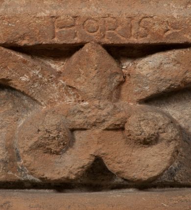 Zdjęcie nr 6: Epitafium złożone z dwóch tablic w kształcie leżącego prostokąta, dolnej z przedstawieniem zmarłego i górnej z inskrypcją. W dolnej tablicy, ujętej arabeską, ukazane nagie dziecko, leżące na marszczonej w równoległe fałdy tkaninie biegnącej pomiędzy jego udami. Nogi ma skrzyżowane. Prawa jest ułożona prosto, a lewa ugięta w kolanie. Jego głowa jest wsparta na zgiętej w łokciu lewej ręce, drugą rękę  ma ułożoną wzdłuż tułowia, w dłoni trzyma różę. Twarz jest pełna, nos krótki i szeroki, oczy zamknięte, usta pełne, lekko uśmiechnięte, na głowie krótkie, kręcone włosy. Pod lewą ręką znajduje się ludzka czaszka. Na tablicy powyżej inskrypcja &quot;GENEROSOVS DOMINVS MARTINVS / CŻVRILO DE VIGNANO VICE VENA/TOR T[E]RRE CRACOVIENSIS ET / CAPITANEVS NIEPOL[O]MICENSIS / FILIO SVO PRIMOGENITO IOANNI / PONICNRAVIT QVI NATVS OBIIT / 26 IANVARII ANNO D(OMI)NI 1560  [V]IXIT HORIS TRIBVS&quot;.
