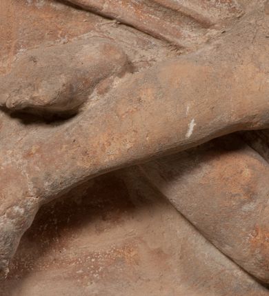 Zdjęcie nr 10: Epitafium złożone z dwóch tablic w kształcie leżącego prostokąta, dolnej z przedstawieniem zmarłego i górnej z inskrypcją. W dolnej tablicy, ujętej arabeską, ukazane nagie dziecko, leżące na marszczonej w równoległe fałdy tkaninie biegnącej pomiędzy jego udami. Nogi ma skrzyżowane. Prawa jest ułożona prosto, a lewa ugięta w kolanie. Jego głowa jest wsparta na zgiętej w łokciu lewej ręce, drugą rękę  ma ułożoną wzdłuż tułowia, w dłoni trzyma różę. Twarz jest pełna, nos krótki i szeroki, oczy zamknięte, usta pełne, lekko uśmiechnięte, na głowie krótkie, kręcone włosy. Pod lewą ręką znajduje się ludzka czaszka. Na tablicy powyżej inskrypcja &quot;GENEROSOVS DOMINVS MARTINVS / CŻVRILO DE VIGNANO VICE VENA/TOR T[E]RRE CRACOVIENSIS ET / CAPITANEVS NIEPOL[O]MICENSIS / FILIO SVO PRIMOGENITO IOANNI / PONICNRAVIT QVI NATVS OBIIT / 26 IANVARII ANNO D(OMI)NI 1560  [V]IXIT HORIS TRIBVS&quot;.
