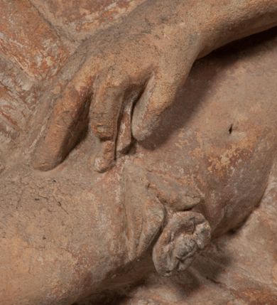 Zdjęcie nr 11: Epitafium złożone z dwóch tablic w kształcie leżącego prostokąta, dolnej z przedstawieniem zmarłego i górnej z inskrypcją. W dolnej tablicy, ujętej arabeską, ukazane nagie dziecko, leżące na marszczonej w równoległe fałdy tkaninie biegnącej pomiędzy jego udami. Nogi ma skrzyżowane. Prawa jest ułożona prosto, a lewa ugięta w kolanie. Jego głowa jest wsparta na zgiętej w łokciu lewej ręce, drugą rękę  ma ułożoną wzdłuż tułowia, w dłoni trzyma różę. Twarz jest pełna, nos krótki i szeroki, oczy zamknięte, usta pełne, lekko uśmiechnięte, na głowie krótkie, kręcone włosy. Pod lewą ręką znajduje się ludzka czaszka. Na tablicy powyżej inskrypcja &quot;GENEROSOVS DOMINVS MARTINVS / CŻVRILO DE VIGNANO VICE VENA/TOR T[E]RRE CRACOVIENSIS ET / CAPITANEVS NIEPOL[O]MICENSIS / FILIO SVO PRIMOGENITO IOANNI / PONICNRAVIT QVI NATVS OBIIT / 26 IANVARII ANNO D(OMI)NI 1560  [V]IXIT HORIS TRIBVS&quot;.
