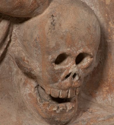 Zdjęcie nr 12: Epitafium złożone z dwóch tablic w kształcie leżącego prostokąta, dolnej z przedstawieniem zmarłego i górnej z inskrypcją. W dolnej tablicy, ujętej arabeską, ukazane nagie dziecko, leżące na marszczonej w równoległe fałdy tkaninie biegnącej pomiędzy jego udami. Nogi ma skrzyżowane. Prawa jest ułożona prosto, a lewa ugięta w kolanie. Jego głowa jest wsparta na zgiętej w łokciu lewej ręce, drugą rękę  ma ułożoną wzdłuż tułowia, w dłoni trzyma różę. Twarz jest pełna, nos krótki i szeroki, oczy zamknięte, usta pełne, lekko uśmiechnięte, na głowie krótkie, kręcone włosy. Pod lewą ręką znajduje się ludzka czaszka. Na tablicy powyżej inskrypcja &quot;GENEROSOVS DOMINVS MARTINVS / CŻVRILO DE VIGNANO VICE VENA/TOR T[E]RRE CRACOVIENSIS ET / CAPITANEVS NIEPOL[O]MICENSIS / FILIO SVO PRIMOGENITO IOANNI / PONICNRAVIT QVI NATVS OBIIT / 26 IANVARII ANNO D(OMI)NI 1560  [V]IXIT HORIS TRIBVS&quot;.
