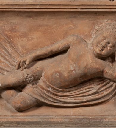 Zdjęcie nr 19: Epitafium złożone z dwóch tablic w kształcie leżącego prostokąta, dolnej z przedstawieniem zmarłego i górnej z inskrypcją. W dolnej tablicy, ujętej arabeską, ukazane nagie dziecko, leżące na marszczonej w równoległe fałdy tkaninie biegnącej pomiędzy jego udami. Nogi ma skrzyżowane. Prawa jest ułożona prosto, a lewa ugięta w kolanie. Jego głowa jest wsparta na zgiętej w łokciu lewej ręce, drugą rękę  ma ułożoną wzdłuż tułowia, w dłoni trzyma różę. Twarz jest pełna, nos krótki i szeroki, oczy zamknięte, usta pełne, lekko uśmiechnięte, na głowie krótkie, kręcone włosy. Pod lewą ręką znajduje się ludzka czaszka. Na tablicy powyżej inskrypcja "GENEROSOVS DOMINVS MARTINVS / CŻVRILO DE VIGNANO VICE VENA/TOR T[E]RRE CRACOVIENSIS ET / CAPITANEVS NIEPOL[O]MICENSIS / FILIO SVO PRIMOGENITO IOANNI / PONICNRAVIT QVI NATVS OBIIT / 26 IANVARII ANNO D(OMI)NI 1560  [V]IXIT HORIS TRIBVS".
