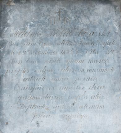 Zdjęcie nr 1: Płyta w formie stojącego prostokąta. W górnej części ryty monogram IHS z krzyżem. W polu inskrypcja „Adamo Kołaczkowski / Bonorum Cameralium Ann(o) 9 Praefecto / Die 24. Decembris 1824 A(nn)o vitae 54 / non tam aetate quam maerore / propter culpas aliorum consumpto / addicti amici posuere. / Quisquis es superior disce / quam durum piaesse aliis / Defuncto autem aeternam / precare requiem.” U dołu płyty ryta czaszka ze skrzyżowanymi piszczelami.