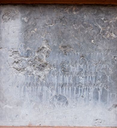 Zdjęcie nr 1: Płyta w formie kwadratu. W górnej części monogram IHS zwieńczony krzyżem. W polu inskrypcja „Franciszek Langa / Urzęd[nik] Składu Solnego / [...] 94 pobożne życie / z[akończył] 25 Maja 1821 R(oku) / tu pochowany, prosi o ratunek.” U dołu płyty ryta czaszka ze skrzyżowanymi piszczelami.