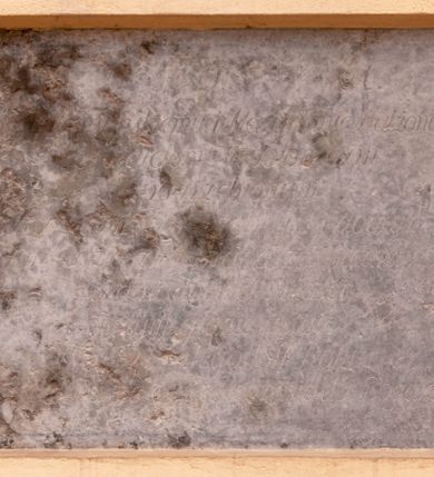 Zdjęcie nr 1: Płyta o formie leżącego prostokąta. W polu inskrypcja „D(eo) O(ptimo) M(aximo / Józefowi Katarzyńskiemu i Maryannie Małżonce Jego / Obywatelom Niepołomskim / tu pogrzebionym / Rodzicom dobroczynnym i dobrym / Syn wdzięczny Franciszek Katarzyński / ostatni dowód miłości / na tym głazie rysuie / dnia 21 Lutego 1811 Roku / za których Duszę o westchnienie do Boga żebrzą.”