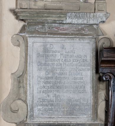 Zdjęcie nr 1: Epitafium złożone z tablicy inskrypcyjnej w kształcie stojącego protokąta, wspartej na podstawie, u dołu której podwieszony fartuch z wolut, szyszki, skrzyżowanych piszczeli i szczątkowo zachowanego zarysu czaszki. Po bokach tablicy spływy wolutowe, a nad nią fryz i profilowany gzyms. Nad nim owalny medalion w kartuszu z literami IHS, zwieńczony krzyżem. Po bokach kartusza niewielkie postumenty z uproszczonymi wazonami. Na tablicy inskrypcja: "D(EO) O(PTIMO) M(AXIMO) / TESTARE LAPIS / POSTHVME MEMORANDAM / DIGNAM CAELO EXVVIEM. / GENEROSVS OLIM MARTINVS GORECKI / AB AVLA ILLUSTRISSIMORVM MAGNATVM / CVI IMPENSIVS SERVIVIT. / MAGNARVM  VIRTVTVM GENERE, / ET PIETATE OPTIME INSTRVCTVS, / AD AETERNITATEM VOCATVS, HIS / IN AEDIBVS TVMVLATVS QVIESCIT. / TV VIATOR / AETERNAM FELICITATEM TANTI VIRI / ANIMAE PREC[L]ARE OBIIT ANNO RESTITV/TAE SALVTIS MDCCXCIX XXVIII IVNII / D[IE] 28 / 1699"  
