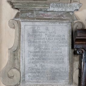 Zdjęcie nr 1: Epitafium złożone z tablicy inskrypcyjnej w kształcie stojącego protokąta, wspartej na podstawie, u dołu której podwieszony fartuch z wolut, szyszki, skrzyżowanych piszczeli i szczątkowo zachowanego zarysu czaszki. Po bokach tablicy spływy wolutowe, a nad nią fryz i profilowany gzyms. Nad nim owalny medalion w kartuszu z literami IHS, zwieńczony krzyżem. Po bokach kartusza niewielkie postumenty z uproszczonymi wazonami. Na tablicy inskrypcja: "D(EO) O(PTIMO) M(AXIMO) / TESTARE LAPIS / POSTHVME MEMORANDAM / DIGNAM CAELO EXVVIEM. / GENEROSVS OLIM MARTINVS GORECKI / AB AVLA ILLUSTRISSIMORVM MAGNATVM / CVI IMPENSIVS SERVIVIT. / MAGNARVM  VIRTVTVM GENERE, / ET PIETATE OPTIME INSTRVCTVS, / AD AETERNITATEM VOCATVS, HIS / IN AEDIBVS TVMVLATVS QVIESCIT. / TV VIATOR / AETERNAM FELICITATEM TANTI VIRI / ANIMAE PREC[L]ARE OBIIT ANNO RESTITV/TAE SALVTIS MDCCXCIX XXVIII IVNII / D[IE] 28 / 1699"  
