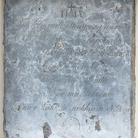 Zdjęcie nr 1: Płyta w formie stojącego prostokąta. W górnej części ryty monogram IHS zwieńczony krzyżem. W polu inskrypcja „Tu leży ciało Maryanny Gniewinski / C(esarsko) K(rólewskiego) Prefekta Salinarnego Niepołomskiego / oraz Dziedzica Dóbr Wokowic / Nayukochańszey Córki. / Zeszła z tego Świata / Dnia 5go Marca Roku 1809. / Prosi o serdeczne westchnienie do Boga”. W dolnej części płyty ryta czaszka ze skrzyzowanymi piszczelami. 